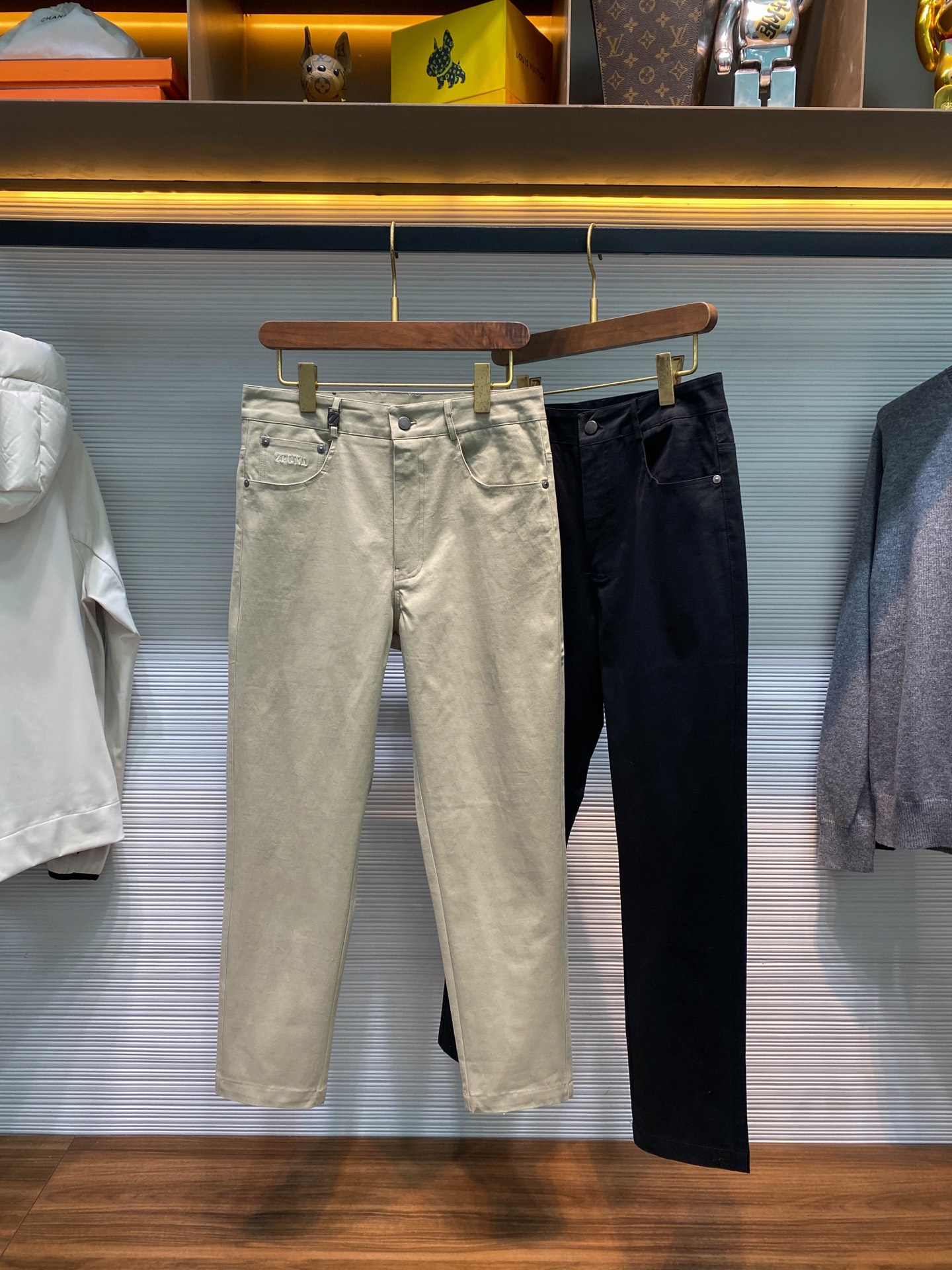 NO:568250,EZ25FW new autumn and winter high-density twill cotton straight casual pants, men's pocket embroidered logo fashionable and versatile casual trousers and nine-cent pants!  Trading company channels are rare and available on the official website simultaneously!  In today's fashion era that pursues individuality and quality, a pair of pants that can not only show unique taste but also provide a comfortable wearing experience is particularly important!  Z’s new straight-leg casual trousers are undoubtedly the first choice for men!  This trousers is made of high-density twill cotton, which is not only soft, but its high-density properties give it excellent durability and is not easy to wear and pill, so it can accompany you for a long time!  The texture is crisp and stylish. When you put it on, the trouser legs will sag naturally, and the lines are straight and smooth without any drag, as if they are carefully carved works of art!  The whole is full of fashionable design, and every detail has been carefully polished, highlighting a unique status symbol!  The metal badge and leather label nameplate at the waistband exude a mysterious and noble atmosphere!  The iconic letter logo embroidery on the pocket uses exquisite skills to vividly present the letter logo on the pocket. The embroidery stitches are fine and even, as if it is a work of art!  The casual straight-leg design can be said to be a classic among classics. It neither restricts the body like tight pants and makes you feel uncomfortable, nor is it too loose like wide-leg pants and looks dragging!  It maintains just the right amount of space between the trouser legs and legs, which can not only modify the leg shape and make your legs look straighter and slender, but also allow you to move freely without any restrictions!  Black/apricot, two colors available!  Size M-3XL M size waist 78cm - hip 94cm - front 31cm - thigh 60cm - trouser length 96cm - trouser leg 33cm L size waist 82cm - hip 98cm - front 32cm - thigh 62cm - trouser length 97cm - trouser leg 34cm  XL size waist 86cm - hip 102cm - front 33cm - thigh 64cm - trouser length 98cm - trouser leg 35cm XXL size waist 90cm - hip 106cm - front 34cm - thigh 66cm - trouser length 99cm - trouser leg 36cm  3XL size waist 94cm - hip 110cm - front 34cm - thigh 68cm - trouser length 100cm - trouser leg 37cm   Recommended size (standard version) If you are 174-140 pounds tall, try on size L which is suitable!  Boys weighing less than 133 pounds should choose M size, 133-145 pounds should choose L size, 145-158 pounds should choose XL size, 158-172 pounds should choose XXL size, and 172-186 pounds should choose 3XL size!  ,,alexander wang19860909EZ25FW秋冬新款高密度斜纹棉质直筒休闲裤,男士口袋刺绣标识时尚百搭休闲长裤九分裤！贸易公司渠道稀出,同步官网发售！在当今这个追求个性与品质的时尚时代,一条既能彰显独特品味,又具备舒适穿着体验的裤子显得尤为重要！Z家全新直筒休闲裤装,无疑是各位男士的首选单品！ 这款裤装采用高密度斜纹棉布,它又不仅仅只有柔软,高密度的特性赋予了它出色的耐用性,不易磨损和起球,能够陪伴你走过漫长的时光！质地挺括有型,穿上它裤腿自然下垂,线条笔直流畅,没有丝毫的拖沓感,仿佛是经过精心雕琢的艺术品！整体充满了时尚的设计感,每一个细节都经过精心打磨,彰显着独特的身份象征！裤腰处的金属徽章与皮标铭牌,散发着神秘而高贵的气息！口袋处的标志性字母Logo刺绣,运用精湛的技艺,将字母 Logo栩栩如生地呈现在口袋上,刺绣的针脚细密均匀,仿佛是巧夺天工的艺术品！休闲直筒版型设计可谓是经典中的经典,它既不像紧身裤那样束缚身体,让你感到不适,也不像阔腿裤那样过于宽松,显得拖沓！让裤腿与腿部之间保持了恰到好处的空间,既能够修饰腿型,让你的双腿看起来更加笔直修长,又能够让你自由活动,不受任何限制！黑色/杏色,两色入！尺码M-3XL M码腰围78cm-臀围94cm-前档31cm-大腿围60cm-裤长96cm-裤脚33cm L码腰围82cm-臀围98cm-前档32cm-大腿围62cm-裤长97cm-裤脚34cm XL码腰围86cm-臀围102cm-前档33cm-大腿围64cm-裤长98cm-裤脚35cm XXL码腰围90cm-臀围106cm-前档34cm-大腿围66cm-裤长99cm-裤脚36cm 3XL码腰围94cm-臀围110cm-前档34cm-大腿围68cm-裤长100cm-裤脚37cm 尺码推荐（标准版型） 身高174-140斤,试穿L码合适！ 男生体重133斤以内选择M码,133-145斤选择L码,145-158斤选择XL码,158-172斤选择XXL码,172-186斤选择3XL码！,,alexander wang,Men's clothing