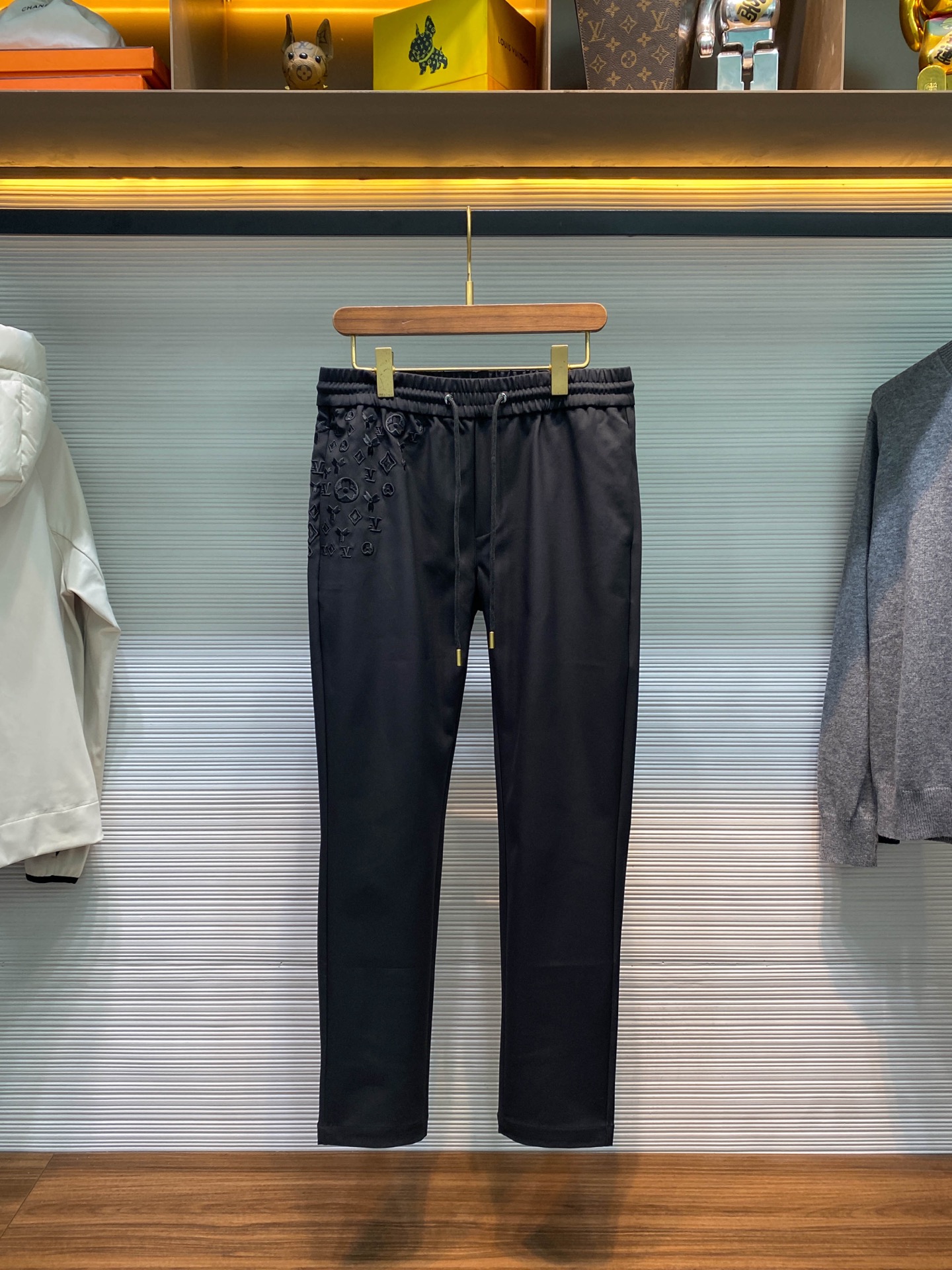 NO:568294,1V25FW new autumn and winter black technical cotton drawstring casual trousers, men's baby's breath and presbyopia embroidery fashionable and versatile casual trousers!  Trading company channels are rare, leading official website sales!  V's new casual pants have become the darling of the fashion industry with their top-notch fabrics, exquisite designs and unique styles!  It is not only a piece of clothing, but also a symbol of a life attitude and a relentless pursuit of quality and fashion!  This trousers is made of imported black technical cotton fabric. The silky touch feels like stroking a piece of fine silk, delicate and soft!  And it also has a charming luster. Under the light, the black fabric shines with a low-key and luxurious light, like the twinkling stars in the night sky, exuding a mysterious and noble temperament!  The design details of the pants are full of exquisite craftsmanship and unique taste. The presbyopia Logo embroidery on the left side of the waistband looks like stars scattered all over the sky, just like the bright stars in the night sky, adding a romantic and luxurious atmosphere to these pants!  Every stitch and thread has been carefully crafted, the embroidery lines are smooth and delicate, and the pattern of the Presbyopia Logo is lifelike, as if telling the legendary story of this century-old brand!  This design is not only full of artistic sense, but also allows the wearer to inadvertently show a noble identity and unique fashion taste!  The flip label on the back pocket is undoubtedly the finishing touch of these pants!  It seems simple, but it contains the designer's ingenuity. The design of the flip label breaks the monotony of traditional trouser pockets and adds a unique sense of fun and fashion to the overall look!  The design of the drawstring elastic waistband not only ensures wearing comfort, but also adds a sense of spontaneity and freedom!  The gold-engraved bell on the rope head not only serves to fix the drawstring, but also becomes the finishing touch of the entire pair of pants, making the wearer stand out from the crowd!  The straight version is simple and elegant, and does not pick on your body shape. Whether you have a tall model figure or a petite and cute figure, it can be easily controlled. It can well modify the leg lines and make the legs look straighter and slender!  Size M-3XL M size waist 78cm - hip 102cm - front 28cm - thigh 60cm - trouser length 101cm - trouser leg 34cm L size waist 82cm - hip 106cm - front 29cm - thigh 62cm - trouser length 102cm - trouser leg 35cm  XL size waist 86cm - hip 110cm - front 30cm - thigh 64cm - trouser length 103cm - trouser leg 36cm XXL size waist 90cm - hip 114cm - front 31cm - thigh 66cm - trouser length 104cm - trouser leg 37cm   3XL size waist 94cm - hip 118cm - front 31cm - thigh 68cm - trouser length 105cm - trouser leg 38cm Recommended size (standard version) Height 174-140 catties, try on L size!  Boys weighing less than 133 pounds should choose M size, 133-145 pounds should choose L size, 145-158 pounds should choose XL size, 158-172 pounds should choose XXL size, and 172-186 pounds should choose 3XL size!  ,,alexander wang198609091V25FW秋冬新款黑色科技棉布抽绳休闲裤,男士满天星老花刺绣时尚百搭休闲长裤！贸易公司渠道稀出,领先官网发售！V家新款休闲裤,以其顶级的面料、精湛的设计和独特的版型,成为了时尚界的宠儿！它不仅仅是一件服装,更是一种生活态度的象征,一种对品质和时尚的不懈追求！ 这款裤装选用客供进口黑色科技棉布,丝滑的触感仿佛是在抚摸着一匹上等的丝绸,细腻而柔和！而且它还富有迷人的光泽感,在光线的映照下,黑色的布料闪烁着低调而奢华的光芒,犹如夜空中闪烁的星辰,散发着一种神秘而高贵的气质！裤子的设计细节更是处处彰显着精湛工艺与独特品味,裤腰左侧如满天星散落般的老花Logo刺绣,宛如夜空中璀璨的繁星,为这条裤子增添了一份浪漫与奢华的气息！每一针每一线都经过精心雕琢,刺绣的线条流畅而细腻,老花Logo的图案栩栩如生,仿佛在诉说着这个百年品牌的传奇故事！这种设计不仅充满了艺术感,更让穿着者在不经意间展现出一种高贵的身份和独特的时尚品味！ 而后兜的翻转标签,无疑是这条裤子画龙点睛般的存在！它看似简单,却蕴含着设计师的巧妙心思,翻转标签的设计打破了传统裤兜的单调感,为整体造型增添了一份别样的趣味和时尚感！抽绳松紧裤腰的设计,既保证了穿着的舒适度,又增添了一份随性与自在！而绳头的金色刻印吊钟,不仅起到了固定抽绳的作用,更成为了整条裤子的点睛之笔,让穿着者在人群中脱颖而出！直筒版型简洁大方,不挑身材,无论是高挑的模特身材,还是娇小的可爱身形,都能轻松驾驭,能够很好地修饰腿部线条,让双腿看起来更加笔直修长！尺码M-3XL M码腰围78cm-臀围102cm-前档28cm-大腿围60cm-裤长101cm-裤脚34cm  L码腰围82cm-臀围106cm-前档29cm-大腿围62cm-裤长102cm-裤脚35cm  XL码腰围86cm-臀围110cm-前档30cm-大腿围64cm-裤长103cm-裤脚36cm  XXL码腰围90cm-臀围114cm-前档31cm-大腿围66cm-裤长104cm-裤脚37cm  3XL码腰围94cm-臀围118cm-前档31cm-大腿围68cm-裤长105cm-裤脚38cm 尺码推荐（标准版型） 身高174-140斤,试穿L码合适！ 男生体重133斤以内选择M码,133-145斤选择L码,145-158斤选择XL码,158-172斤选择XXL码,172-186斤选择3XL码！,,alexander wang,Men's clothing