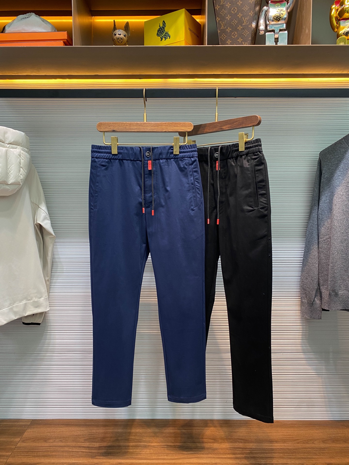 NO:568255,KITON25FW new autumn and winter densely woven chinos drawstring casual pants, men's classic red label decoration, fashionable and versatile casual trousers and nine-cent pants!  Trading company channels are rare, leading official website sales!  Kiton's new casual pants have become a classic in the fashion industry with their top-notch fabrics, classic details and simple and elegant straight fit!  This trousers are made of custom-made densely woven twill cotton. Each cotton fiber has been carefully selected and specially treated, giving the fabric a unique texture!  Not only does it feel great to the touch, it also has excellent stiffness. Whether you sit at work for a long time or enjoy outdoor activities, it can always maintain a perfect shape without wrinkles or deformation!  The eye-catching red label on the placket, like a flashing signal light in the night sky, instantly attracts people's attention!  The iconic red buttons and the design of the drawstring clock are designed in red that echoes the buttons, perfectly integrating with the overall style!  The embroidered nameplate on the back waist uses exquisite embroidery technology to perfectly present the brand logo on it. Every stitch and line is delicate and precise, as if it was carefully painted on the canvas by a highly skilled painter!  The straight-leg design seems simple, but it contains endless fashion wisdom. It has neither an overly exaggerated slim design nor an overly loose and procrastinating feel. Instead, it uses a just-right width to show a simple yet grand fashion style!  Black/blue, two colors available!  Size M-3XL M size waist 74/78cm - hip 98cm - front 32cm - thigh 60cm - trouser length 96cm - trouser leg 34cm L size waist 78/82cm - hip 102cm - front 33cm - thigh 62cm - trouser length 97cm - trouser leg 35cm  XL size waist 82/86cm - hip 106cm - front 34cm - thigh 64cm - trouser length 98cm - trouser leg 36cm XXL size waist 86/90cm - hip 110cm - front 35cm - thigh 66cm - trouser length 99cm - trouser leg 37cm  3XL size waist 90/94cm - hip 114cm - front 35cm - thigh 68cm - trouser length 100cm - trouser leg 38cm Recommended size (standard version) Height 174-140 catties, try on L size!  Boys weighing less than 130 pounds should choose M size, 130-142 pounds should choose L size, 142-155 pounds should choose XL size, 155-168 pounds should choose XXL size, and 168-183 pounds should choose 3XL size!  ,,alexander wang19860909KITON25FW秋冬新款密织斜纹棉布抽绳休闲裤,男士经典红色标签装饰时尚百搭休闲长裤九分裤！贸易公司渠道稀出,领先官网发售！Kiton新款休闲裤以其顶级的面料、经典的细节和简约大气的直筒版型,成为了时尚界的经典之作！ 这款裤装采用客供定制密织斜纹棉布,每一根棉纤维都经过精心挑选和特殊处理,使得面料具有一种独特的质感！不仅触感绝佳,还具备出色的挺括性,无论你是长时间坐着办公,还是在户外尽情活动,它都能始终保持完美的形状,不会出现褶皱或变形的情况！门襟处醒目的红色标签,如同夜空中闪烁的信号灯,瞬间吸引了人们的目光！而标志性的红色纽扣以及抽绳吊钟的设计,采用了与纽扣相呼应的红色,与整体风格完美融合！ 后腰处的刺绣铭牌,采用了精湛的刺绣工艺,将品牌标志完美地呈现在上面,每一针每一线都细腻而精准,仿佛是一位技艺高超的画家在画布上精心描绘！直筒版型设计看似简单,却蕴含着无尽的时尚智慧,它没有过于夸张的修身设计,也没有过于宽松的拖沓感,而是以一种恰到好处的宽度,展现出一种简约而不失大气的时尚风格！黑色/蓝色,两色入！尺码M-3XL M码腰围74/78cm-臀围98cm-前档32cm-大腿围60cm-裤长96cm-裤脚34cm L码腰围78/82cm-臀围102cm-前档33cm-大腿围62cm-裤长97cm-裤脚35cm XL码腰围82/86cm-臀围106cm-前档34cm-大腿围64cm-裤长98cm-裤脚36cm XXL码腰围86/90cm-臀围110cm-前档35cm-大腿围66cm-裤长99cm-裤脚37cm 3XL码腰围90/94cm-臀围114cm-前档35cm-大腿围68cm-裤长100cm-裤脚38cm 尺码推荐（标准版型） 身高174-140斤,试穿L码合适！ 男生体重130斤以内选择M码,130-142斤选择L码,142-155斤选择XL码,155-168斤选择XXL码,168-183斤选择3XL码！,,alexander wang,Men's clothing