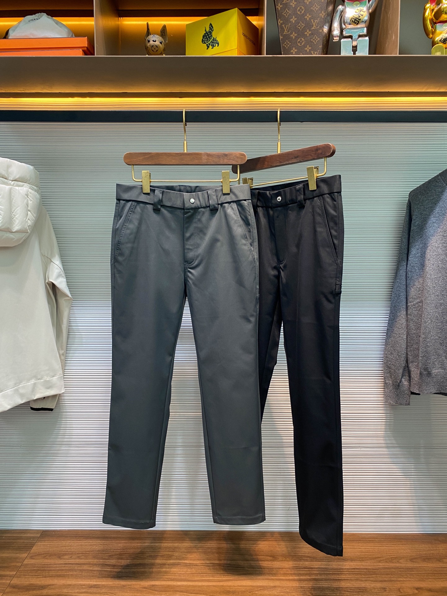 NO:568260,PRA25FW new autumn and winter high-density twill cotton straight casual trousers, men's rear leg triangle logo badge pockets, fashionable and versatile casual trousers!  Trading company channels are rare, leading official website sales!  P's new straight-leg casual pants, with its customized high-quality fabrics, simple and advanced overall design, unique metal triangle badge pocket embellishment, exquisite brand-engraved hardware accessories and perfect straight-leg silhouette, have become a rare classic in the fashion industry!  The trousers are made of custom-made high-density twill cotton, with a delicate and tight texture, as if you can feel that every fiber contains unique vitality!  The high-density weave gives it a stiff and stylish character, always maintaining perfect lines without any looseness or deformation!  At the same time, it has excellent comfort, allowing you to enjoy unparalleled freedom and comfort while enjoying fashion!  The overall design is simple yet high-end, like a melodious piece of music, and every detail is just right!  There are not too many complicated decorations, but with simple and smooth lines, it shows a low-key and luxurious temperament!  The metal triangle badge pockets on the back legs not only add a unique personality to the pants, but also make the wearer stand out from the crowd and become the center of attention!  Customized brand-engraved hardware accessories, every detail has been carefully polished!  The zipper is extremely smooth, and the opening and closing seems to be an elegant dance without any lag or hindrance!  The buttons are sturdy and durable, and the exquisite brand imprinting on them is like a silent logo, highlighting the noble identity of the brand!  These hardware accessories are not only impeccable in function, but also complement the overall style of the pants in appearance, creating a harmonious and perfect visual effect!  The straight version is like a magic weapon tailor-made for various body types. Whether you are a model with slender straight legs or an ordinary person with slightly deficient leg lines, the straight version can subtly modify your leg shape and make your legs look straighter and slender!  Black/grey, two colors available!  Size M-4XL M size waist 76cm - hip 94cm - front 29cm - thigh 60cm - trouser length 99cm - trouser leg 35cm L size waist 79cm - hip 97cm - front 29cm - thigh 61cm - trouser length 100cm - trouser leg 36cm  XL size waist 82cm - hip 99cm - front 29cm - thigh 62cm - trouser length 101cm - trouser leg 37cm XXL size waist 86cm - hip 102cm - front 30cm - thigh 64cm - trouser length 101cm - trouser leg 38cm  3XL size waist 90cm - hip 105cm - front 30cm - thigh 66cm - trouser length 102cm - trouser leg 39cm  4XL size waist 94cm - hip 108cm - front 30cm - thigh 68cm - trouser length 102cm - trouser leg 39cm Recommended size (standard version) Height 174-140 catties, try on L size!  Boys weighing less than 130 kilograms should choose M code, 130-140 kilograms should choose L code, 140-152 kilograms should choose XL code, 152-164 kilograms should choose XXL code, 164-176 kilograms should choose 3XL code, and 176-188 kilograms should choose 4XL code!  ,,prada,alexander wang19860909PRA25FW秋冬新款高密度斜纹棉质直筒休闲裤,男士后腿三角标徽章口袋时尚百搭休闲长裤！贸易公司渠道稀出,领先官网发售！P家新款直筒休闲裤,以其客供定制的高品质面料、简约高级的整体设计、独特的金属三角徽章口袋点缀、精致的品牌刻印五金辅料以及完美的直筒版型,成为了时尚界不可多得的经典之作！ 该裤装采用客供定制高密度斜纹棉布,细腻而紧实的质感,仿佛能感受到每一根纤维都蕴含着独特的生命力！高密度的织法赋予了它硬挺有型的特质,始终保持完美的线条,不会出现丝毫的松垮与变形！与此同时它又有着极佳的舒适度,让你在享受时尚的同时,也能感受到无与伦比的自在与惬意！整体设计简约而不失高级,宛如一首悠扬的乐章,每一个细节都恰到好处！没有过多繁杂的装饰,却凭借着简洁流畅的线条,展现出一种低调而奢华的气质！后腿处的金属三角徽章口袋点缀,不仅为裤子增添了一份独特的个性,更让穿着者在人群中脱颖而出,成为众人瞩目的焦点！ 客供定制的品牌刻印五金辅料,每一个细节都经过精心打磨！拉链顺滑无比,开合之间仿佛是一场优雅的舞蹈,没有丝毫的卡顿与阻碍！纽扣坚固耐用,上面精致的品牌刻印,如同一个无声的标志,彰显着品牌的高贵身份！这些五金辅料不仅在功能上无法挑剔,更在外观上与裤子整体风格相得益彰,共同营造出一种和谐而完美的视觉效果！直筒版型就像是为各种身材量身定制的魔法法宝,无论你是拥有修长笔直双腿的模特身材,还是腿部线条略有不足的普通人,直筒版型都能巧妙地修饰你的腿型,让你的双腿看起来更加笔直修长！黑色/灰色,两色入！尺码M-4XL M码腰围76cm-臀围94cm-前档29cm-大腿围60cm-裤长99cm-裤脚35cm L码腰围79cm-臀围97cm-前档29cm-大腿围61cm-裤长100cm-裤脚36cm XL码腰围82cm-臀围99cm-前档29cm-大腿围62cm-裤长101cm-裤脚37cm XXL码腰围86cm-臀围102cm-前档30cm-大腿围64cm-裤长101cm-裤脚38cm 3XL码腰围90cm-臀围105cm-前档30cm-大腿围66cm-裤长102cm-裤脚39cm 4XL码腰围94cm-臀围108cm-前档30cm-大腿围68cm-裤长102cm-裤脚39cm 尺码推荐（标准版型） 身高174-140斤,试穿L码合适！ 男生体重130斤以内选择M码,130-140斤选择L码,140-152斤选择XL码,152-164斤选择XXL码,164-176斤选择3XL码,176-188斤选择4XL码！,,prada,alexander wang,Men's clothing