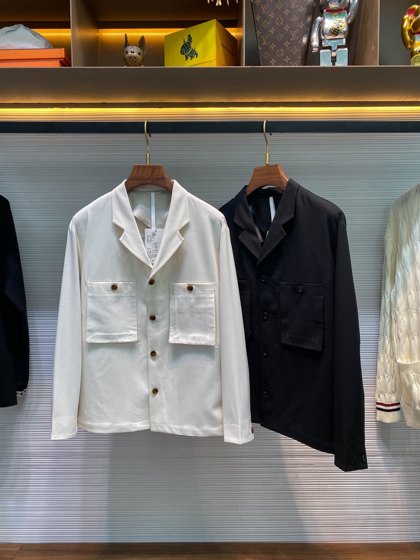 NO:638746,-EZ25FW new autumn and winter imported sheep wool Lyocell blended lapel suit, men's fashionable three-dimensional pocket straight and slightly wide business casual suit jacket!  Trading company channels are rare and available on the official website simultaneously!  In the vast starry sky of men's fashion, there are always some bright star items that have become the favorites of countless men with their excellent quality and unique designs!  And Z’s new suit jacket is undoubtedly one of the dazzling ones!  This jacket is made of imported high-end ingredients of 71.3 polyester fiber + 16.2 viscose fiber + 4.7 spandex + 4.7 lyocell + 3.1 sheep wool (lining polyester fiber). The blended fabric of multiple materials gives this jacket a crisp shape, which is not easy to deform, and can maintain good wearing condition for a long time, allowing you to maintain a full-spirited image at all times!  At the same time, polyester fiber also has excellent wear resistance and can withstand daily wear and the test of time!  The addition of viscose fiber enhances the breathability of the fabric, allowing the skin to breathe freely, saying goodbye to stuffiness and discomfort. It also makes the fabric have a soft feel, making it more comfortable to wear, and you will not feel restrained even if you wear it for a long time!  Lyocell fiber adds a unique luster to the fabric, making its texture even more outstanding!  At the same time, it has good hygroscopicity and anti-wrinkle properties, so that the jacket can always stay flat while maintaining its appearance, reducing the trouble of taking care of it!  The presence of sheep wool improves the thermal insulation performance, and its soft and delicate texture adds to the wearing experience, bringing you the dual enjoyment of warmth and comfort!  The fabric has a certain degree of elasticity, allowing you to move more freely. Whether you are raising your hands, bending down, or walking, you will not be restricted. It truly achieves the perfect combination of comfort and fashion!  The lapel collar has neat and smooth lines, fits the neck line, outlines a neat and capable image, and adds a bit of mature and stable temperament. It is suitable for business negotiations or daily leisure!  The straight version design is simple and elegant, not flattering to the body shape, it can hang naturally, modify the body shape, hide excess fat, and show a man's tall and straight posture!  In front of the chest and abdomen are custom-made resin buttons with a simple color that feel as warm as jade. The randomly distributed contrasting textures are natural and atmospheric, faintly revealing the original simplicity. The exquisite flat bags on both sides are evenly and neatly routed. The processed bag cover is exquisite and cannot be concealed. The interior is made of  Hand-made tribute needles are used to fix the lining with secondary stitching, which greatly increases the firmness of the inner lining of the garment, giving it a strong aura of royal luxury. The exquisite craftsmanship and attention to detail in every detail make this jacket a unique male fashion charm!  Black/beige, two colors available!  Size M-3XL M size shoulder width 50cm - chest 112cm - dress length 69cm - sleeve length 59cm L size shoulder width 51cm - chest 116cm - dress length 70cm - sleeve length 60cm  3XL size, shoulder width 55cm-bust 128cm-length 73cm-sleeve length 63cm. Recommended size (standard version) Height 174-140 catties, try on size L!  Boys weighing less than 130 kilograms should choose M code, 130-143 kilograms should choose L code, 143-156 kilograms should choose XL code, 156-170 kilograms should choose XXL code, and 170-186 kilograms should choose 3XL code!  ,men's clothing,jackets & coats,jackets & coats,business suit,alexander wang19860909-EZ25FW秋冬新款进口绵羊毛莱赛尔混纺翻领西服,男士时尚立体口袋直筒微阔商务休闲西装夹克外套！贸易公司渠道稀出,同步官网发售！在男士时尚的浩瀚星空中,总有一些璀璨的明星单品,以卓越的品质和独特的设计,成为无数男士心中的挚爱！而Z家全新西装夹克,无疑便是其中一颗耀眼夺目的存在！ 这款夹克精选客供进口71.3聚酯纤维+16.2粘纤+4.7氨纶+4.7莱赛尔+3.1 绵羊毛（里布聚酯纤维）高端成分制作而成,多种材质混纺织造赋予此款夹克挺括的版型,不易变形,长久保持良好的穿着状态,让你时刻保持精神饱满的形象！同时聚酯纤维还具有出色的耐磨性,经得起日常穿着与时间的考验！粘纤的加入,增强了面料的透气性,让肌肤能够自由呼吸,告别闷热与不适,它还使面料拥有柔软的手感,穿着起来更加舒适自在,即使长时间穿着也不会感到束缚！莱赛尔纤维为面料增添了独特的光泽,使其质感更加出众！同时它具有良好的吸湿性和抗皱性,让夹克在保持美观的同时,也能始终保持平整,减少打理的烦恼！绵羊毛的存在提升了保暖性能,其柔软细腻的质感,更是为穿着体验加分,带来温暖与舒适的双重享受！面料拥有一定的弹性,让你在活动时更加自如,无论是抬手、弯腰还是行走,都不会受到限制,真正实现了舒适与时尚的完美结合！ 翻驳领线条利落流畅,贴合颈部线条,勾勒出利落干练的形象,增添几分成熟稳重的气质,无论是商务洽谈还是日常休闲都适配！直筒的版型设计,简约大气,不挑身材,能够自然垂坠,修饰身形,隐藏多余的赘肉,展现男士挺拔的身姿！胸腹前是手感温润宛若玉石的定制树脂古朴色纽扣,随机分布的撞色纹理自然大气,隐隐透着原始的淳朴,两侧精湛的平袋走线均匀工整,处理过的袋盖是掩藏不住的精致,内里采用手工贡针将里布二次缝合固定,大大增加了衣服内里的牢固性,呈现出皇家奢华风范的强烈气场,精湛的技艺跟划分到每一处的细节处理,都令这件夹克外套彰显独特的男性时尚魅力！黑色/米色,两色入！尺码M-3XL M码肩宽50cm-胸围112cm-衣长69cm-袖长59cm L码肩宽51cm-胸围116cm-衣长70cm-袖长60cm XL码肩宽53cm-胸围120cm-衣长71cm-袖长61cm XXL码肩宽54cm-胸围124cm-衣长72cm-袖长62cm 3XL码肩宽55cm-胸围128cm-衣长73cm-袖长63cm 尺码推荐（标准版型） 身高174-140斤,试穿L码合适！ 男生体重130斤以内选择M码,130-143斤选择L码,143-156斤选择XL码,156-170斤选择XXL码,170-186斤选择3XL码！,男装,jackets & coats,jackets & coats,business suit,alexander wang,Women's clothing