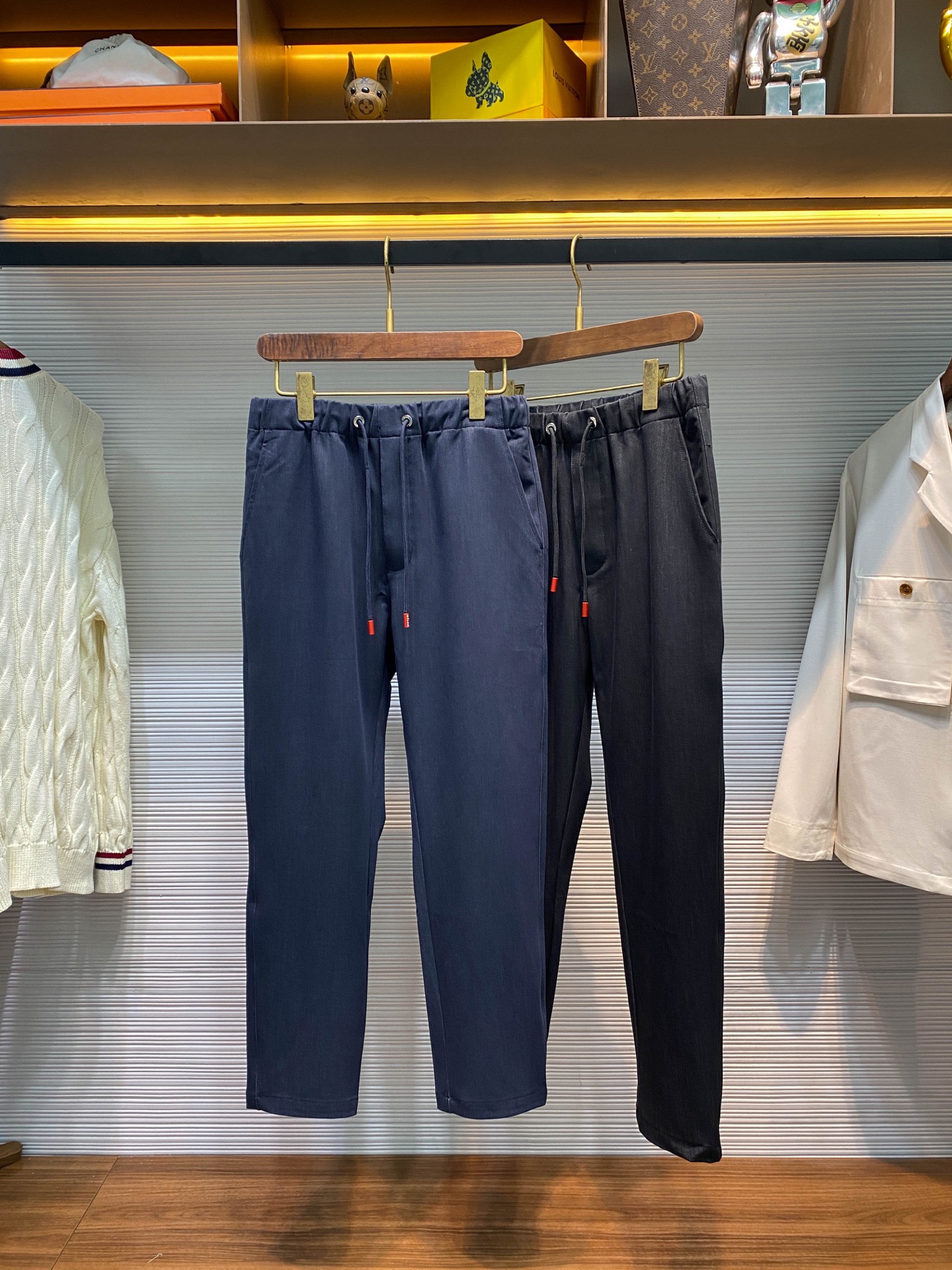 NO:568265,KITON25FW new autumn and winter worsted cotton drawstring casual pants, men's embroidered nameplate patch business casual versatile trousers and nine-cent pants!  Trading company channels are rare, leading official website sales!  Kiton's new straight-leg casual pants have become a rare classic in the fashion industry with their imported worsted cotton material, skin-friendly and comfortable fabric properties, unique red bell-waist drawstring and embroidered nameplate decoration on the back waist, and perfect straight-leg silhouette!   The trousers are made of imported worsted cotton material, which brings unique charm. After careful selection and exquisite craftsmanship, it presents an unparalleled texture!  Its texture is stiff and smooth, allowing the pants to always maintain a perfect fit during wearing. Whether you are walking or sitting, you can show a kind of elegance and confidence!  The waistband drawstring decorated with a red bell is like a bright ruby, adding a bright color to these pants!  The embroidered nameplate decoration on the back waist is a symbol of status of these pants, as if telling the long history and excellent quality of the brand. It is not only a simple decoration, but also the inheritance and continuation of the brand culture!  The straight version always maintains a tall and straight posture. It is neither too tight to restrict the body nor too loose to look dragging. It can perfectly modify the leg lines and make the legs look longer and straighter!  Black/denim blue, two colors included!  Size M-3XL M size waist 72/76cm - hip 100cm - front 32cm - thigh 62cm - trouser length 94cm - trouser leg 33cm L size waist 76/80cm - hip 104cm - front 33cm - thigh 64cm - trouser length 95cm - trouser leg 34cm  XL size waist 80/84cm - hip 108cm - front 33cm - thigh 66cm - trouser length 96cm - trouser leg 35cm XXL size waist 84/88cm - hip 112cm - front 34cm - thigh 68cm - trouser length 97cm - trouser leg 36cm  3XL size, waist circumference 88/92cm - hip circumference 116cm - front part 34cm - thigh circumference 70cm - trouser length 98cm - trouser leg 37cm Recommended size (standard version) Height 174-140 catties, try on L size!  Boys weighing less than 130 pounds should choose M size, 130-142 pounds should choose L size, 142-155 pounds should choose XL size, 155-168 pounds should choose XXL size, and 168-183 pounds should choose 3XL size!  ,,alexander wang19860909KITON25FW秋冬新款精纺棉质抽绳休闲裤,男士刺绣铭牌贴饰商务休闲百搭长裤九分裤！贸易公司渠道稀出,领先官网发售！Kiton新款直筒休闲裤以其进口精纺纯棉材质、贴肤舒适的面料特性、独特的红色吊钟裤腰抽绳与后腰刺绣铭牌装饰,以及完美的直筒版型,成为了时尚界不可多得的经典之作！  该裤装采用客供进口精纺纯棉材质带来的独特魅力,经过精心的挑选与精湛的工艺处理,呈现出一种无与伦比的质感！它质地硬挺垂顺,让裤子在穿着过程中始终保持着完美的版型,无论是行走还是坐立,都能展现出一种优雅与自信！饰有红色吊钟的裤腰抽绳,宛如一颗璀璨的红宝石,为这条裤子增添了一抹亮丽的色彩！而后腰的刺绣铭牌装饰,则是这条裤子身份地位的象征,仿佛在诉说着品牌的悠久历史与卓越品质,它不仅仅是一个简单的装饰,更是品牌文化的传承与延续！直筒版型始终保持着挺拔的身姿,既不会过于紧身而束缚身体,也不会过于宽松而显得拖沓,它能够完美地修饰腿部线条,让双腿看起来更加修长笔直！黑色/牛仔蓝,两色入！尺码M-3XL M码腰围72/76cm-臀围100cm-前档32cm-大腿围62cm-裤长94cm-裤脚33cm L码腰围76/80cm-臀围104cm-前档33cm-大腿围64cm-裤长95cm-裤脚34cm XL码腰围80/84cm-臀围108cm-前档33cm-大腿围66cm-裤长96cm-裤脚35cm XXL码腰围84/88cm-臀围112cm-前档34cm-大腿围68cm-裤长97cm-裤脚36cm 3XL码腰围88/92cm-臀围116cm-前档34cm-大腿围70cm-裤长98cm-裤脚37cm 尺码推荐（标准版型） 身高174-140斤,试穿L码合适！ 男生体重130斤以内选择M码,130-142斤选择L码,142-155斤选择XL码,155-168斤选择XXL码,168-183斤选择3XL码！,,alexander wang,Men's clothing