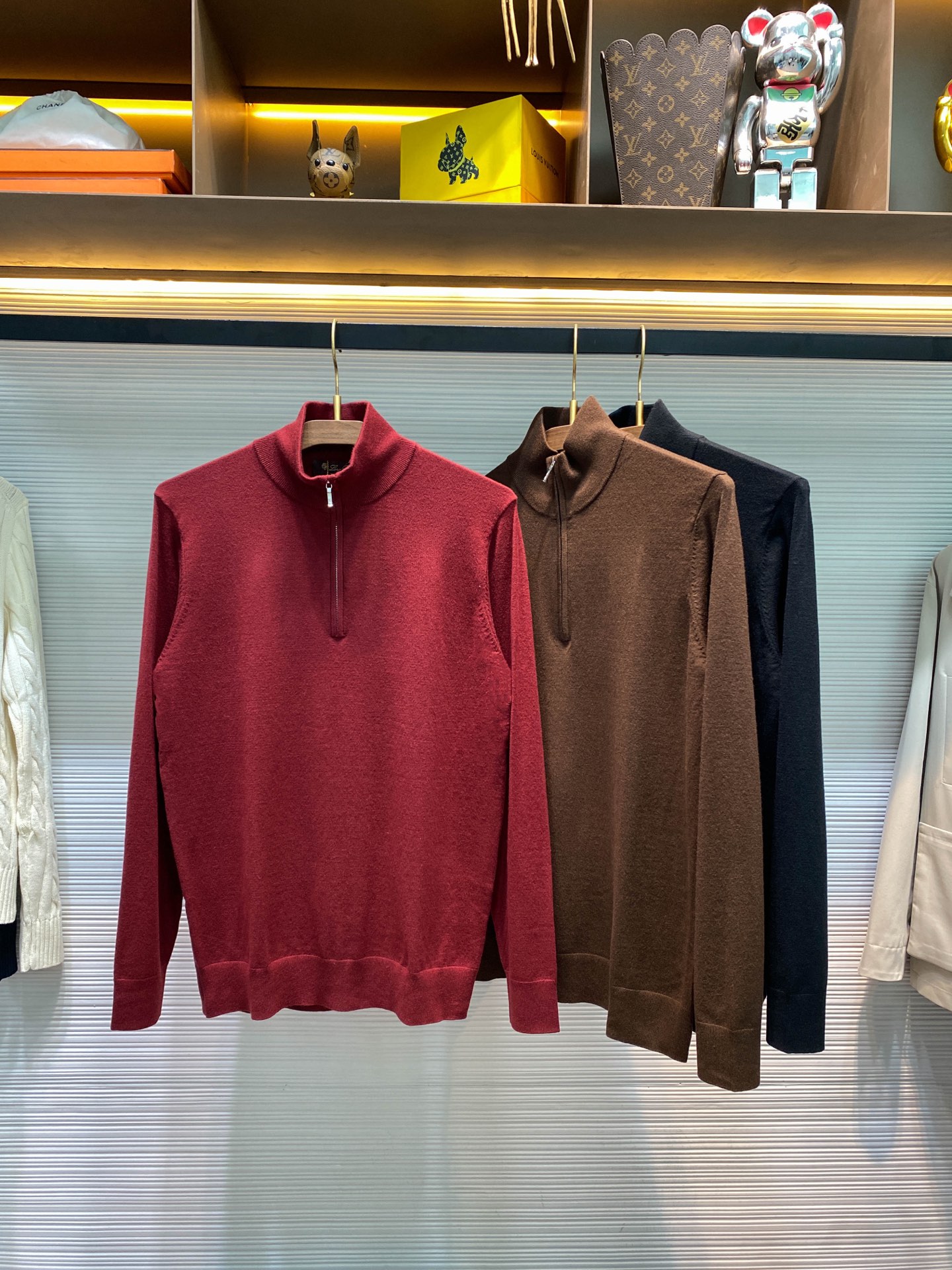 NO:611175,New product [LFW autumn and winter new ultra-fine cotton blended knitted stand-up collar sweater, men's fashionable half-zip simple solid color casual pullover sweater!  Trading company channels are rare and available on the official website simultaneously!  LP's new half-zip stand-up collar sweater for autumn and winter has become a classic in the fashion industry with its top-notch fabrics, minimalist design, exquisite details and fitted silhouette!  This sweater is carefully woven with custom-made cotton blended yarn, and the weaving process is even more amazingly fine. Advanced weaving technology is used to cleverly interweave the yarns, making the texture of the sweater as light and soft as a cloud, and it fits the skin as lightly as a cloud!  When you gently touch it, the delicate touch instantly comes from your fingertips, and it is so soft that it makes people happy!  And it also has excellent elasticity. Whether you are making large movements or daily stretching, the sweater can quickly return to its original shape and always maintain a perfect shape!  The minimalist style pure color route, without too many complicated decorations, is only presented in a pure color, but it shows a low-key and luxurious beauty!  The unique combination of half-zip placket and high collar design is a highlight of this sweater!  The half-zip placket adds a sense of casualness and fashion to the sweater. You can freely adjust the opening and closing of the zipper according to your preferences and actual needs. When the zipper is pulled to the top, the high-neck design can effectively resist the cold wind and provide you with warm care!  And when you open the zipper a little, it can show a casual, free and easy temperament. Whether worn alone or layered, this sweater can make you look handsome!  The metal zipper puller engraved with the brand's logo adds a sense of sophistication and luxury to the entire sweater!  The form-fitting design can accurately fit the curves of the human body. It is neither too tight to make you feel restricted nor too loose to make you look bloated!  This just-right version can well show off your figure advantages and make you more confident in the process of wearing it!  Black/red/coffee, three colors available!  Size 48-56 Size 48 has shoulder width 43cm - chest 100cm - dress length 69cm - sleeve length 62cm Size 50 has shoulder width 44cm - chest 104cm - dress length 70cm - sleeve length 63cm Size 52 has shoulder width 45cm - chest 108cm - dress length 72cm - sleeve length 64cm  Size 54 has shoulder width 46cm - bust 112cm - dress length 74cm - sleeve length 65cm. Size 56 has shoulder width 47cm - chest 116cm - dress length 76cm - sleeve length 66cm. Recommended sizes (standard version). Height 174-140 catties, try on size 50!  Boys weighing less than 130 pounds should choose size 48, 130-142 pounds should choose size 50, 142-155 pounds should choose size 52, 155-168 pounds should choose size 54, and 168-183 pounds should choose size 56!  ,,loro piana,sweaters,alexander wang19860909新品【LFW秋冬新款超精细棉质混纺针织立领毛衣,男士时尚半拉链简约纯色休闲套头毛衣针织衫！贸易公司渠道稀出,同步官网发售！LP秋冬全新半拉链立领毛衣以其顶级的面料、极简的设计、考究的细节和合身的版型,成为了时尚界的一款经典之作！ 这款毛衣采用客供定制棉质混纺纱线精心织造,织造工艺更是精细到令人惊叹,运用先进的织造技术,将纱线巧妙交织,使得毛衣的质地轻薄如软,仿佛云朵一般轻盈地贴合在肌肤上！当你轻轻触摸它那细腻的触感瞬间从指尖传来,柔软得让人心生欢喜！而且它还富有出色的弹力,无论你是进行大幅度的动作,还是日常的伸展,毛衣都能迅速恢复原状,始终保持完美的形态！极简风纯色路线,没有过多繁杂的装饰,仅仅以一种纯粹的颜色呈现,却展现出了一种低调而奢华的美感！ 半拉链门襟结合高领设计的独特组合,是这款毛衣的一大亮点！半拉链门襟为毛衣增添了一份随性与时尚感,你可以根据自己的喜好和实际需求,自由调节拉链的开合程度,当拉链拉至顶端时,高领设计能够有效抵御寒风的侵袭,为你提供温暖的呵护！而当你将拉链稍微拉开一些,又能展现出一种休闲、洒脱的气质,无论是单穿还是内搭,这款毛衣都能让你帅气十足！刻有品牌Logo的金属拉链头,为整件毛衣增添了一份精致与高级感！合身版型设计,能够精准地贴合人体曲线,既不会过于紧身让人感到束缚,也不会过于宽松而显得臃肿！这种恰到好处的版型,能够很好地展现出你的身材优势,让你在穿着的过程中更加自信！黑色/红色/咖色,三色入！尺码48-56 48码肩宽43cm-胸围100cm-衣长69cm-袖长62cm  50码肩宽44cm-胸围104cm-衣长70cm-袖长63cm  52码肩宽45cm-胸围108cm-衣长72cm-袖长64cm  54码肩宽46cm-胸围112cm-衣长74cm-袖长65cm  56码肩宽47cm-胸围116cm-衣长76cm-袖长66cm 尺码推荐（标准版型） 身高174-140斤,试穿50码合适！ 男生体重130斤以内选择48码,130-142斤选择50码,142-155斤选择52码,155-168斤选择54码,168-183斤选择56码！,,loro piana,sweaters,alexander wang,Men's clothing