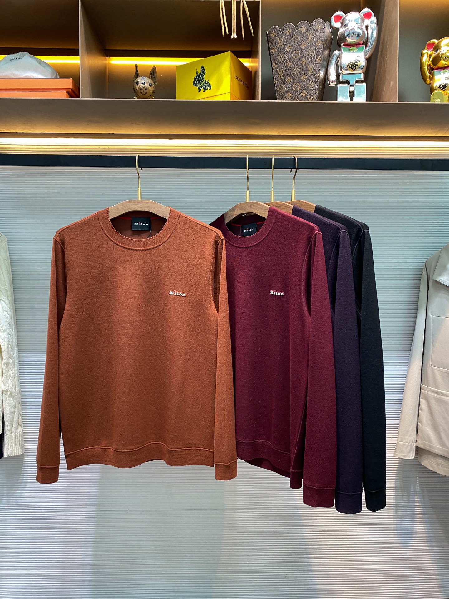 NO:611169,【-KITON25FW new autumn and winter technical composite knitted fabric round neck sweater, men's contrasting rubber logo basic casual pullover sweater and sweater!  Trading company channels are rare and available on the official website simultaneously!  Kiton's new knitted sweater perfectly combines luxury and practicality, making it a favorite among fashionistas!  Interpret luxury with quality and show taste with details, so that you can exude unique charm in every moment!  Starting from the choice of fabric, this sweater shows its unique high-end quality!  It is made of imported high-tech composite knitted fabric. When you touch it gently, the silky and soft touch is like fingertips sliding over delicate silk, making people instantly immersed in it. Every fiber seems to be given life and gently fits the skin, bringing an unprecedented comfortable experience!  Moreover, this kind of fabric also has the characteristics of being draped and skin-friendly. Whether you wear it daily or walk around, it can naturally fit the body curves without any sense of restraint. It is like a second skin, allowing you to enjoy fashion while also feeling extremely comfortable!  In addition to the unique design details of the fabric, the three-dimensional rubber logo inlaid on the chest is like a delicate work of art and becomes the finishing touch of the entire sweater!  The designer cleverly uses contrasting colors to form a sharp and harmonious contrast between the logo and the main color of the sweater. The use of contrasting colors not only brightens the overall visual effect of the sweater, but also gives it a unique status symbol and sense of luxury!  When you wear it, you seem to declare your unique taste and elegant style to the world, making you stand out from the crowd and become the center of attention!  The fitting design is excellent. It is neither too tight to make you feel cramped nor too loose to make you look bloated. Instead, it fits the body lines just right, showing the wearer's elegant posture and confident temperament!  Angora red/purple red/black/dark purple, four colors available!  Size 48-56 Size 48 has shoulder width 44cm - chest 102cm - dress length 67cm - sleeve length 60cm Size 50 has shoulder width 45cm - chest 106cm - dress length 68cm - sleeve length 61cm Size 52 has shoulder width 46cm - chest 110cm - dress length 69cm - sleeve length 62cm  Size 54 has shoulder width 47cm - bust 114cm - dress length 70cm - sleeve length 63cm. Size 56 has shoulder width 48cm - chest 118cm - dress length 71cm - sleeve length 63cm. Size recommendation (standard version). Height 174-140 catties, try on size 50!  Boys weighing less than 130 pounds should choose size 48, 130-142 pounds should choose size 50, 142-155 pounds should choose size 52, 155-168 pounds should choose size 54, and 168-183 pounds should choose size 56!  ,,sweaters,alexander wang19860909【-KITON25FW秋冬新款科技复合针织面料圆领毛衣,男士撞色橡胶标识基础休闲套头毛衣针织衫！贸易公司渠道稀出,同步官网发售！Kiton全新针织衫将奢华与实用完美结合,成为了时尚达人们竞相追逐的宠儿！用品质诠释奢华,用细节彰显品味,让你在每一个瞬间都能散发出独特的魅力！ 这款毛衣从面料的选择开始,便彰显出了与众不同的高端品质！采用客供进口科技复合针织面料,当你轻轻触摸它时,那丝滑柔软的触感如同指尖滑过细腻的丝绸,让人瞬间沉醉其中,每一丝纤维都仿佛被赋予了生命,温柔地贴合着肌肤,带来一种前所未有的舒适体验！而且这种面料还具有垂顺亲肤的特性,无论是日常穿着还是走动,它都能自然地贴合身体曲线,不会有丝毫的束缚感,仿佛第二层肌肤一般,让你在享受时尚的同时,也能感受到极致的自在！ 除了面料在细节设计上也独具匠心,胸前立体橡胶标识镶嵌,宛如一件精致的艺术品,成为了整件毛衣的点睛之笔！设计师巧妙地运用对比色,将标识与毛衣主体颜色形成鲜明而又和谐的对比,这种对比色的运用不仅点亮了毛衣的整体视觉效果,更赋予了它一种独特的身份象征与奢华感！当你穿上它仿佛在向世界宣告你的独特品味与高雅格调,让你在人群中脱颖而出,成为众人瞩目的焦点！合身的设计堪称一绝,它既不会过于紧身让你感到局促不安,也不会过于宽松显得拖沓臃肿,而是恰到好处地贴合身体线条,展现出穿着者优雅的身姿和自信的气质！安哥拉红/绛红/黑色/暗紫,四色入！尺码48-56 48码肩宽44cm-胸围102cm-衣长67cm-袖长60cm 50码肩宽45cm-胸围106cm-衣长68cm-袖长61cm 52码肩宽46cm-胸围110cm-衣长69cm-袖长62cm 54码肩宽47cm-胸围114cm-衣长70cm-袖长63cm 56码肩宽48cm-胸围118cm-衣长71cm-袖长63cm 尺码推荐（标准版型） 身高174-140斤,试穿50码合适！ 男生体重130斤以内选择48码,130-142斤选择50码,142-155斤选择52码,155-168斤选择54码,168-183斤选择56码！,,sweaters,alexander wang,Men's clothing