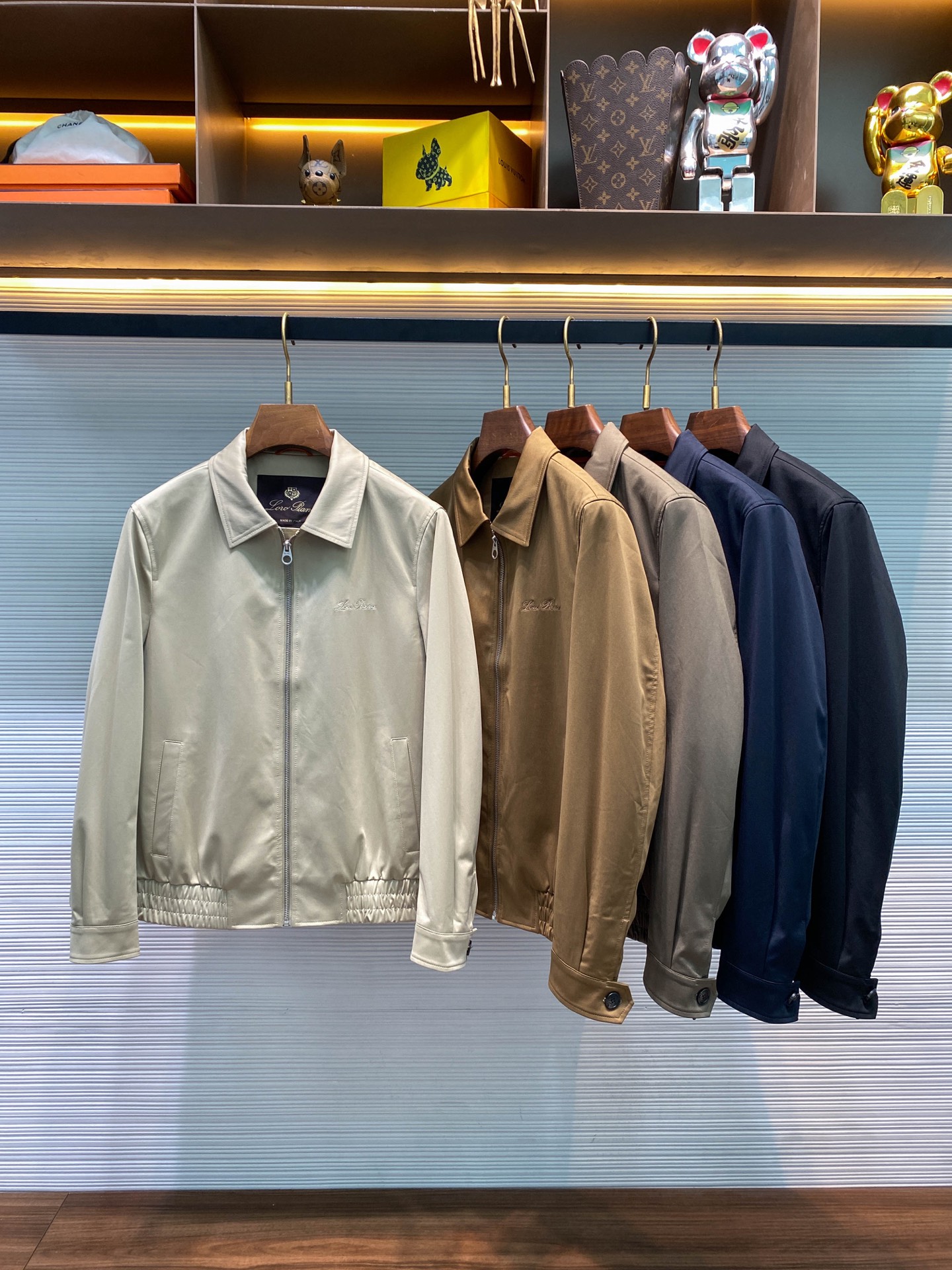 NO:611139,New product [LFW early autumn new Tencel cotton blended lapel jacket, men's classic letter logo embroidered business casual zipper executive jacket!  Trading company channels are rare, leading official website sales!  A decent and high-quality jacket, with its excellent material, exquisite craftsmanship and unique design, it has become the favorite of many business people!  This jacket is made of Tencel Lyocell cotton blend fabric. When you touch it gently, you can feel the silky smooth touch, as if your fingertips are sliding over delicate satin!  This kind of fabric is not only silky in texture, but also crisp and stylish. When you put it on, you will instantly exude a capable and confident temperament!  The design of the classic plaid lining not only adds a sense of fashion, but is also close-fitting, comfortable and breathable!  The classic letter logo embroidery on the chest is like a bright pearl, inlaid in the center of the jacket. Every stitch and thread is carefully carved. The embroidered letters are clear and delicate, as if telling the story and inheritance of the brand!  It is not only a simple logo, but also a symbol of high-end luxury status, allowing you to stand out from the crowd and show your unique taste and style!  Look at the zipper engraved with the brand logo, it is like a work of art, exuding a unique light!  The design of the zipper is not only beautiful and elegant, but also very smooth to use. You can easily open and close it with a gentle pull. Every time you pull the zipper, you can feel the sophistication and sophistication, as if you are touching a precious treasure!  The addition of customized horn buttons adds a retro and elegant atmosphere to this jacket. The horn buttons are made of natural material and have a warm texture. Each button has been carefully selected and polished to complement the overall style of the jacket!  The lapel executive jacket is cut in a classic style, which is simple yet grand, stable yet fashionable!  The design of the lapel is just right, which can not only modify the neck line, but also show a capable and confident temperament!  Khaki/khaki/camel/navy/black, five colors available!  Size 48-56 Size 48 has shoulder width 46cm - chest 110cm - dress length 64cm - sleeve length 61cm Size 50 has shoulder width 47cm - chest 114cm - dress length 65cm - sleeve length 62cm Size 52 has shoulder width 48cm - chest 118cm - dress length 66cm - sleeve length 63cm  Size 54 has shoulder width 49cm - chest 122cm - dress length 68cm - sleeve length 64cm. Size 56 has shoulder width 50cm - chest 126cm - dress length 70cm - sleeve length 65cm. Size recommendation (standard version). Height 174-140 catties. Try on size 50 which is suitable!  For boys weighing less than 130 kilograms, choose size 48, between 130 and 143 kilograms, choose size 50, between 143 and 156 kilograms, choose size 52, between 156 and 170 kilograms, choose size 54, and between 170 and 185 kilograms, choose size 56!  ,,jackets & coats,jackets & coats,silk fabric,alexander wang19860909新品【LFW早秋新款天丝棉质混纺翻领夹克,男士经典字母标识刺绣商务休闲拉链行政夹克外套！贸易公司渠道稀出,领先官网发售！一件得体且高品质的夹克,它以卓越的材质、精湛的工艺和独特的设计,成为众多商务人士的心头好！ 这款夹克采用天丝莱赛尔棉质混纺面料,当你轻轻触摸,便能感受到那如丝般顺滑的触感,仿佛指尖在细腻的绸缎上滑过！这种面料不仅质地丝滑,而且挺括有型,穿上它整个人瞬间散发出一种干练、自信的气质！内里经典格纹内里的设计,不仅增添了一份时尚感,更贴身舒适透气！胸前经典字母标识刺绣,犹如一颗璀璨的明珠,镶嵌在夹克的正中央,每一针每一线都精心雕琢,刺绣的字母清晰而精致,仿佛在诉说着品牌的故事和传承！它不仅仅是一个简单的标识,更是高奢身份的象征,让你在人群中脱颖而出,展现出与众不同的品味和格调！ 再看那刻有品牌Logo的拉链,它就像一件艺术品,散发着独特的光芒！拉链的设计不仅美观大方,而且使用起来非常顺畅,轻轻一拉,就能轻松开合,每一次拉动拉链,都能感受到那种精致和考究,仿佛在触摸一件珍贵的宝物！而定制牛角扣的加入,更是为这款夹克增添了一份复古和优雅的气息,牛角扣的材质天然,质感温润,每一颗扣子都经过精心挑选和打磨,与夹克的整体风格相得益彰！翻领行政夹克版型裁剪,它延续了经典的行政风格,简洁而不失大气,稳重而不失时尚！翻领的设计恰到好处,既能够修饰颈部线条,又能够展现出一种干练和自信的气质！卡其/土黄/驼色/藏青/黑色,五色入！尺码48-56 48码肩宽46cm-胸围110cm-衣长64cm-袖长61cm 50码肩宽47cm-胸围114cm-衣长65cm-袖长62cm 52码肩宽48cm-胸围118cm-衣长66cm-袖长63cm 54码肩宽49cm-胸围122cm-衣长68cm-袖长64cm 56码肩宽50cm-胸围126cm-衣长70cm-袖长65cm 尺码推荐（标准版型） 身高174-140斤,试穿50码合适！ 男生体重130斤以内选择48码,130-143斤选择50码,143-156斤选择52码,156-170斤选择54码,170-185斤选择56码！,,jackets & coats,jackets & coats,silk fabric,alexander wang,Men's clothing