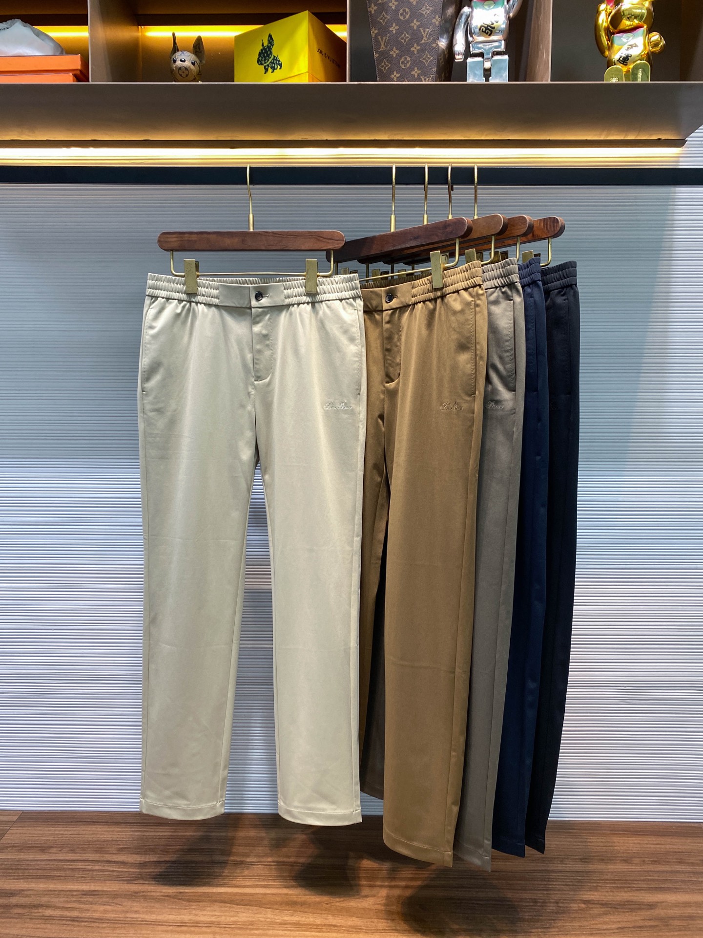 NO:611134,New product【-LFW early autumn new Tencel cotton blend drawstring casual pants, men's classic letter logo embroidered fashionable and versatile casual pants!  Trading company channels are rare, leading official website sales!  LP's new drawstring casual pants have become the darling of the fashion industry with their high-quality fabrics, classic design and comfortable fit!  It is not only a pair of pants, but also a symbol of life attitude, allowing you to always maintain elegance and confidence in the pursuit of fashion!  These casual pants are made of Tencel Lyocell cotton blended fabric. The silky touch is like touching the finest silk, delicate and soft, making people unable to put it down!  And it is not only silky, but also very stiff and stylish, naturally fitting the lines of the legs, showing a smooth outline, without the slightest feeling of collapse!  The classic letter logo embroidery on the front subtly demonstrates the high-end luxury status. The stitching is fine and even, and the lines are smooth and natural, as if it is a masterpiece carefully drawn by an artist!  The drawstring elastic waistband design can be freely adjusted according to your personal waistline, and you can easily find the tightness that suits you best!  The straight-leg design is not too restrictive on the legs like tight pants, nor is it too loose like wide-leg pants. The straight-leg silhouette just modifies the leg lines, making your legs look straighter and slender!  Khaki/khaki/camel/navy/black, five colors available!  Size 48-56 Size 48 waist 78/82cm - hip 100cm - front 28cm - thigh 60cm - trouser length 103cm - trouser leg 38cm Size 50 waist 82/86cm - hip 103cm - front 29cm - thigh 61cm - trouser length 104cm - trouser leg 39cm  Size 52 waist 86/90cm - hip 106cm - front 29cm - thigh 62cm - trouser length 105cm - trouser leg 40cm Size 54 waist 90/94cm - hip 110cm - front 30cm - thigh 64cm - trouser length 106cm - trouser leg 41cm  Size 56 waist 94/98cm - hip 114cm - front 30cm - thigh 66cm - trouser length 106cm - trouser leg 42cm Recommended size (standard version) Height 174-140 catties, try on size 50!  Boys weighing less than 135 pounds should choose size 48, 135-148 pounds should choose size 50, 148-162 pounds should choose size 52, 162-176 pounds should choose size 54, and 176-190 pounds should choose size 56!  ,,loro piana,alexander wang19860909新品【-LFW早秋新款天丝棉质混纺抽绳休闲裤,男士经典字母标识刺绣时尚百搭休闲长裤！贸易公司渠道稀出,领先官网发售！LP新款抽绳休闲裤,以其优质的面料、经典的设计和舒适的版型,成为了时尚界的宠儿！它不仅仅是一条裤子,更是一种生活态度的象征,让你在追求时尚的道路上,始终保持优雅与自信！ 这款休闲裤采用了天丝莱赛尔棉质混纺面料,丝滑的触感如同在抚摸上等的丝绸,细腻而柔软,让人爱不释手！而且它不仅丝滑,还十分挺括有型,自然地贴合腿部线条,展现出流畅的轮廓,不会有丝毫的软塌感！前幅经典字母标识刺绣,巧妙地彰显着高奢身份,针脚细密均匀,线条流畅自然,仿佛是艺术家精心绘制的杰作！抽绳松紧裤腰设计,可以根据个人的腰围进行自由调节,轻松找到最适合自己的松紧度！直筒版型设计,不像紧身裤那样过于束缚腿部,也不像阔腿裤那样过于宽松,直筒的版型恰到好处地修饰了腿部线条,让你的双腿看起来更加笔直修长！卡其/土黄/驼色/藏青/黑色,五色入！尺码48-56 48码腰围78/82cm-臀围100cm-前档28cm-大腿围60cm-裤长103cm-裤脚38cm 50码腰围82/86cm-臀围103cm-前档29cm-大腿围61cm-裤长104cm-裤脚39cm 52码腰围86/90cm-臀围106cm-前档29cm-大腿围62cm-裤长105cm-裤脚40cm 54码腰围90/94cm-臀围110cm-前档30cm-大腿围64cm-裤长106cm-裤脚41cm 56码腰围94/98cm-臀围114cm-前档30cm-大腿围66cm-裤长106cm-裤脚42cm 尺码推荐（标准版型） 身高174-140斤,试穿50码合适！ 男生体重135斤以内选择48码,135-148斤选择50码,148-162斤选择52码,162-176斤选择54码,176-190斤选择56码！,,loro piana,alexander wang,Men's clothing