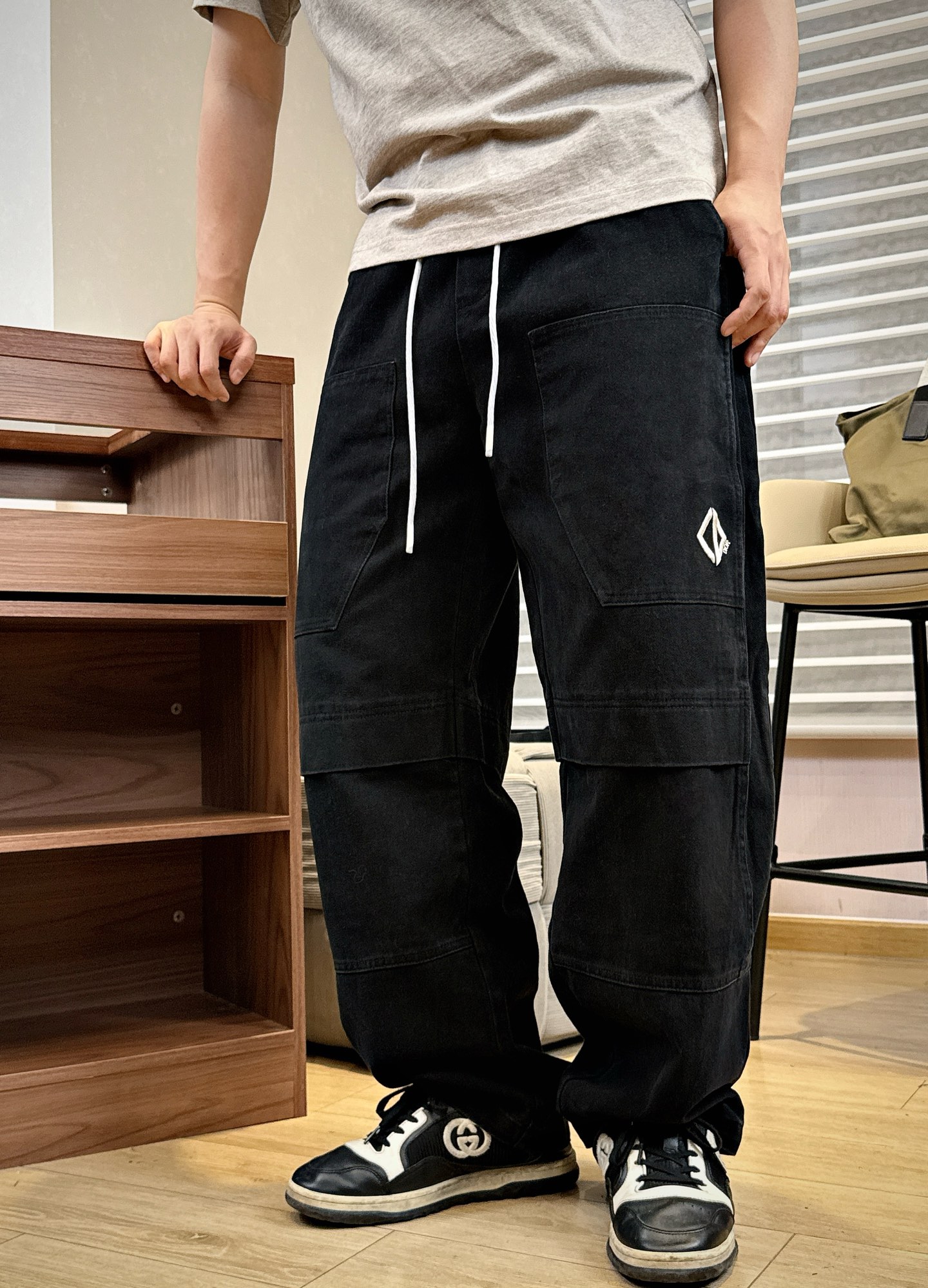 NO:572156,-CD25FW new autumn and winter black high weight drawstring jeans, men's diamond CD badge loose straight work denim trousers!  Trading company channels are rare and available on the official website simultaneously!  D's new work jeans have become the darling of the fashion industry with their unique fabrics, iconic badge embroidery, and unique designs!  It is not just a piece of clothing, but also a reflection of your attitude towards life, allowing you to always maintain your own style and personality in the pursuit of fashion!  The fabric is made of imported high-weight black denim cotton fabric. The high-weight design gives it a calm and thick touch, stiff and stylish characteristics, allowing the pants to always maintain a perfect silhouette and full aura during the wearing process!  The iconic diamond-shaped CD badge embroidery on the front instantly attracts everyone's attention. This is not just a simple decoration, but also the embodiment of the brand's soul!  The rhombus shape is regular and delicate, and every stitch and thread is embroidered extremely delicately, as if it is a masterpiece in the hands of an artist!  The design of the trouser legs is even more unique. The three-dimensional pleat elements are cleverly used on the trouser legs, adding a sense of layering and dynamics to the originally plain trousers!  The addition of rivet elements injects a full workwear style into these jeans, complementing the tough style of denim!  The contrasting color drawstring elastic waistband design on the waist part is the finishing touch. The drawstring is in a color that contrasts sharply with the black denim. This strong color contrast instantly breaks the dullness of black and adds liveliness and agility to the pants!  The design of the elastic waistband fully considers the comfort and practicality of wearing. Whether you are a slim fashionista or a sports enthusiast with a strong body, you can easily find a way to wear it that suits you!  It will not give you a sense of restriction like traditional jeans, but will allow you to enjoy unparalleled comfort while enjoying fashion!  Loose straight fit. It’s neither too tight, making you feel cramped, nor too loose, making you look draggy and lifeless!  Sizes XS-L M size waist 79/85cm - hip 126cm - front 33cm - thigh 76cm - trouser length 106cm - trouser leg 48cm L size waist 82/88cm - hip 130cm - front 33cm - thigh 78cm - trouser length 107cm - trouser leg 49cm Recommended size (loose fit) Height 174-140 catties, try on size S!  Boys weighing less than 133 pounds should choose XS size, 133-148 pounds should choose S size, 148-163 pounds should choose M size, and 163-178 pounds should choose L size!  ,,dior,jeans,alexander wang19860909-CD25FW秋冬新款黑色高克重抽绳牛仔裤,男士菱形CD徽章宽松直筒工装牛仔长裤！贸易公司渠道稀出,同步官网发售！D家全新工装牛仔裤以其独特的面料、标志性的徽章刺绣、别具一格的设计,成为了时尚界的宠儿！它不仅仅是一件服装,更是一种生活态度的体现,让你在追求时尚的道路上,始终保持着自己的风格和个性！ 面料方面采用客供进口高克重黑色牛仔棉布,高克重的设计赋予了它一种沉稳而厚实的触感,硬挺有型的特性,让裤子在穿着过程中始终保持着完美的轮廓、气场十足！前幅标志性的菱形CD徽章刺绣瞬间吸引了所有人的视线,这不仅仅是一个简单的装饰,更是品牌灵魂的体现！菱形的形状规整而精致,每一针每一线都绣得极为细腻,仿佛是艺术家手中的杰作！裤腿的设计更是别具一格,立体的褶皱元素巧妙地运用在裤腿上,为原本平淡的裤子增添了一份层次感和动感！而铆钉元素的加入,则为这条牛仔裤注入了满满的工装范儿,与牛仔布的硬朗风格相得益彰！ 裤腰部分对比色抽绳松紧裤腰设计堪称点睛之笔,抽绳采用了与黑色牛仔布形成鲜明对比的颜色,这种强烈的色彩对比瞬间打破了黑色的沉闷,为裤子增添了一份活泼与灵动！松紧裤腰的设计则充分考虑了穿着的舒适性和实用性,无论你是身材苗条的时尚达人,还是拥有健硕体魄的运动爱好者,都能轻松找到适合自己的穿着方式！它不会像传统牛仔裤那样给你带来束缚感,而是让你在享受时尚的同时,也能感受到无与伦比的舒适！宽松直筒版型.既不会过于紧身,让你感到局促不安,也不会过于宽松,显得拖沓无神！尺码XS-L XS码腰围74/80cm-臀围118cm-前档32cm-大腿围72cm-裤长104cm-裤脚46cm S码腰围76/82cm-臀围122cm-前档32cm-大腿围74cm-裤长105cm-裤脚47cm M码腰围79/85cm-臀围126cm-前档33cm-大腿围76cm-裤长106cm-裤脚48cm L码腰围82/88cm-臀围130cm-前档33cm-大腿围78cm-裤长107cm-裤脚49cm 尺码推荐（宽松版型） 身高174-140斤,试穿S码合适！ 男生体重133斤以内选择XS码,133-148斤选择S码,148-163斤选择M码,163-178斤选择L码！,,dior,jeans,alexander wang,Men's clothing