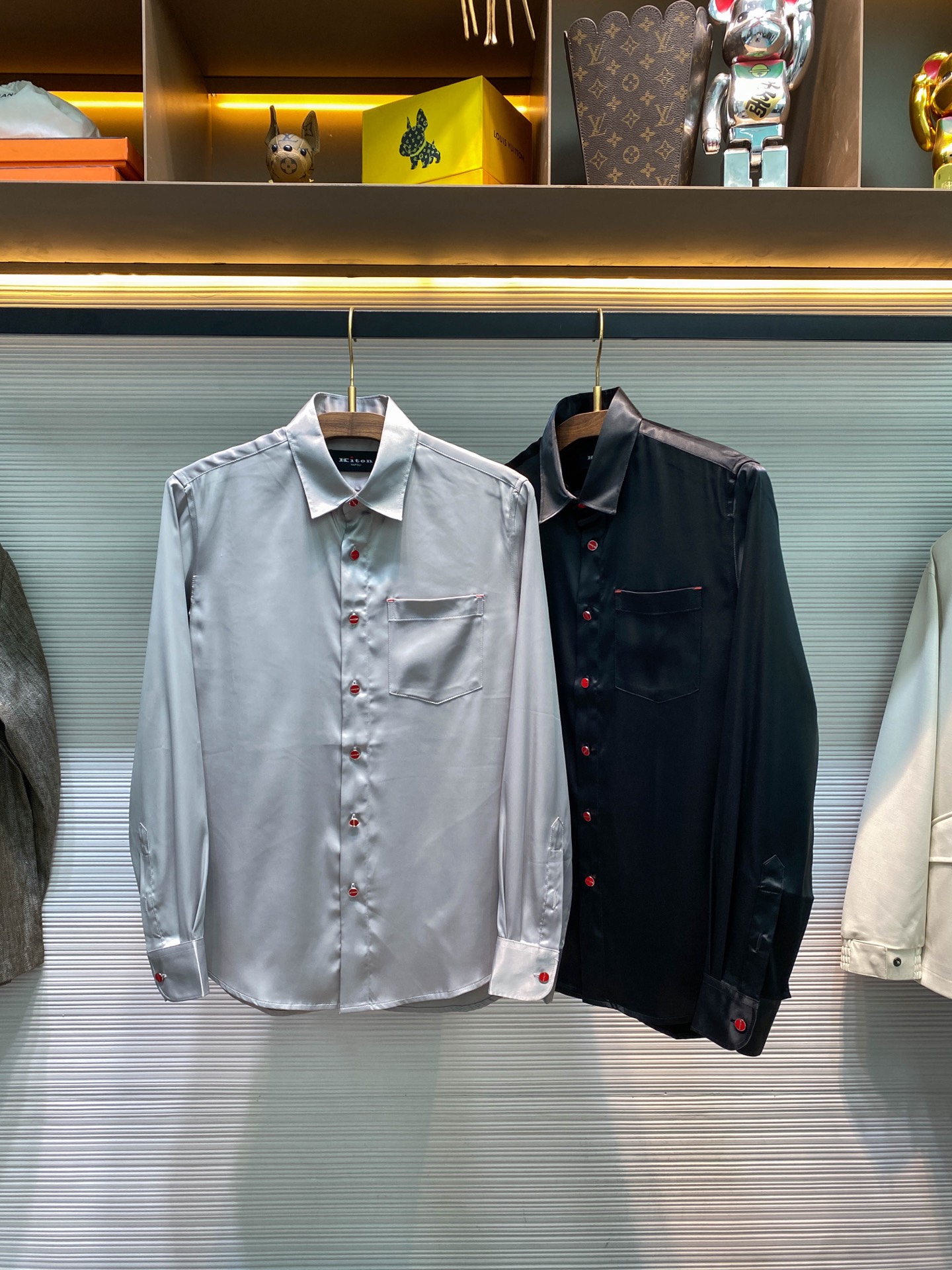 NO:568226,KITON25FW early autumn new silk technical cotton lapel shirt, men's classic red metal button casual long-sleeved shirt!  Trading company channels are rare, leading official website sales!  Among the countless choices of clothing, some items are like a low-key gentleman. They seem ordinary, but in fact they hide something!  This silk shirt is one of the best, especially the unique little red button, which has become the finishing touch and has made countless men fall in love with it!  This shirt is made of imported silk technical cotton fabric supplied by customers. It feels silky and soft, and its unique luster gives it a full sense of luxury. It is not only comfortable to wear, but also looks handsome and stylish!  The metallic red buttons on the placket and cuffs are definitely the soul of this shirt. In the plain or elegant tones, the bright red appears quietly, breaking the boring routine!  It is like a mysterious symbol, low-key yet highly recognizable, inadvertently revealing the wearer's unique taste and personality!  The shirt adopts a classic pointed collar design. This collar type originated from the British royal family and is a symbol of elegance and sophistication!  The collar corners are sharp and slightly everted, which can perfectly highlight the line of a man's neck. Whether it is worn with a tie to create a formal business style, or with the collar unbuttoned for a casual look, it will show the gentleman's demeanor!  Wearing it instantly enhances your aura, whether it is business negotiations, social gatherings or daily outings, you can feel confident!  Black/grey, two colors available!  Sizes M-3XL M size shoulder width 44cm-bust 102cm-shirt length 74cm-sleeve length 61cm L size shoulder width 45cm-chest 106cm-shirt length 75cm-sleeve length 62cm 3XL size, shoulder width 48cm - bust 118cm - length 80cm - sleeve length 65cm Recommended size (standard version) Height 174-140 catties, try on L size!  Boys weighing less than 130 pounds should choose M size, 130-142 pounds should choose L size, 142-155 pounds should choose XL size, 155-168 pounds should choose XXL size, and 168-183 pounds should choose 3XL size!  ,,shirts,ties,alexander wang19860909KITON25FW早秋新款丝质科技棉布翻领衬衣,男士经典红色金属纽扣休闲长袖衬衫！贸易公司渠道稀出,领先官网发售！在着装的万千选择中,有些单品宛如低调的绅士,看似平凡,实则暗藏乾坤！这款丝质衬衫便是其中的佼佼者,尤其是那独特的小红扣,成为了点睛之笔,令无数男士为之倾心！ 该衬衫甄选客供进口丝质科技棉布制成,手感丝滑柔软,独特的光泽感呈现满满的高级感,不仅穿着舒适,上身更是帅气有型！门襟及袖口处金属红色纽扣开合,绝对是这款衬衫的灵魂所在,在一片素色或淡雅的色调中,那一抹鲜艳的红悄然出现,打破了常规的沉闷！它像是一个神秘的符号,低调却又极具辨识度,不经意间流露出穿着者独特的品味与个性！衬衫采用经典尖领设计,这种领型起源于英国王室,是优雅与精致的象征！领角尖锐且微微外翻,能够完美地衬托出男士的颈部线条,无论是搭配领带打造正式商务风,还是解开领口随性而为,都尽显绅士风度！穿上它瞬间提升气场,无论是商务洽谈、社交聚会还是日常出行,都能自信满满！黑色/灰色,两色入！尺码M-3XL M码肩宽44cm-胸围102cm-衣长74cm-袖长61cm L码肩宽45cm-胸围106cm-衣长75cm-袖长62cm XL码肩宽46cm-胸围110cm-衣长76cm-袖长63cm XXL码肩宽47cm-胸围114cm-衣长78cm-袖长64cm 3XL码肩宽48cm-胸围118cm-衣长80cm-袖长65cm 尺码推荐（标准版型） 身高174-140斤,试穿L码合适！ 男生体重130斤以内选择M码,130-142斤选择L码,142-155斤选择XL码,155-168斤选择XXL码,168-183斤选择3XL码！,,shirts,ties,alexander wang,Men's clothing