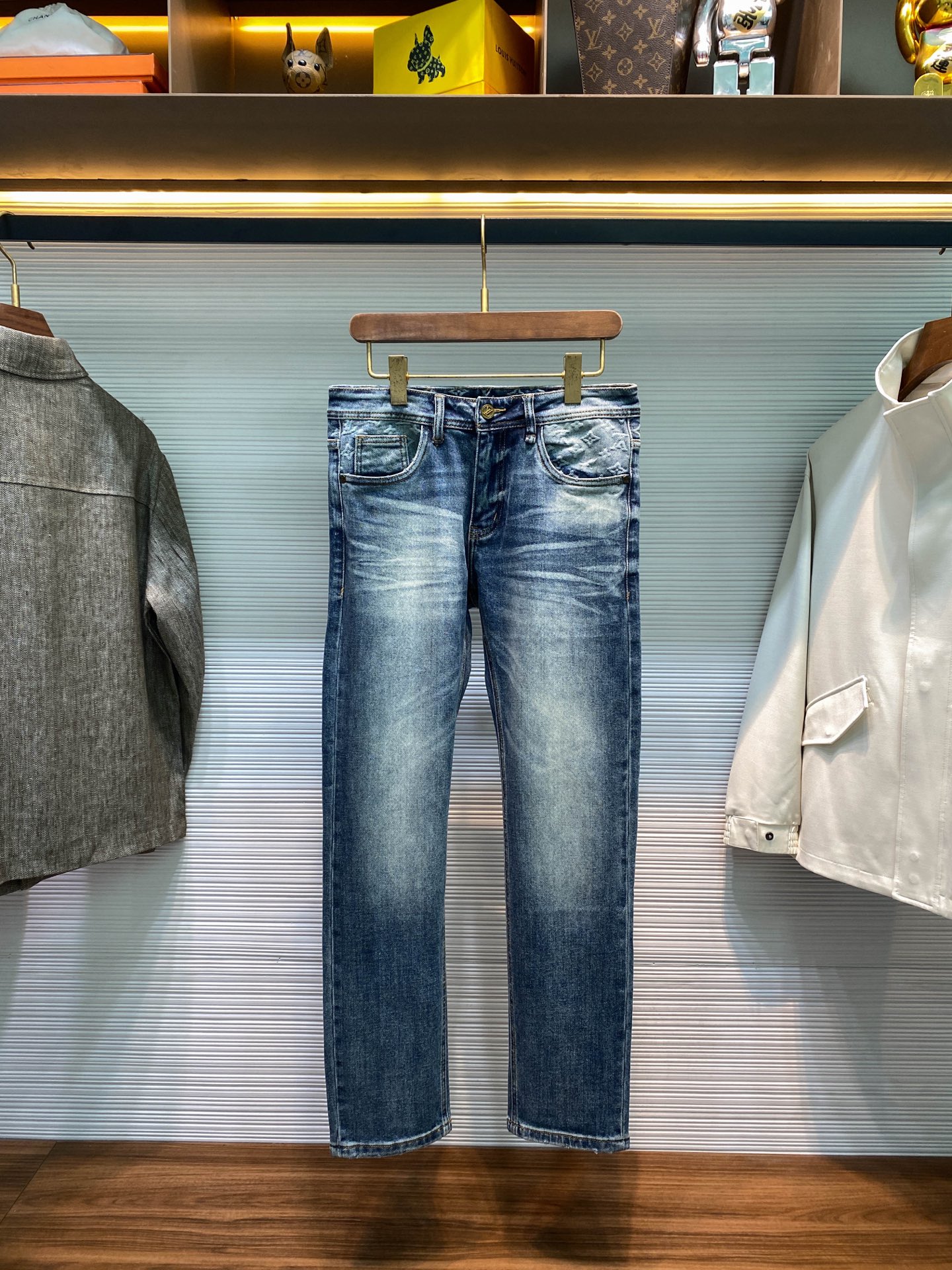 NO:568236,1V25FW new autumn and winter blue washed white denim jeans, men's classic presbyopic logo jacquard straight slim denim trousers!  Trading company channels are rare, leading official website sales!  V's new jeans have become the darling of the fashion industry with their unique fabrics, exquisite details and perfect fit!  It is not only a pair of pants, but also a symbol of a life attitude and a relentless pursuit of quality and fashion!  These jeans are made of custom-made blue denim denim fabric. Each fiber is tightly and orderly intertwined, giving the pants tough and durable properties!  The finished trousers have been washed and whitened, giving the trousers a fashionable visual effect. The original deep blue color shows different shades of layers after being washed and whitened!  The classic presbyopia logo jacquard design at the waistband is like an exquisite art scroll, slowly unfolding on the waistband!  As the iconic element of the brand, the presbyopia pattern carries the brand’s long history and profound cultural heritage!  We also spare no effort in the selection of hardware accessories. We provide customized brand-engraved hardware accessories, and every detail has been carefully crafted!  The zipper is extremely smooth, as if it has been endowed with smart vitality. With a gentle pull, you can feel its smooth movement without any lag!  The embossed leather patch on the back waist is full of details!  The slim straight fit is the perfect combination of fashion and practicality. It is neither too restrictive and uncomfortable like tight pants, nor too casual and lacking in style like loose pants!  This version can cleverly fit the body curve, showing the slenderness and straightness of the legs. From the waist to the trouser legs, the lines are smooth and natural, as if they have been carefully designed!  Size 30-38 (no 35) Size 30 waist 78cm - hip 94cm - front 26cm - thigh 58cm - trouser length 100cm - trouser leg 35cm Size 31 waist 81cm - hip 97cm - front 27cm - thigh 59cm - trouser length 100cm - trouser leg 36cm  Size 32 waist 84cm - hip 100cm - front 27cm - thigh 60cm - trouser length 101cm - trouser leg 36cm Size 33 waist 87cm - hip 103cm - front 28cm - thigh 61cm - trouser length 101cm - trouser leg 37cm  Size 34 waist 90cm - hip 106cm - front 28cm - thigh 62cm - trouser length 102cm - trouser leg 37cm Size 36 waist 94cm - hip 109cm - front 29cm - thigh 63cm - trouser length 102cm - trouser leg 38cm Size 38, waist circumference 98cm - hip circumference 112cm - front part 29cm - thigh circumference 64cm - trouser length 102cm - trouser leg 38cm Recommended size (standard version) Height 174-140 catties, try on size 32 which is suitable!  For boys weighing less than 130 pounds, choose size 30, between 130 and 138 pounds, choose size 31, between 138 and 148 pounds, choose size 32, between 148 and 158 pounds, choose size 33, between 158 and 168 pounds, choose size 34, between 168 and 178 pounds, choose size 36, and between 178 and 188 pounds, choose size 38!  ,,jeans,alexander wang198609091V25FW秋冬新款蓝色水洗磨白丹宁牛仔裤,男士经典老花标识提花直筒修身牛仔长裤！贸易公司渠道稀出,领先官网发售！V家新款牛仔裤以其独特的面料、精致的细节和完美的版型,成为了时尚界的宠儿！它不仅仅是一条裤子,更是一种生活态度的象征,一种对品质与时尚的不懈追求！ 这款牛仔裤采用客供定制蓝色丹宁牛仔面料,每一根纤维都紧密而有序地交织在一起,赋予了裤子坚韧且耐穿的特性！成裤经过水洗磨白工艺处理,赋予了裤子时髦的视觉效果,原本深沉的蓝色,在水洗与磨白的雕琢下,呈现出深浅不一的层次感！裤腰处经典老花标识提花设计,宛如一幅精致的艺术画卷,在裤腰上徐徐展开！老花图案作为品牌的标志性元素,承载着品牌悠久的历史与深厚的文化底蕴！ 而在五金配件的选择上同样不遗余力,客供定制的品牌刻印五金配件,每一个细节都经过精心雕琢！拉链顺滑无比,仿佛被赋予了灵动的生命力,轻轻一拉,便能感受到它那流畅的动作,没有丝毫的卡顿！后腰处的压花皮牌贴饰,更是细节感满满！修身直筒版型,堪称是时尚与实用的完美结合,它既不像紧身裤那样过于束缚,让人感到不适,也不像宽松裤那样过于随意,缺乏型格！这种版型能够巧妙地贴合身体曲线,展现出腿部的修长与笔直,从腰部到裤脚,线条流畅自然,仿佛是被精心设计过的一般！尺码30-38（无35） 30码腰围78cm-臀围94cm-前档26cm-大腿围58cm-裤长100cm-裤脚35cm 31码腰围81cm-臀围97cm-前档27cm-大腿围59cm-裤长100cm-裤脚36cm 32码腰围84cm-臀围100cm-前档27cm-大腿围60cm-裤长101cm-裤脚36cm 33码腰围87cm-臀围103cm-前档28cm-大腿围61cm-裤长101cm-裤脚37cm 34码腰围90cm-臀围106cm-前档28cm-大腿围62cm-裤长102cm-裤脚37cm 36码腰围94cm-臀围109cm-前档29cm-大腿围63cm-裤长102cm-裤脚38cm 38码腰围98cm-臀围112cm-前档29cm-大腿围64cm-裤长102cm-裤脚38cm 尺码推荐（标准版型） 身高174-140斤,试穿32码合适！ 男生体重130斤以内选择30码,130-138斤选择31码,138-148斤选择32码,148-158斤选择33码,158-168斤选择34码,168-178斤选择36码,178-188斤选择38码！,,jeans,alexander wang,Men's clothing