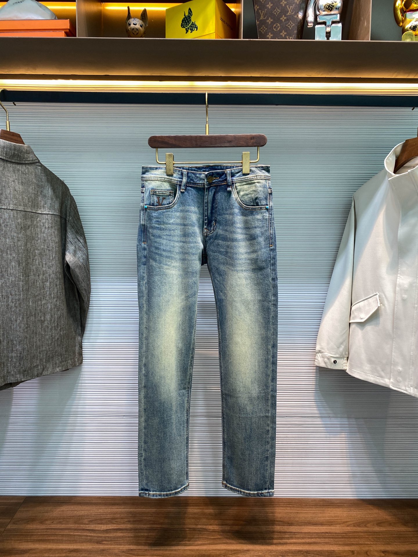 NO:568241,1V25FW new autumn and winter blue washed white cotton jeans, men's gem leather label nameplate fashionable and versatile slim denim trousers!  Trading company channels are rare, leading official website sales!  V's new straight-leg jeans have become a classic in the fashion industry with their unique fabric technology, ingenious brand logo design, finishing touch of gemstone embellishments and perfect slim straight fit!  These jeans are made of custom-made blue denim denim fabric. Every inch of the fabric has been carefully selected, and the fineness and toughness of its fibers have reached an almost perfect state!  The unique and exquisite washing and whitening process presents a natural and layered whitening effect. It is not a simple lightening of the color, but a gentle mark left by the years on the jeans. Every whitening mark is unique and full of story!  The brand logo design in the details is even more original. The exquisite offset V logo on the front pocket echoes the metal leather label on the back pocket, which seems to tell the long history and excellent quality of this brand!  If the fabric and brand logo design have made these jeans outstanding enough, then the embellishment of gem elements in the details is the finishing touch. Several exquisite gems are cleverly inlaid in certain key parts of the jeans. These gems are not ordinary decorations, but carefully selected high-quality gems!  The slim straight fit is like a skilled tailor, carefully designed according to the curves and proportions of the human body. When you put on these jeans, they will fit your leg lines perfectly, neither being too tight to make you feel restricted, nor too loose to make you look bloated!  Size 30-38 (no 35) Size 30 waist 76cm - hip 96cm - front 26cm - thigh 56cm - trouser length 99cm - trouser leg 34cm Size 31 waist 79cm - hip 98cm - front 27cm - thigh 57cm - trouser length 100cm - trouser leg 35cm  Size 32 waist 82cm - hip 101cm - front 27cm - thigh 58cm - trouser length 100cm - trouser leg 36cm Size 33 waist 85cm - hip 104cm - front 28cm - thigh 59cm - trouser length 101cm - trouser leg 37cm  Size 34 waist 88cm - hip 107cm - front 28cm - thigh 60cm - trouser length 101cm - trouser leg 37cm Size 36 waist 92cm - hip 110cm - front 29cm - thigh 62cm - trouser length 102cm - trouser leg 38cm Size 38, waist circumference 96cm - hip circumference 112cm - front part 29cm - thigh circumference 64cm - trouser length 102cm - trouser leg 38cm Recommended size (standard version) Height 174-140 catties, try on size 32 which is suitable!  For boys weighing less than 130 pounds, choose size 30, between 130 and 138 pounds, choose size 31, between 138 and 148 pounds, choose size 32, between 148 and 158 pounds, choose size 33, between 158 and 168 pounds, choose size 34, between 168 and 178 pounds, choose size 36, and between 178 and 188 pounds, choose size 38!  ,,jeans,alexander wang198609091V25FW秋冬新款蓝色水洗磨白棉质牛仔裤,男士宝石皮标铭牌时尚百搭修身牛仔长裤！贸易公司渠道稀出,领先官网发售！V家新款直筒牛仔裤以其独特的面料工艺、独具匠心的品牌标识设计、点睛之笔的宝石元素点缀以及完美的修身直筒版型,成为了时尚界的经典之作！ 这款牛仔裤采用客供定制蓝色丹宁牛仔面料,每一寸面料都经过精心挑选,其纤维的细腻程度和韧性都达到了近乎完美的状态！独特而精妙的水洗磨白工艺处理,呈现出自然而富有层次感的磨白效果,并非是简单的颜色变浅,而是仿佛岁月在牛仔裤上留下的温柔印记,每一处磨白的痕迹都独一无二,充满了故事感！细节之处的品牌标识设计更是独具匠心,前幅口袋处精致的胶印V标识,与后兜金属皮标相呼应,仿佛是在诉说着这个品牌悠久的历史和卓越的品质！ 如果说面料和品牌标识设计已经让这条牛仔裤足够出众,那么细节处的宝石元素点缀则堪称是点睛之笔,在牛仔裤的某些关键部位巧妙地镶嵌着几颗精致的宝石,这些宝石并非是普通的装饰品,而是经过精心挑选的高品质宝石！修身直筒版型就像是一位技艺高超的裁缝,根据人体的曲线和比例精心设计而成,当你穿上这条牛仔裤时,它会完美地贴合你的腿部线条,既不会过于紧身让你感到束缚,也不会过于宽松而显得臃肿！尺码30-38（无35） 30码腰围76cm-臀围96cm-前档26cm-大腿围56cm-裤长99cm-裤脚34cm 31码腰围79cm-臀围98cm-前档27cm-大腿围57cm-裤长100cm-裤脚35cm 32码腰围82cm-臀围101cm-前档27cm-大腿围58cm-裤长100cm-裤脚36cm 33码腰围85cm-臀围104cm-前档28cm-大腿围59cm-裤长101cm-裤脚37cm 34码腰围88cm-臀围107cm-前档28cm-大腿围60cm-裤长101cm-裤脚37cm 36码腰围92cm-臀围110cm-前档29cm-大腿围62cm-裤长102cm-裤脚38cm 38码腰围96cm-臀围112cm-前档29cm-大腿围64cm-裤长102cm-裤脚38cm 尺码推荐（标准版型） 身高174-140斤,试穿32码合适！ 男生体重130斤以内选择30码,130-138斤选择31码,138-148斤选择32码,148-158斤选择33码,158-168斤选择34码,168-178斤选择36码,178-188斤选择38码！,,jeans,alexander wang,Men's clothing