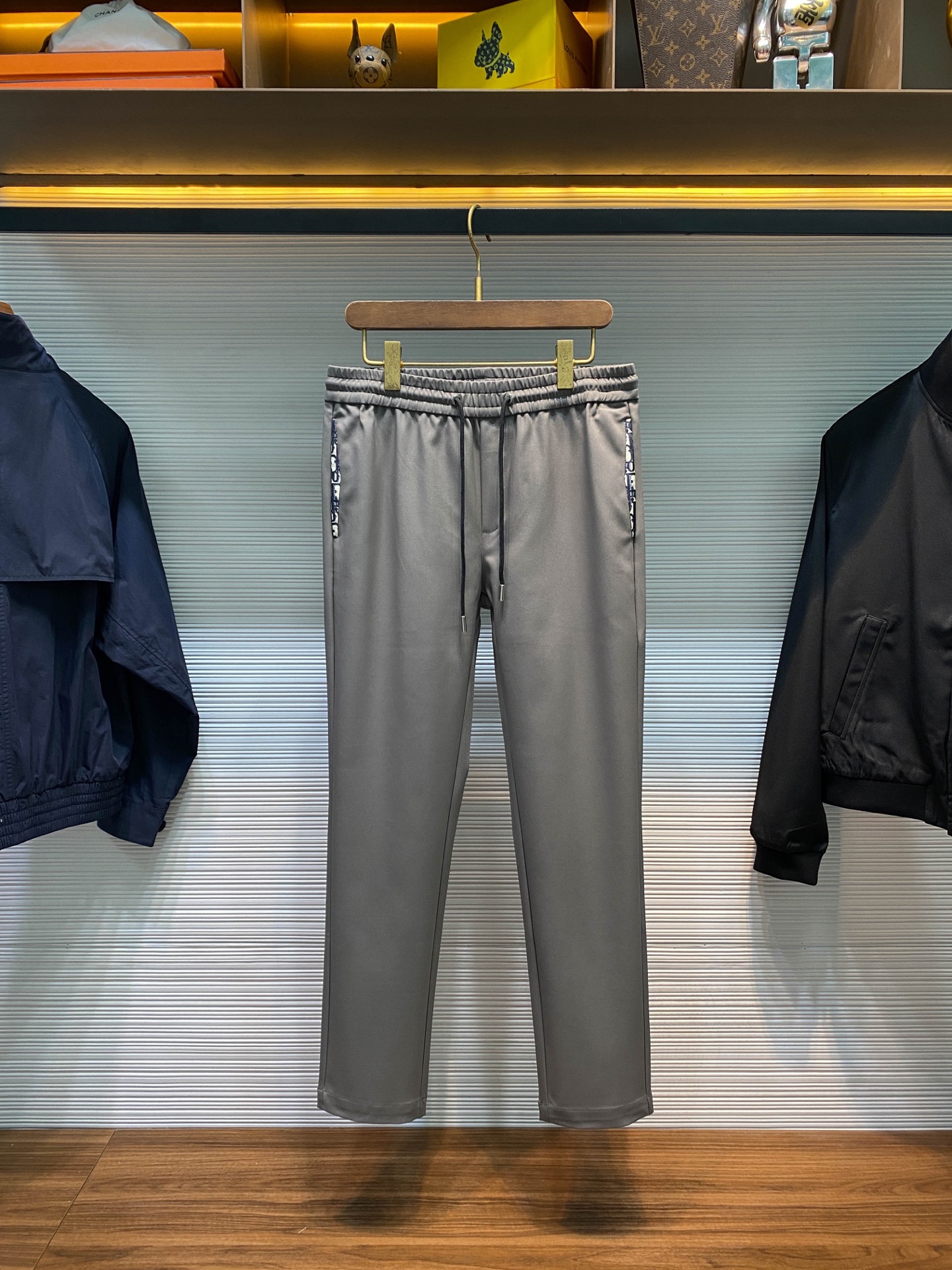 NO:538414,CD25FW autumn and winter new imported technology cotton drawstring casual pants, classic presbyopia canvas pocket splicing fashionable and versatile casual pants for men!  Trading companies have sparse channels and are released on the official website at the same time!  In the vast world of fashion, there are always some items that can stand out with their unique design and excellent quality. D's new straight-leg casual pants are one of the dazzling stars. It is like a low-key and elegant gentleman, standing quietly on the fashionable stage, exuding an irresistible charm!  This casual pants are made of customized technology cotton cloth. When you touch it gently, you can clearly feel the tough texture. However, this tough texture does not make it lose its lightness and breathability. Wearing it can allow your skin to breathe freely, stay away from stuffiness and humidity, and stay dry and comfortable at all times!  The splicing of classic presbyterian canvas in the pocket is the finishing touch. It carries the precipitation of time and the inheritance of fashion, injecting a luxurious atmosphere into this casual pants!  The design of drawstring elastic waist fully takes into account the wearer's comfort and convenience. Whether you are slim or slightly plump, you can find the tightness that suits you best by adjusting drawstring!  The straight-leg style is the soul of these pants. It does not have the sense of restraint of tights, nor does it have the looseness of wide-leg pants!  The straight cylinder is just right and can well modify the leg lines and make your legs look straighter and longer!  Size M-3XL M size waist 78/84cm-hip circumference 98cm-front 29cm-thigh circumference 60cm-trouser length 100cm-trouser legs 34cm L size waist 82/88cm-thigh circumference 102cm-front 30cm-thigh circumference 62cm-trouser length 101cm-trouser legs 35cm XL size waist 86/92cm-thigh circumference 106cm-front 30cm-thigh circumference 64cm-trouser length 102cm-trouser legs 36cm XXL size waist 90/96cm-thigh circumference 110cm-front 31cm-thigh circumference 66cm-trouser length 103cm-trouser legs 37cm  3XL size waist circumference 94/100cm - hip circumference 114cm - front gear 31cm - thigh circumference 68cm - trouser length 104cm - trouser legs 38cm recommended size (standard version) Height 174-140 catties, try on size L appropriately!  A boy can choose M code within 135 catties, a L code for 135-148 catties, a XL code for 148-162 catties, a XXL code for 162-176 catties, and a 3XL code for 176-190 catties!  ,dior,alexander wang19860909CD25FW秋冬新款进口科技棉布抽绳休闲裤,男士经典老花帆布口袋拼接时尚百搭休闲长裤！贸易公司渠道稀出,同步官网发售！在时尚的广袤天地中,总有一些单品能凭借独特的设计与卓越的品质脱颖而出,D家新款直筒休闲裤便是其中一颗耀眼的明星,它宛如一位低调而优雅的绅士,静静地伫立在时尚的舞台上,散发着令人难以抗拒的魅力！ 这款休闲裤采用了客供定制的科技棉布,当你轻轻触摸它时,能明显感受到那硬朗的质感,然而这硬朗的质地并没有让它失去轻盈与透气的特性,穿上它能让你的肌肤自由呼吸,远离闷热与潮湿,时刻保持干爽与舒适！口袋处的经典老花帆布面料拼接堪称点睛之笔,它承载着岁月的沉淀与时尚的传承,为这条休闲裤注入了一股奢华的气息！抽绳松紧裤腰的设计,则充分考虑了穿着者的舒适度和便利性,无论你是身材苗条还是稍显丰满,都能通过调节抽绳来找到最适合自己的松紧度！直筒版型更是这条裤子的灵魂所在,它没有紧身裤的束缚感,也没有阔腿裤的过于宽松！直筒的设计恰到好处,能够很好地修饰腿部线条,让你的双腿看起来更加笔直修长！尺码M-3XL M码腰围78/84cm-臀围98cm-前档29cm-大腿围60cm-裤长100cm-裤脚34cm L码腰围82/88cm-臀围102cm-前档30cm-大腿围62cm-裤长101cm-裤脚35cm XL码腰围86/92cm-臀围106cm-前档30cm-大腿围64cm-裤长102cm-裤脚36cm XXL码腰围90/96cm-臀围110cm-前档31cm-大腿围66cm-裤长103cm-裤脚37cm 3XL码腰围94/100cm-臀围114cm-前档31cm-大腿围68cm-裤长104cm-裤脚38cm 尺码推荐（标准版型） 身高174-140斤,试穿L码合适！ 男生体重135斤以内选择M码,135-148斤选择L码,148-162斤选择XL码,162-176斤选择XXL码,176-190斤选择3XL码！,,dior,alexander wang,Men's clothing