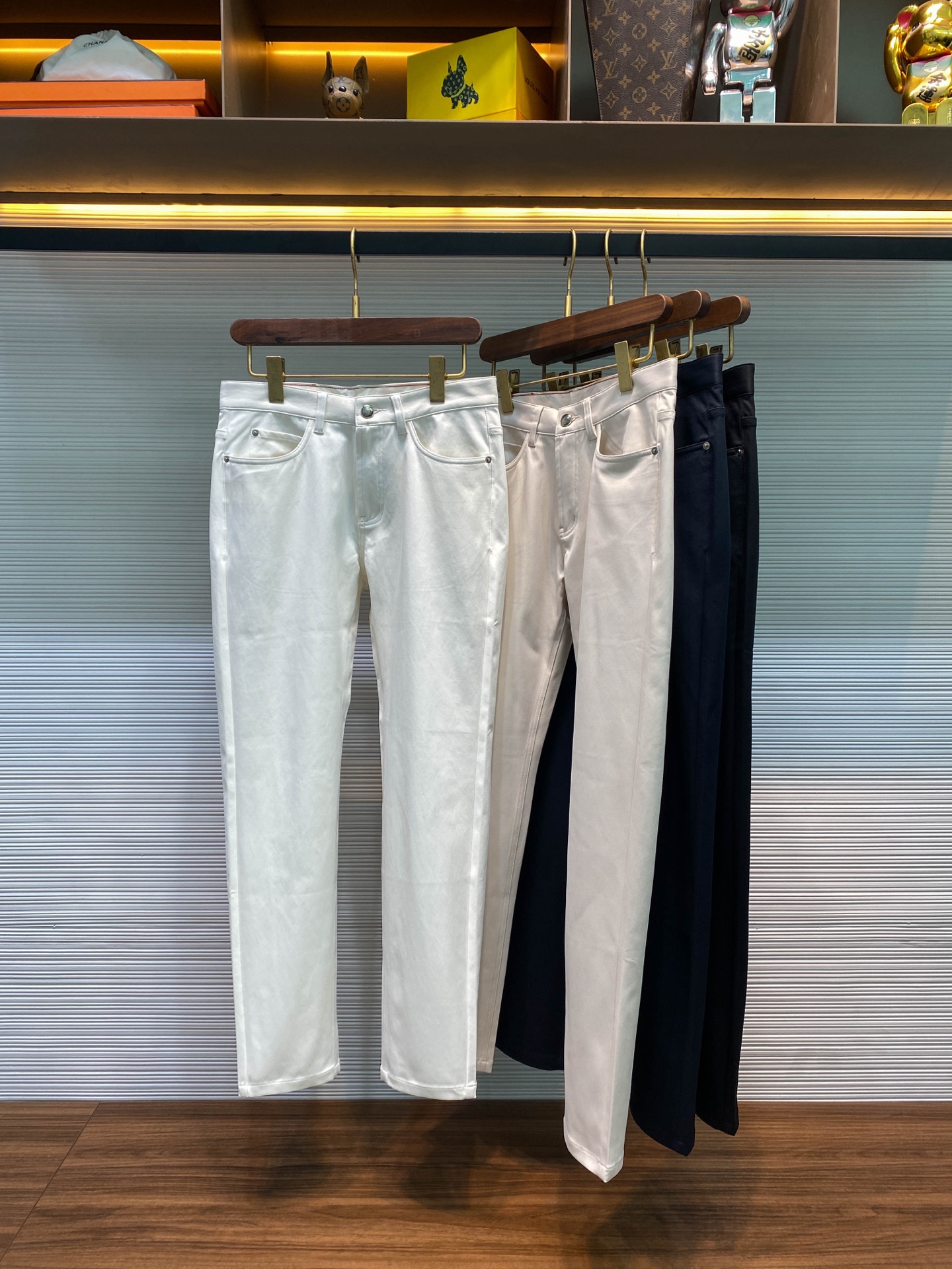 NO:653841,New product [LFW autumn and winter new Lyocell Tencel blended twill straight casual pants, men's classic embossed leather logo nameplate business casual versatile trousers!  Trading company channels are rare, leading official website sales!  At a time when the boundaries between business and leisure are increasingly blurred, a pair of pants that can perfectly accommodate both scenarios is particularly valuable!  LP's new straight-leg pants stand out in the demand of this era and have become a must-have item in many men's wardrobes!  This pair of trousers is made of custom blended fabrics supplied by customers, carefully proportioned from 95 polyester fiber + 3 lyocell + 2 spandex. The polyester fiber gives the trousers excellent durability and wrinkle resistance, and the addition of lyocell brings a unique skin-friendly experience to the trousers!  The 2 spandex plays the finishing touch. It adds just the right amount of elasticity to the trousers, allowing the trousers to maintain a straight fit while also adapting to men of different body shapes and allowing them to move freely!  Customized YKK metal zippers, metal buttons and studs engraved with the brand logo are the finishing touch in the details. The metal buttons are shiny and full of texture, and the brand logo on each button is clearly visible, highlighting the unique charm of the brand!  The embossed leather nameplate on the back waist is a status symbol of these pants!  Exquisite embossing technology clearly presents the brand logo and related information on the leather label. The leather material is of high quality and feels soft and delicate!  When you turn slightly in a business situation, the leather nameplate on your back waist will be revealed inadvertently, instantly enhancing your overall temperament and making you stand out from the crowd, highlighting your unique identity and taste!  The straight version is not flattering on your body shape, so it can be easily controlled no matter you are tall, short, fat or thin!  The straight design can well modify the leg lines and make the legs look straighter and slender. For men with less than perfect leg shapes, the straight version can cleverly cover up shortcomings and show perfect leg proportions!  Black/blue/off-white/khaki, four colors included!  Size 30-40 Size 30 waist 74cm - hip 96cm - front 26cm - thigh 56cm - trouser length 100cm - trouser leg 33cm Size 31 waist 77cm - hip 98cm - front 26cm - thigh 57cm - trouser length 101cm - trouser leg 33cm  Size 32 waist 80cm - hip 100cm - front 27cm - thigh 58cm - trouser length 102cm - trouser leg 34cm Size 33 waist 83cm - hip 103cm - front 27cm - thigh 59cm - trouser length 103cm - trouser leg 34cm  Size 34 waist 86cm - hip 106cm - front 28cm - thigh 60cm - trouser length 104cm - trouser leg 35cm Size 35 waist 89cm - hip 110cm - front 28cm - thigh 62cm - trouser length 104cm - trouser leg 35cm  Size 36 waist 92cm - hip 112cm - front 29cm - thigh 64cm - trouser length 105cm - trouser leg 36cm Size 38 waist 96cm - hip 114cm - front 29cm - thigh 66cm - trouser length 105cm - trouser leg 36cm Recommended size (standard version) Height 174-140 catties, try on size 32!  For boys weighing less than 130 pounds, choose size 30, between 130 and 138 pounds, choose size 31, between 138 and 146 pounds, choose size 32, between 146 and 154 pounds, choose size 33, between 154 and 162 pounds, choose size 34, between 162 and 170 pounds, choose size 35, between 170 and 178 pounds, choose size 36, and between 178 and 188 pounds, choose size 38!  ,,loro piana,alexander wang19860909新品【LFW秋冬新款莱赛尔天丝混纺斜纹直筒休闲裤,男士经典压花皮标铭牌商务休闲百搭长裤！贸易公司渠道稀出,领先官网发售！在商务与休闲的边界日益模糊的当下,一款能完美兼顾两种场景的裤子显得尤为珍贵！LP新款直筒裤便是在这样的时代需求中脱颖而出,成为众多男士衣橱里的必备单品！ 这款裤装采用客供定制混纺面料,由95聚酯纤维+3莱赛尔+2氨纶精心配比而成,聚酯纤维赋予了裤子出色的耐用性和抗皱性,莱赛尔的加入则为裤子带来了独特的亲肤体验！而2氨纶则起到了画龙点睛的作用,它为裤子增添了恰到好处的弹性,使裤子在保持直筒版型的同时,又能适应不同身材的男士,活动自如！定制的YKK金属拉链,刻有品牌Logo的金属纽扣和撞钉,更是细节之处的点睛之笔,金属纽扣光泽亮丽,质感十足,每一个纽扣上的品牌Logo都清晰可见,彰显着品牌的独特魅力！ 后腰的压花皮标铭牌,是这款裤子的身份象征！精致的压花工艺,将品牌标志和相关信息清晰地呈现在皮标上,质感上乘的皮革材质,手感柔软细腻！当你在商务场合中微微转身,后腰的皮标铭牌便会不经意间展露出来,瞬间提升你的整体气质,让你在人群中脱颖而出,彰显出与众不同的身份和品味！直筒版型不挑身材,无论你是高矮胖瘦,都能轻松驾驭！直筒的设计能够很好地修饰腿部线条,使腿部看起来更加笔直修长,对于腿型不太完美的男士来说,直筒版型能够巧妙地掩盖缺点,展现出完美的腿部比例！黑色/蓝色/米白/卡其,四色入！尺码30-40 30码腰围74cm-臀围96cm-前档26cm-大腿围56cm-裤长100cm-裤脚33cm  31码腰围77cm-臀围98cm-前档26cm-大腿围57cm-裤长101cm-裤脚33cm  32码腰围80cm-臀围100cm-前档27cm-大腿围58cm-裤长102cm-裤脚34cm  33码腰围83cm-臀围103cm-前档27cm-大腿围59cm-裤长103cm-裤脚34cm  34码腰围86cm-臀围106cm-前档28cm-大腿围60cm-裤长104cm-裤脚35cm  35码腰围89cm-臀围110cm-前档28cm-大腿围62cm-裤长104cm-裤脚35cm  36码腰围92cm-臀围112cm-前档29cm-大腿围64cm-裤长105cm-裤脚36cm  38码腰围96cm-臀围114cm-前档29cm-大腿围66cm-裤长105cm-裤脚36cm 尺码推荐（标准版型） 身高174-140斤,试穿32码合适！ 男生体重130斤以内选择30码,130-138斤选择31码,138-146斤选择32码,146-154斤选择33码,154-162斤选择34码,162-170斤选择35码,170-178斤选择36码,178-188斤选择38码！,,loro piana,alexander wang,Men's clothing