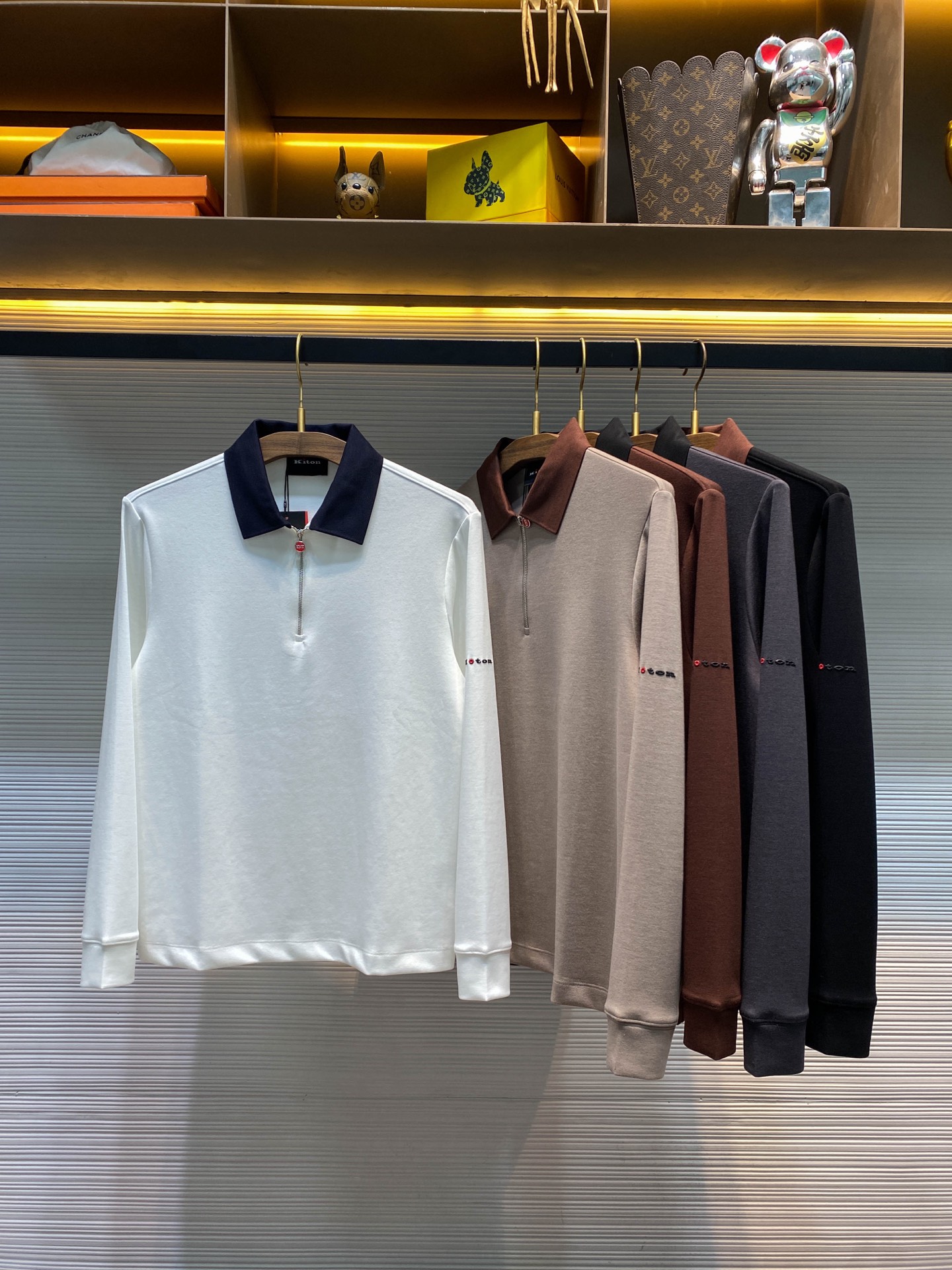 NO:653884,New product [KITON25FW new autumn and winter top-quality cashmere Tencel blend contrasting lapel long Tee, men's red zipper placket three-dimensional offset logo casual long-sleeved Polo shirt!  Trading company channels are rare and available on the official website simultaneously!  Kiton's new autumn and winter Polo shirts, with their unique charm and excellent quality, attract the attention of countless people who pursue exquisite life!  Wearing it feels like embarking on a journey of luxury and fashion, starting a wonderful life of your own!   This Polo shirt is made of imported cashmere and Tencel blended fabric. The perfect fusion of cashmere and Tencel creates a unique touch of this fabric. It is as soft and waxy as clouds touching the skin, and is so delicate that you can feel the gentle embrace of every fiber!  At the same time, it also takes into account the crisp and drapey feel. Even if you wear it all day long, it will always maintain a perfect shape without any wrinkles or deformation!  The contrasting color lapel design is undoubtedly one of its highlights. The designer cleverly used the contrast and collision of colors to splice two different colors of fabrics together, forming a distinct and unique visual effect!  This contrasting color design is not only fashionable, but can also inadvertently show a youthful vitality and have the effect of reducing age. The red pendant zipper opening and closing at the placket is like the twinkling stars in the night sky, attracting people's attention!  It not only adds a bright color to the overall shape, but also highlights the brand's unique personality in details!  The three-dimensional offset printed logo on the sleeve arms echoes with the red pendant zipper on the placket, forming a harmonious and unified aesthetic. It is not only a symbol of the brand, but also a representative of quality and identity, making you stand out from the crowd and become the center of attention!  The fit-fitting cut is not a design that is too tight or loose, but is carefully cut to fit the curves of the human body, which can show the wearer's figure advantages without giving people a sense of restraint!  Ivory white/oatmeal/chocolate/dark gray/dark night black, five colors available!  Size 48-56 Size 48 has shoulder width 43cm - chest 100cm - dress length 64cm - sleeve length 59cm Size 50 has shoulder width 44cm - chest 104cm - dress length 66cm - sleeve length 60cm Size 52 has shoulder width 45cm - chest 108cm - dress length 68cm - sleeve length 61cm  Size 54 has shoulder width 46cm - bust 112cm - dress length 70cm - sleeve length 62cm. Size 56 has shoulder width 48cm - chest 116cm - dress length 72cm - sleeve length 63cm. Size recommendation (standard version). Height 174-140 catties, try on size 50!  Boys weighing less than 130 pounds should choose size 48, 130-142 pounds should choose size 50, 142-154 pounds should choose size 52, 154-166 pounds should choose size 54, and 166-180 pounds should choose size 56!  ,,alexander wang19860909新品【KITON25FW秋冬新款顶级山羊绒天丝混纺撞色翻领长Tee,男士红色拉链门襟立体胶印标识休闲长袖Polo衫！贸易公司渠道稀出,同步官网发售！Kiton秋冬季新品Polo衫以其独特的魅力与卓越的品质,吸引着无数追求精致生活人士的目光！穿上它就仿佛踏上了一场奢华与时尚的旅程,开启了一段属于自己的精彩人生！  这款Polo衫采用客供进口山羊绒天丝混纺面料,山羊绒与天丝的完美融合,造就了这款面料独一无二的触感,软糯得如同云朵轻触肌肤,细腻得仿佛能感受到每一丝纤维的温柔拥抱！同时它还兼顾了挺括垂顺感,即便穿上一整天都能始终保持完美的形态,不会出现丝毫的褶皱或变形！撞色翻领设计无疑是它的一大亮点,设计师巧妙地运用了色彩的对比与碰撞,将两种不同颜色的面料拼接在一起,形成了鲜明而独特的视觉效果！这种撞色设计不仅时髦感十足,还能在不经意间展现出一种青春活力,起到减龄的效果 门襟处的红色吊坠拉链开合,如同夜空中闪烁的星辰,吸引着人们的目光！它不仅为整体造型增添了一抹亮丽的色彩,更在细节处彰显出品牌的独特个性！而袖臂上的立体胶印标识,与门襟的红色吊坠拉链相互呼应,形成了一种和谐而统一的美感,不仅是品牌的象征,更是品质与身份的代表,让你在人群中脱颖而出,成为众人瞩目的焦点！合身版型裁剪,并非那种过于紧身或宽松的设计,而是经过精心裁剪,贴合人体曲线,既能够展现出穿着者的身材优势,又不会给人带来束缚感！象牙白/燕麦色/巧克力/深灰/暗夜黑,五色入！尺码48-56 48码肩宽43cm-胸围100cm-衣长64cm-袖长59cm 50码肩宽44cm-胸围104cm-衣长66cm-袖长60cm 52码肩宽45cm-胸围108cm-衣长68cm-袖长61cm 54码肩宽46cm-胸围112cm-衣长70cm-袖长62cm 56码肩宽48cm-胸围116cm-衣长72cm-袖长63cm 尺码推荐（标准版型） 身高174-140斤,试穿50码合适！ 男生体重130斤以内选择48码,130-142斤选择50码,142-154斤选择52码,154-166斤选择54码,166-180斤选择56码！,,alexander wang,Men's clothing