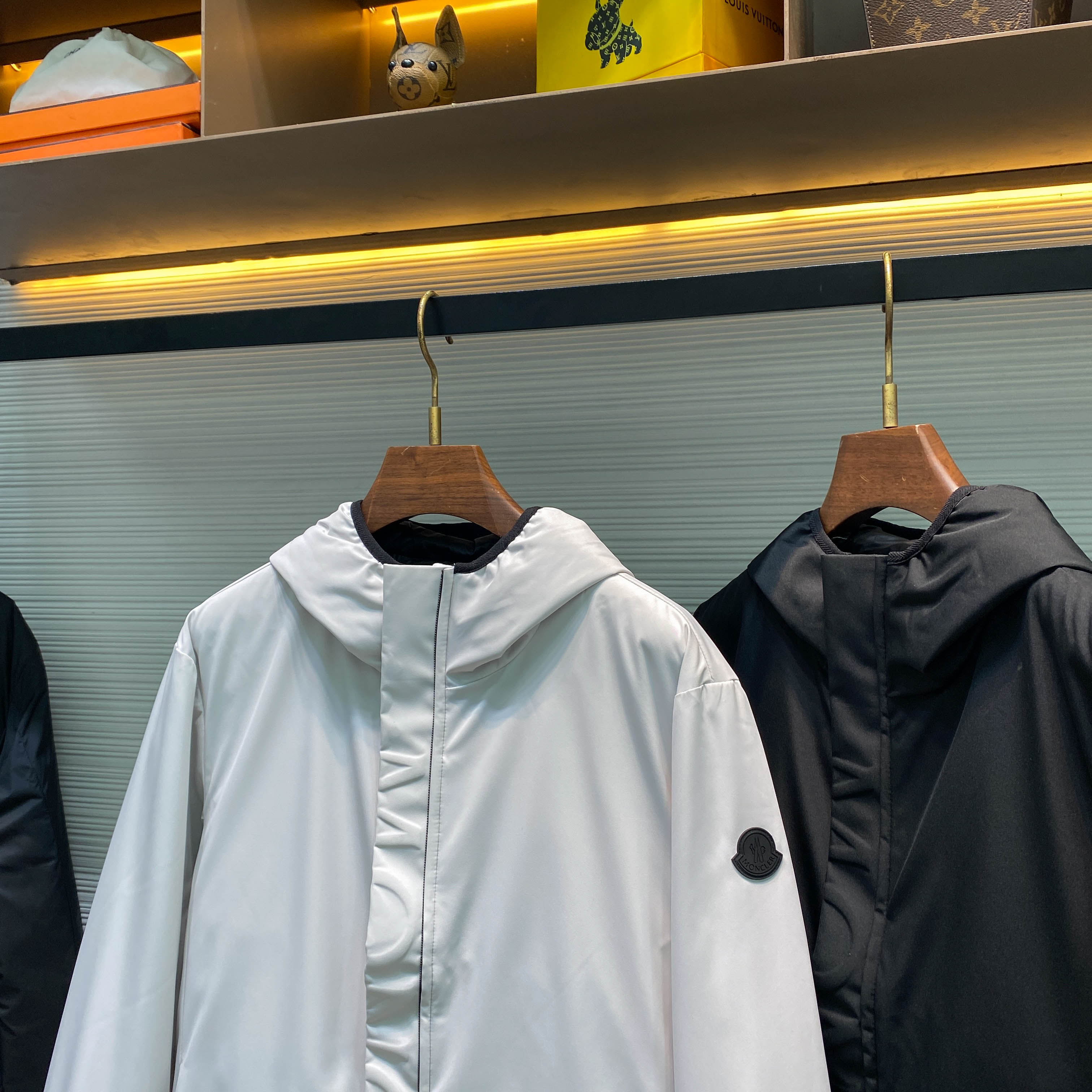 MOC25FW秋冬新款功能性防水面料户外连帽羽绒夹克，男士浮雕标识拉链双门襟经典黑标羽绒服外套！贸易公司