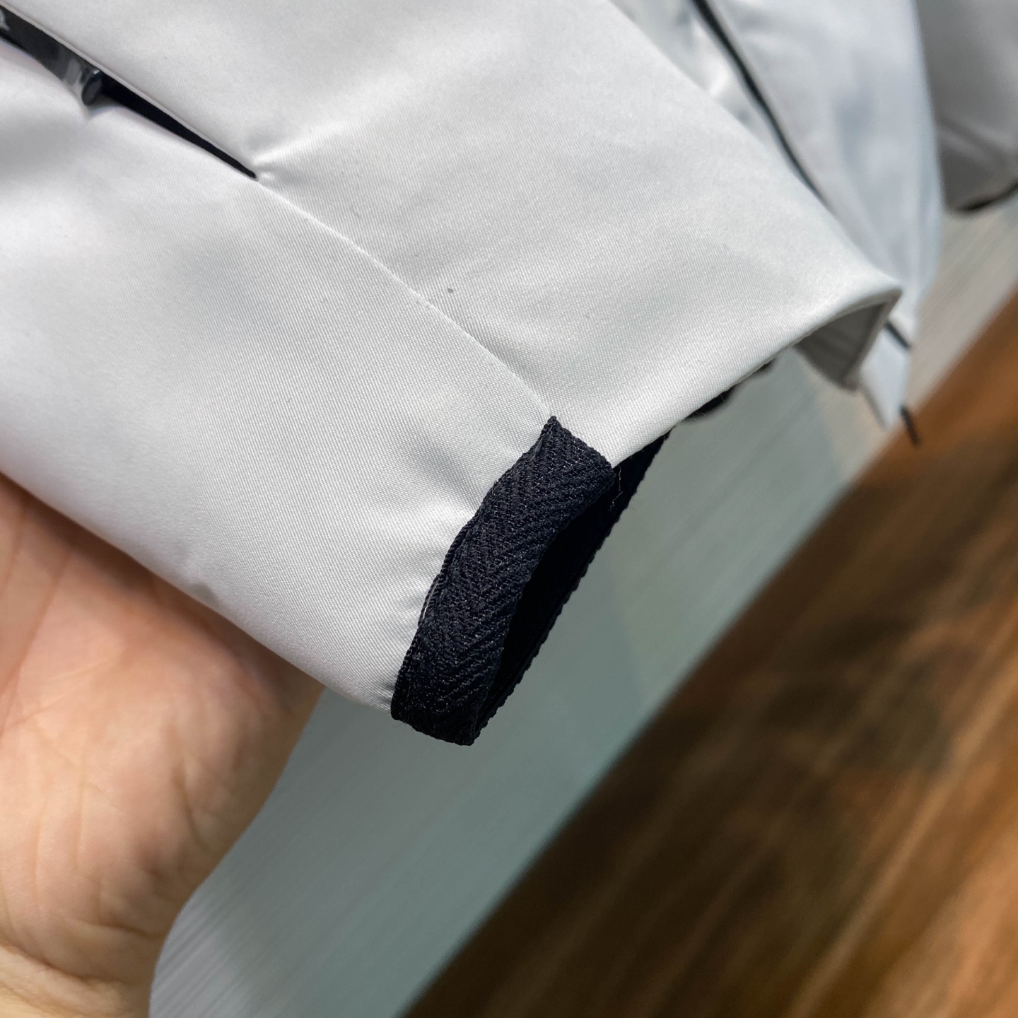 MOC25FW秋冬新款功能性防水面料户外连帽羽绒夹克，男士浮雕标识拉链双门襟经典黑标羽绒服外套！贸易公司