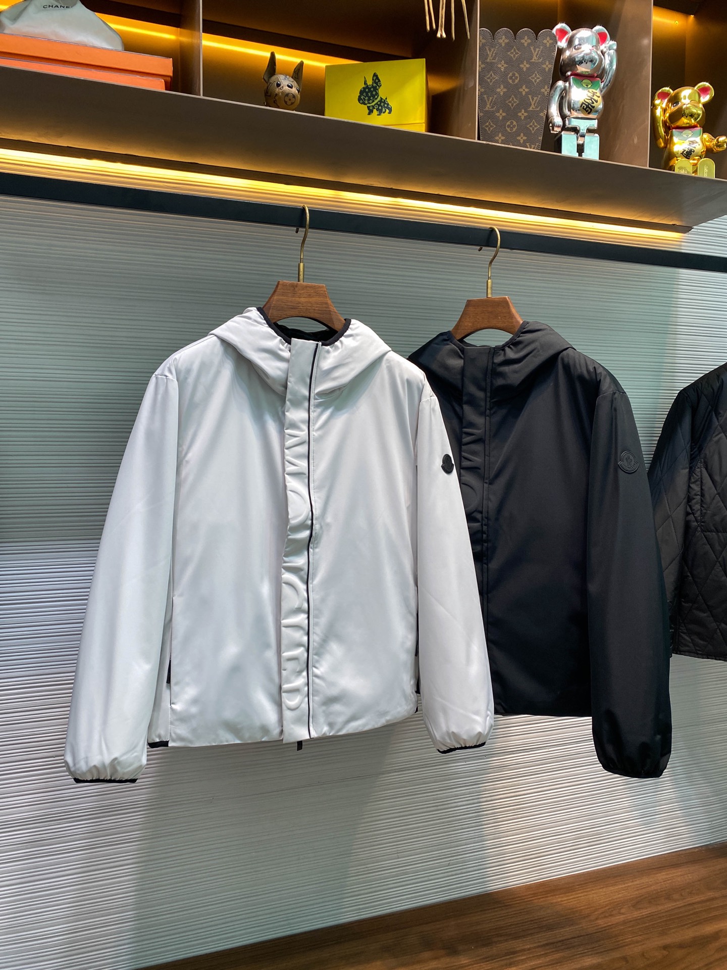 MOC25FW秋冬新款功能性防水面料户外连帽羽绒夹克，男士浮雕标识拉链双门襟经典黑标羽绒服外套！贸易公司