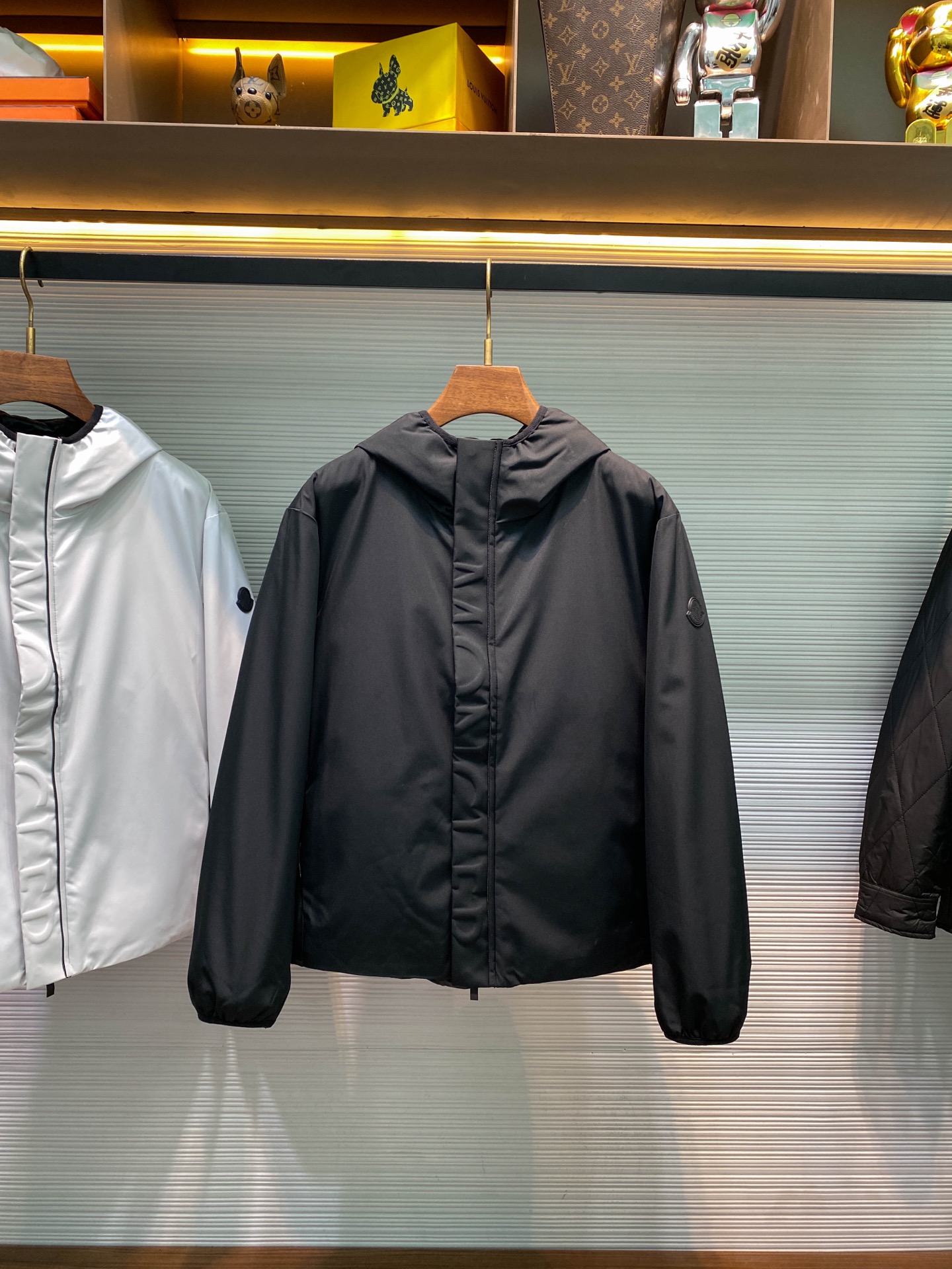 MOC25FW秋冬新款功能性防水面料户外连帽羽绒夹克，男士浮雕标识拉链双门襟经典黑标羽绒服外套！贸易公司