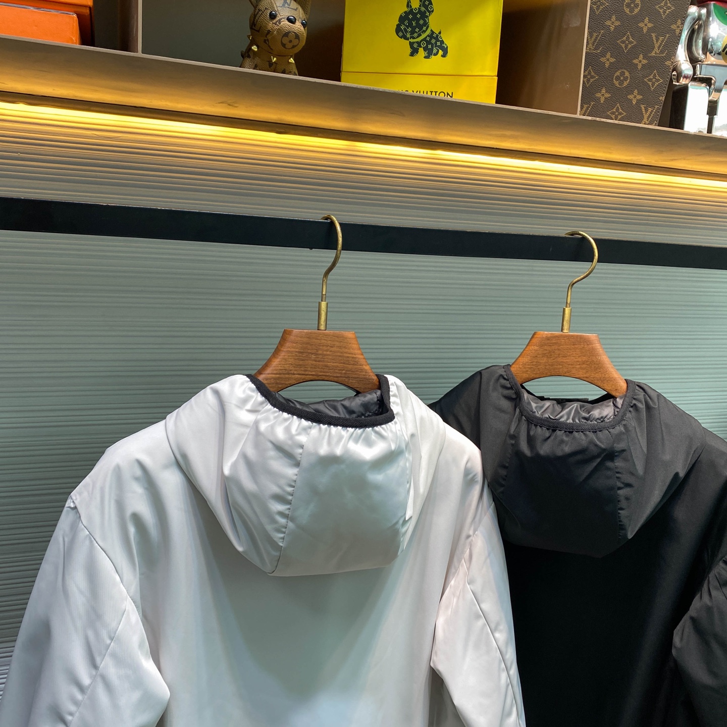 MOC25FW秋冬新款功能性防水面料户外连帽羽绒夹克，男士浮雕标识拉链双门襟经典黑标羽绒服外套！贸易公司