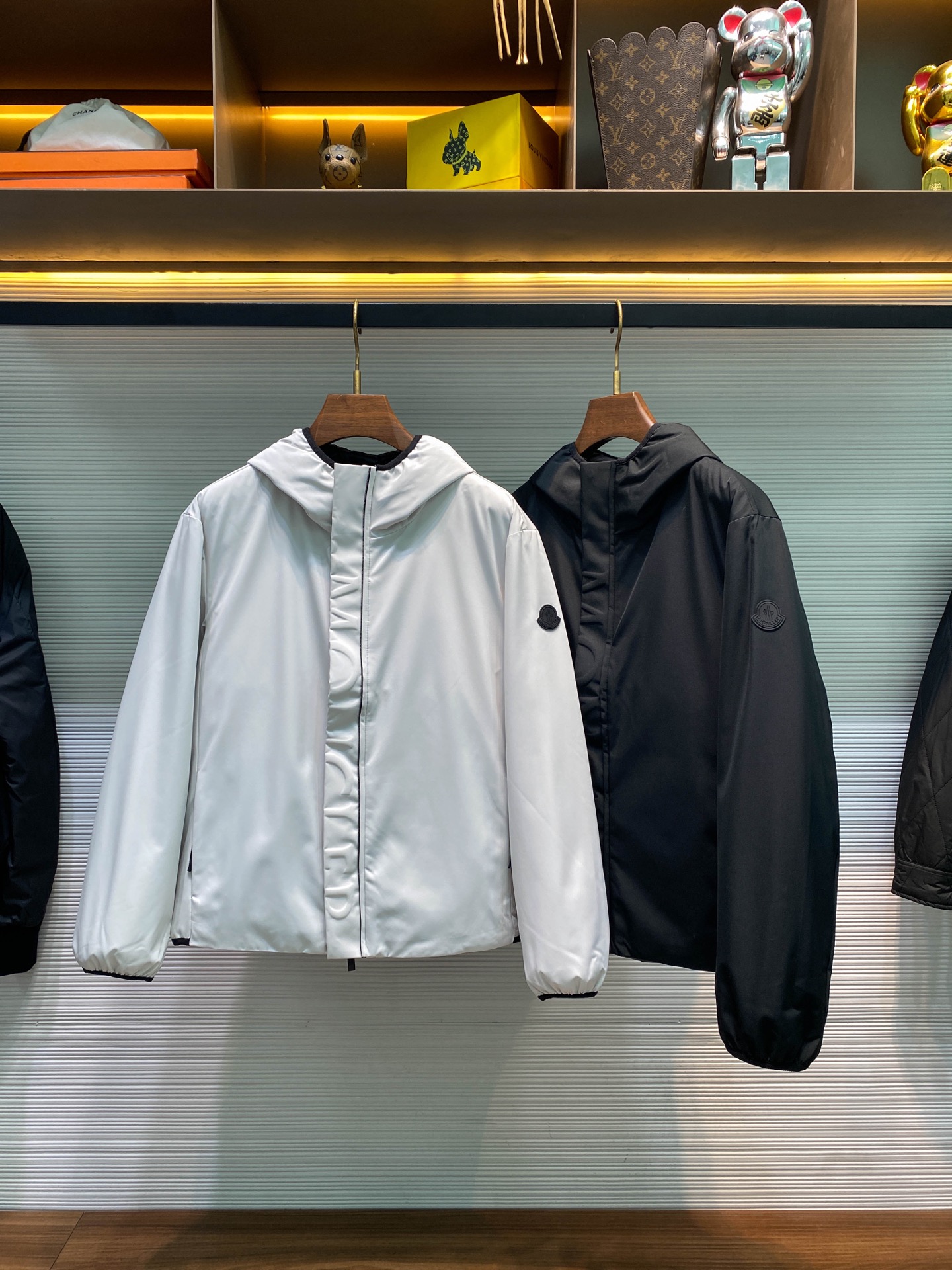 MOC25FW秋冬新款功能性防水面料户外连帽羽绒夹克，男士浮雕标识拉链双门襟经典黑标羽绒服外套！贸易公司