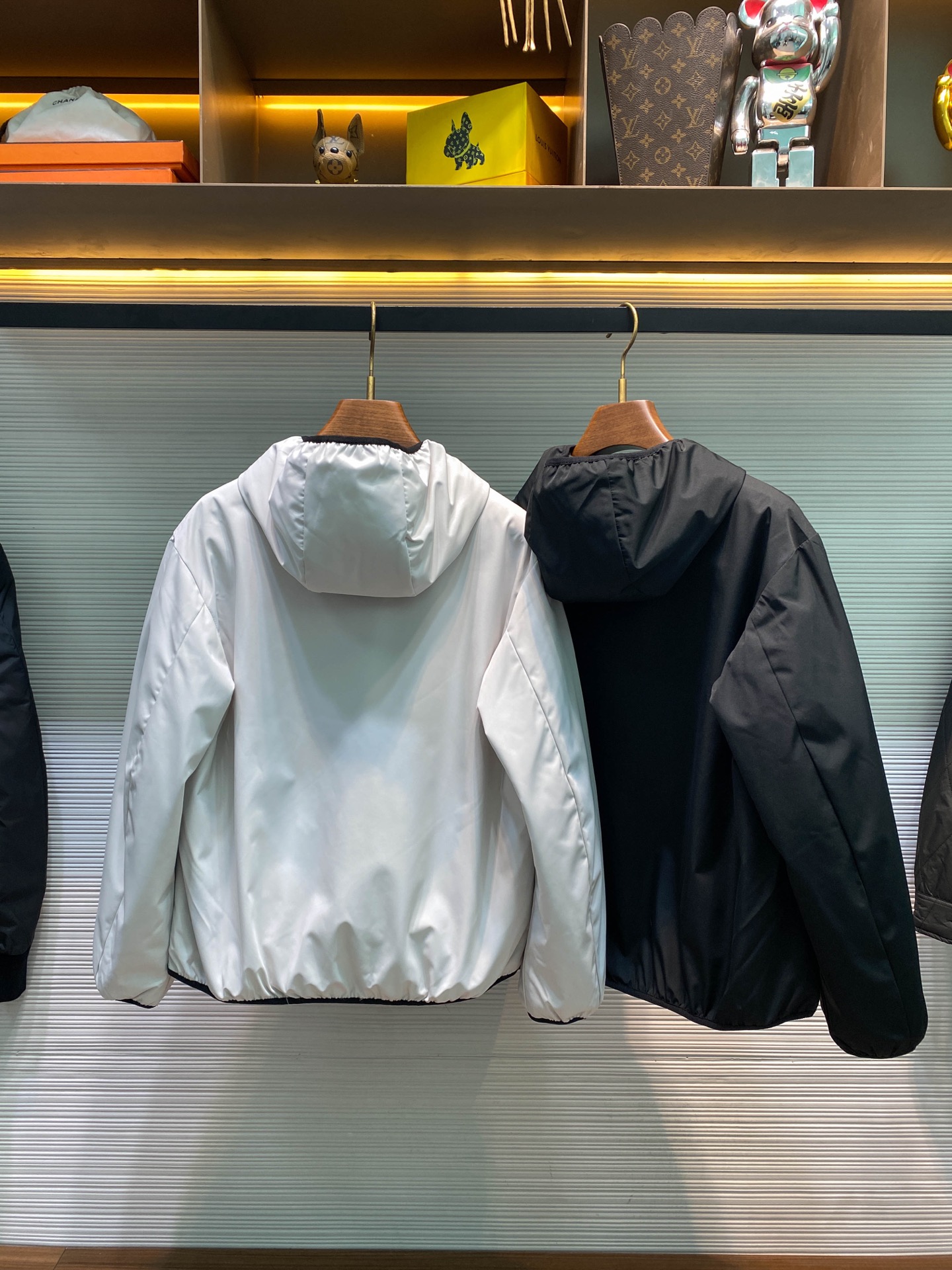 MOC25FW秋冬新款功能性防水面料户外连帽羽绒夹克，男士浮雕标识拉链双门襟经典黑标羽绒服外套！贸易公司