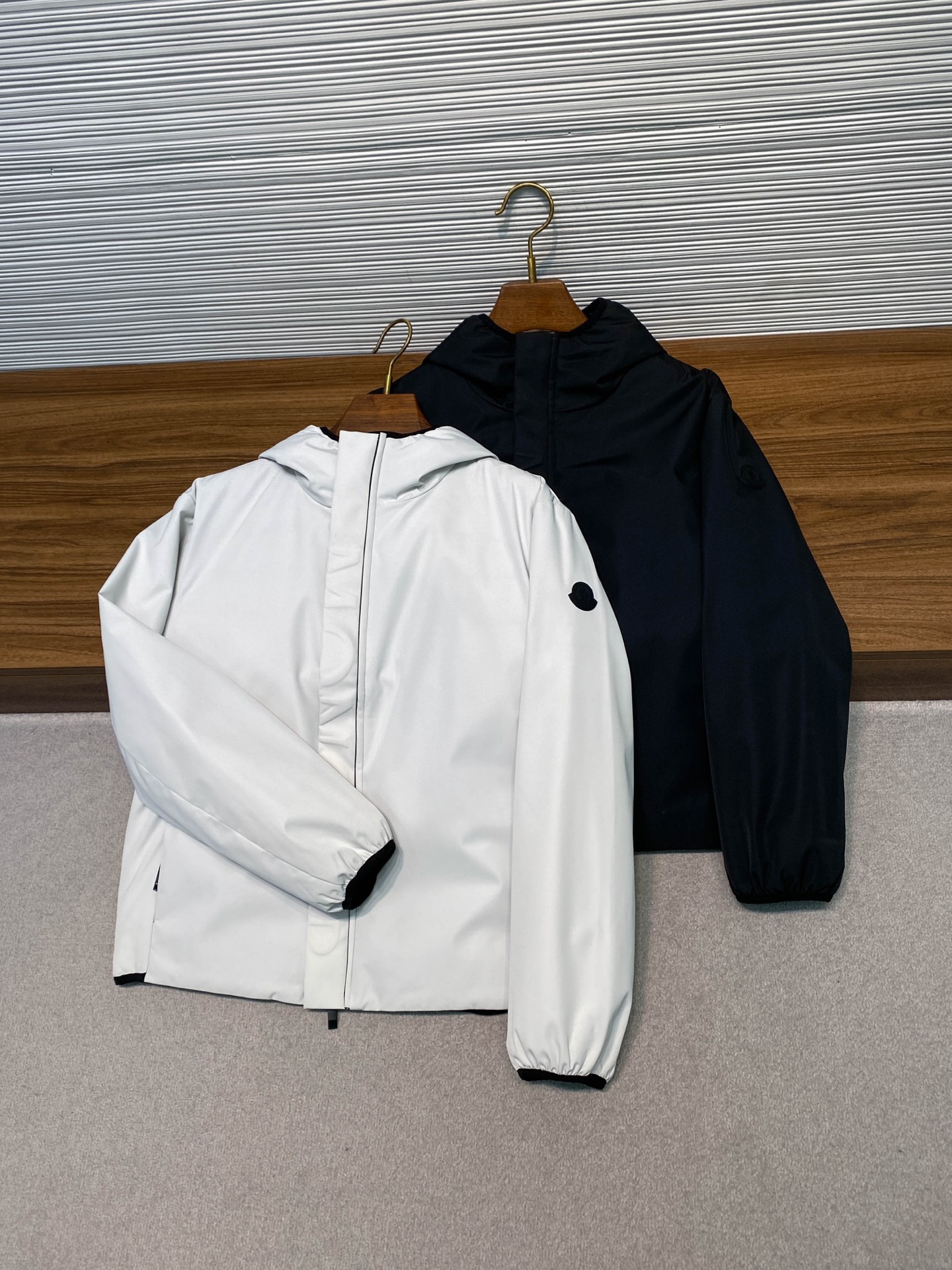 MOC25FW秋冬新款功能性防水面料户外连帽羽绒夹克，男士浮雕标识拉链双门襟经典黑标羽绒服外套！贸易公司