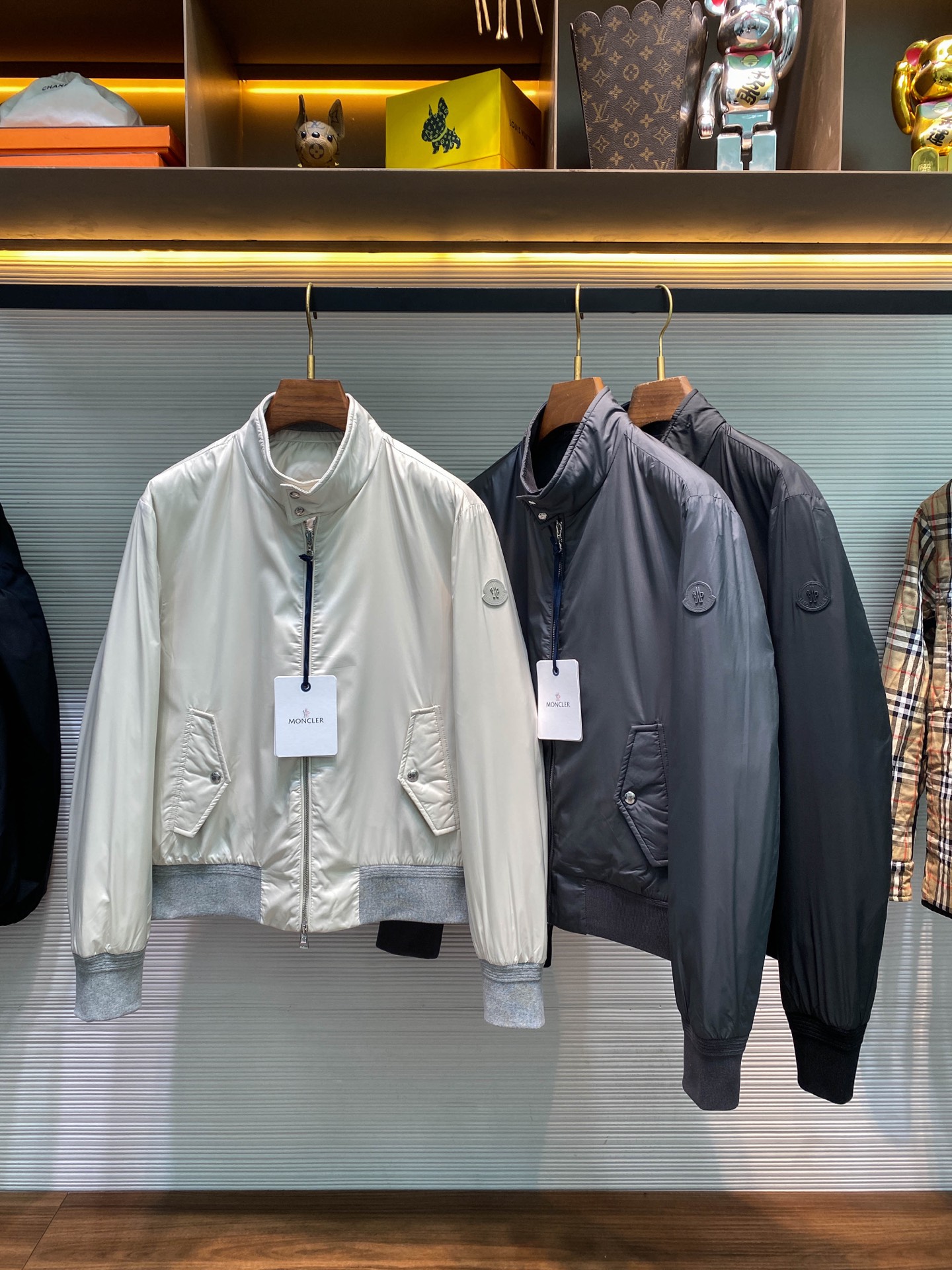 NO:612963,MOC25FW new autumn and winter densely woven nylon stand collar down jacket, men's lightweight down quilted lined pilot zipper down jacket jacket!  The trading company channel is rare, and it is sold simultaneously on the official website. The purchasing price is 7900 RMB!  A must-have thin down jacket for men in autumn and winter. With its pilot shape and smart and handsome upper body effect, it has become a very stylish style!  This down jacket adopts a zippered small stand-up collar design, making the overall look more refined!  The flap pocket design on both sides adds practicality!  Customized logo-engraved zippers, snap buttons and other hardware details are provided to customers, showing a full sense of quality and class!  High-density nylon fabric becomes one of the main fabrics of this jacket, allowing the wearer to feel comfortable and textured!  The cuffs and hem are designed with gray knitted ribbing, which not only increases the overall texture but also improves comfort!  The interior is padded and filled with thin quilted European standard 90 goose down, ensuring warmth and comfort without looking bloated!  The three-dimensional metal embossed leather badges on the sleeve arms give people a sense of luxury, which is irresistible!  This jacket features a short, fitted silhouette, making it perfect for men of all ages!  If you like this jacket, please don't miss it, it will become your fashionable and handsome choice and show your young and fashionable side!  Whether it's daily wear or special occasions, it can make you stand out!  In short, this down jacket is a rare fashion item. It not only has practicality and comfort, but also shows quality and class!  No matter where you are, choosing this jacket will make you the center of attention and exude confidence and charm!  Black/beige/grey, three colors included!  Size 1-4 Size 1 has shoulder width 48cm - chest 114cm - dress length 64cm - sleeve length 66cm Size 2 has shoulder width 49cm - chest 118cm - dress length 65cm - sleeve length 67cm Size 3 has shoulder width 50cm - chest 122cm - dress length 66cm - sleeve length 68cm Size 4 has shoulder width 51cm - chest 126cm - dress length 67cm - sleeve length 69cm  Size recommendation (standard version) Height 174-jin, try on size 2 which is suitable!  For boys, choose size 1 if you weigh less than 145 pounds, choose size 2 if you weigh between 145 pounds and 162 pounds, choose size 3 if you weigh 145-162 pounds, and choose size 4 if you weigh 162-180 pounds!  ,,jackets & coats,jackets & coats,down jacket,alexander wang19860909MOC25FW秋冬新款密织尼龙立领羽绒夹克,男士轻薄款羽绒绗缝内衬飞行员拉链羽绒服夹克外套！贸易公司渠道稀出,同步官网发售,代购价格7900RMB！男士秋冬时节必入薄款羽绒夹克奉献,它以其飞行员造型、干练帅气的上身效果,成为了非常有型的穿搭款式！ 这款羽绒夹克采用了拉链小立领设计,让整体造型更显精致！而两侧翻盖口袋设计,则增添了实用性！客供定制Logo刻印拉链、四合扣等五金细节,展现满满的品质档次感！高密尼龙面料成为这件夹克的主要面料之一,让穿着者感受到舒适和质感！袖口和下摆则采用灰色针织罗纹拼接设计,既增加了整体质感,又提升了舒适度！内里使用薄款绗缝欧标90鹅绒加衬填充,保证了保暖性和舒适度,同时又不会显得臃肿！袖臂上的立体金属压花皮标徽章,则给人一种高奢气场的感觉,让人无法抗拒！ 这款夹克采用了短款合体版型剪裁,非常适合各个年龄阶层的男士驾驭！如果你喜欢这款夹克,请不要错过它,它将成为你时尚帅气的选择,并展现出你年轻时尚的一面！无论是日常穿搭还是特殊场合,都能让你脱颖而出！总之该羽绒夹克是一件不可多得的时尚单品,它既具备了实用性和舒适度,又展现了品质和档次感！无论何时何地,选择这款夹克都能让你成为焦点,并散发出自信和魅力！黑色/米色/灰色,三色入！尺码1-4 1码肩宽48cm-胸围114cm-衣长64cm-袖长66cm 2码肩宽49cm-胸围118cm-衣长65cm-袖长67cm 3码肩宽50cm-胸围122cm-衣长66cm-袖长68cm 4码肩宽51cm-胸围126cm-衣长67cm-袖长69cm 尺码推荐（标准版型） 身高174-斤,试穿2码合适！ 男生体重斤以内选择1码,-145斤选择2码,145-162斤选择3码,162-180斤选择4码！,,jackets & coats,jackets & coats,down jacket,alexander wang,Men's clothing