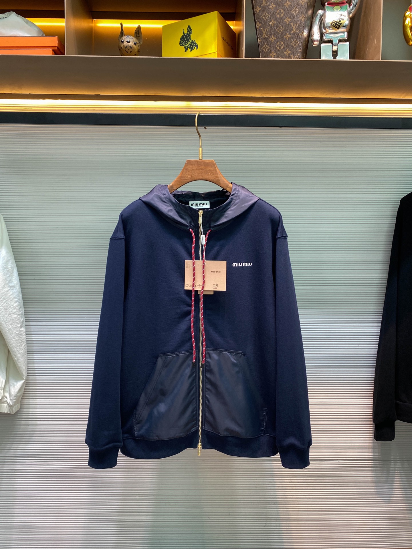 NO:677458,【D】-MIU25FW new autumn and winter terry cotton nylon spliced ​​zipper hoodie, the same classic embroidered logo contrasting drawstring hooded sweatshirt jacket for men and women!  Trading company channels are rare, and it is available for sale on the official website at the same time for 17840 RMB!  Miu is the first choice for early autumn wear. It is not only comfortable and versatile, but also has the effect of fashionable and age-reducing wear!  This hoodie is made of single-sided fish-scale fabric woven with cotton as the base. The front is a smooth knitted surface, and the skin-touching surface is formed into three-dimensional terry through the floating thread knitting technology of the knitting machine, which increases the fluffiness and feels delicate at the same time!  The terry structure absorbs a large amount of water and evaporates quickly, so it is not easy to loosen and deform after repeated washing!  The hat body and side pockets are made of nylon fabric, which is wear-resistant and has good windproof performance as the hat body!  The 2*2 rib formed by the alternating arrangement of longitudinal rows of front coils and longitudinal rows of back coils is still very elastic and has a wide pattern that fits the wrist and waist without a sense of restraint. The gaps between the coils allow air circulation without losing warmth!  The iconic letter logo embroidered embellishment on the chest and the contrasting woven drawstring design are the finishing touch, which undoubtedly instantly enhances the appearance of the entire hoodie by N times!  The casual and loose fit can be worn by both men and women. If you like it, get it now!  Sizes S-XL S size shoulder width 54cm-bust 120cm-shirt length 69cm-sleeve length 62cm M size shoulder width 55cm-chest 124cm-shirt length 70cm-sleeve length 63cm L size shoulder width 56cm-chest 128cm-shirt length 71cm-sleeve length 64cm XL size shoulder width 57cm-chest 132cm-shirt length 72cm-sleeve length 65cm  Recommended size (loose fit) I am 174 pounds tall, so I tried on size S which is suitable!  For boys weighing less than 143 pounds, choose size S, between 143-158 pounds, choose size M, between 158-173 pounds, choose size L, and between 173-190 pounds, choose size XL!  All girls can choose size S!  ,miumiu-clothing,miumiu,hoodie,sweatshirts,jackets & coats,jackets & coats,hats,19860909【D】-MIU25FW秋冬新款毛圈棉尼龙拼接拉链帽衫,男女同款经典刺绣标识撞色抽绳连帽卫衣夹克外套！贸易公司渠道稀出,同步官网发售17840RMB！Miu家早秋穿搭首选,不仅舒适百搭,同时起到减龄时髦的穿搭效果！ 这款帽衫采用棉为基底编织而成的单面鱼鳞布面料,正面为平滑的针织面,触肤面通过针织机的浮线编织技术形成立体的毛圈,增加蓬松感, 同时触感细腻！毛圈结构吸水量大且蒸发快,多次洗涤不易松散变形！帽身和侧插袋选用尼龙面料,耐磨且作为帽身具有良好的防风性能！通过正面线圈纵行和反面线圈纵行相互交替配置而形成的2*2罗纹,弹性依然很好,纹路较宽,贴合腕部和腰部而无束缚感,线圈间的空隙允许空气流通,同时不失保暖性能！胸前标志性字母Logo刺绣点缀,以及撞色编织抽绳设计,堪称画龙点睛般的存在,无疑将整件帽衫的颜值瞬间拉高了N倍！休闲宽松版型,无论男女皆可驾驭,喜欢的赶紧入手吧！尺码S-XL S码肩宽54cm-胸围120cm-衣长69cm-袖长62cm M码肩宽55cm-胸围124cm-衣长70cm-袖长63cm L码肩宽56cm-胸围128cm-衣长71cm-袖长64cm XL码肩宽57cm-胸围132cm-衣长72cm-袖长65cm 尺码推荐（宽松版型） 身高174-斤,试穿S码合适！ 男生体重143斤以内选择S码,143-158斤选择M码,158-173斤选择L码,173-190斤选择XL码！ 女生全部选择S码即可！,缪缪-服装,miumiu,hoodie,sweatshirts,jackets & coats,jackets & coats,hats,,Women's clothing