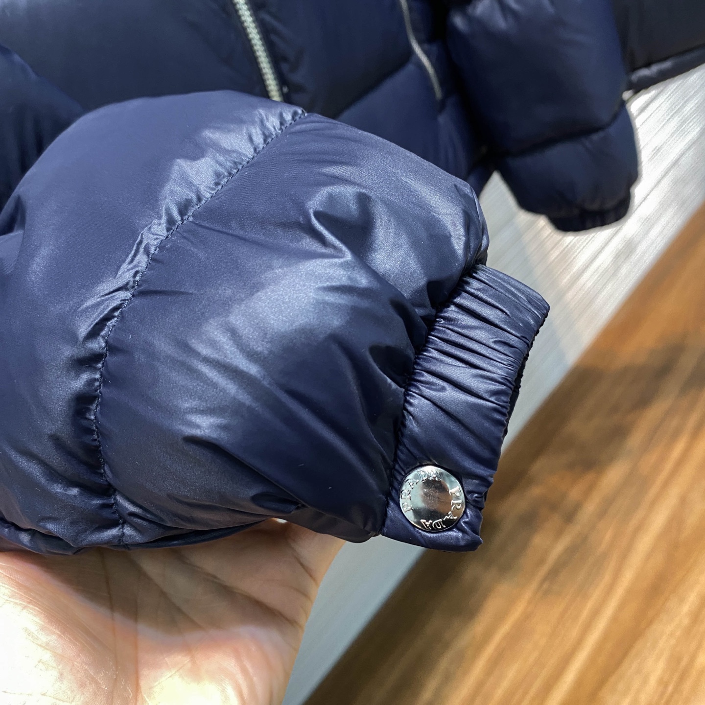 PRA25FW秋冬新款高密度尼龙拉链羽绒夹克，男士经典三角标徽章可拆卸式连帽立领羽绒服外套！贸易公司渠道