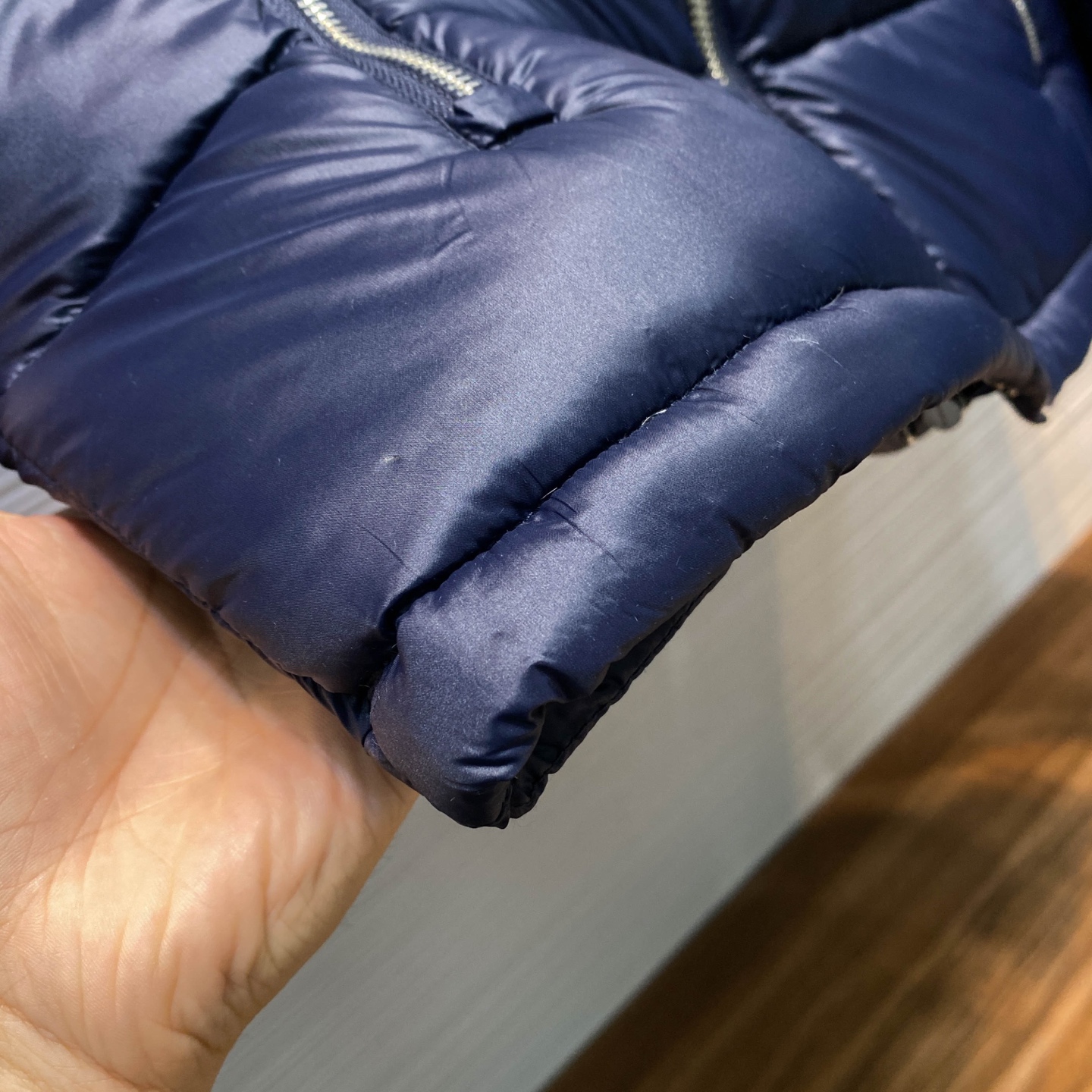 PRA25FW秋冬新款高密度尼龙拉链羽绒夹克，男士经典三角标徽章可拆卸式连帽立领羽绒服外套！贸易公司渠道