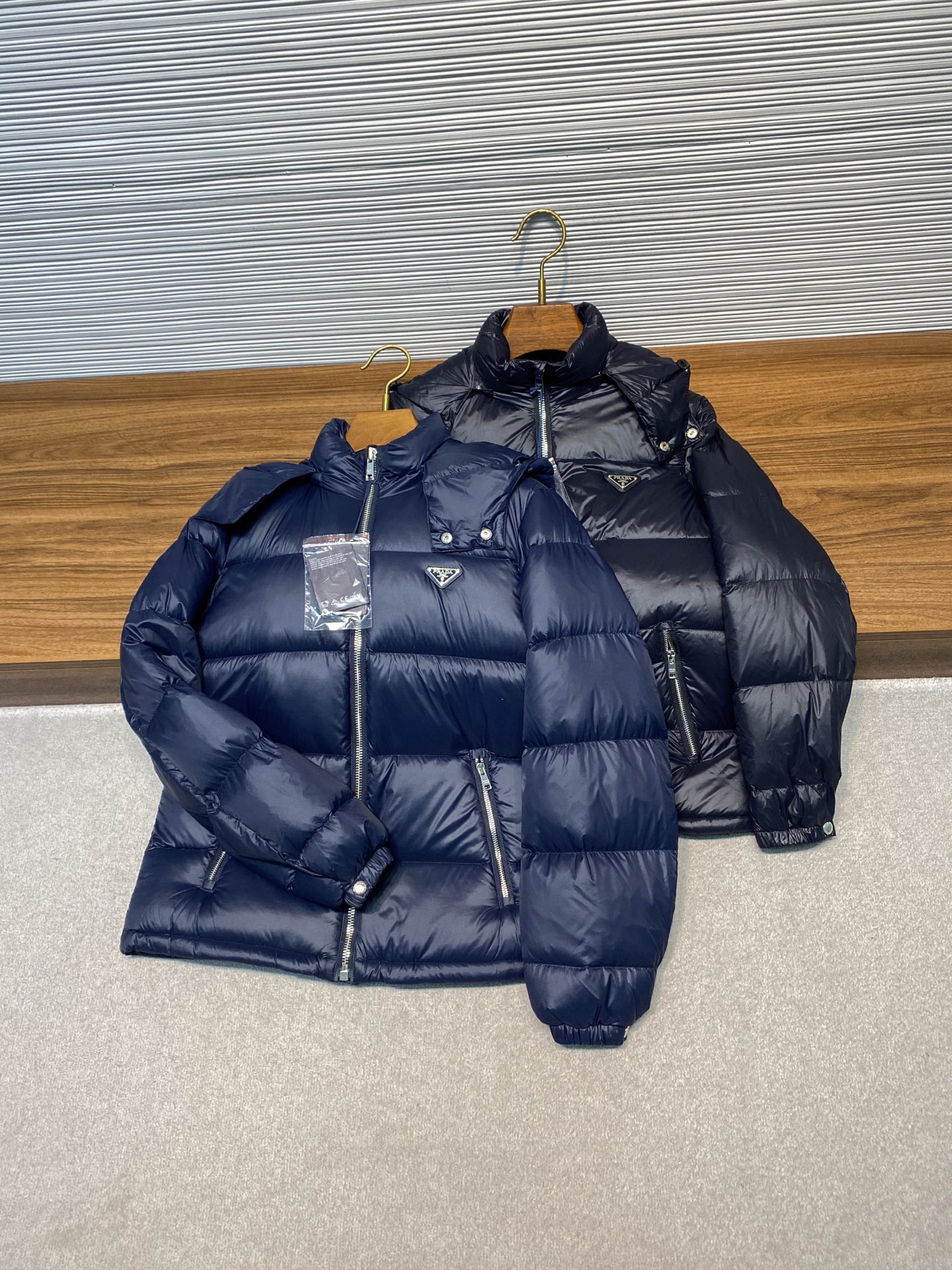 PRA25FW秋冬新款高密度尼龙拉链羽绒夹克，男士经典三角标徽章可拆卸式连帽立领羽绒服外套！贸易公司渠道