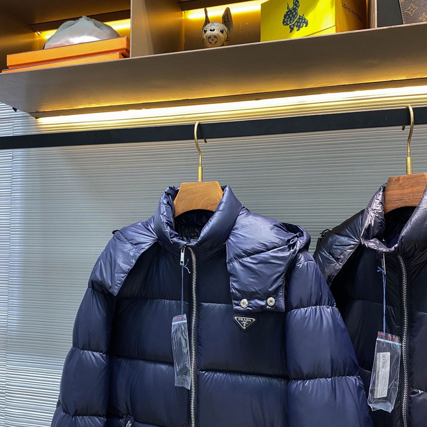 PRA25FW秋冬新款高密度尼龙拉链羽绒夹克，男士经典三角标徽章可拆卸式连帽立领羽绒服外套！贸易公司渠道