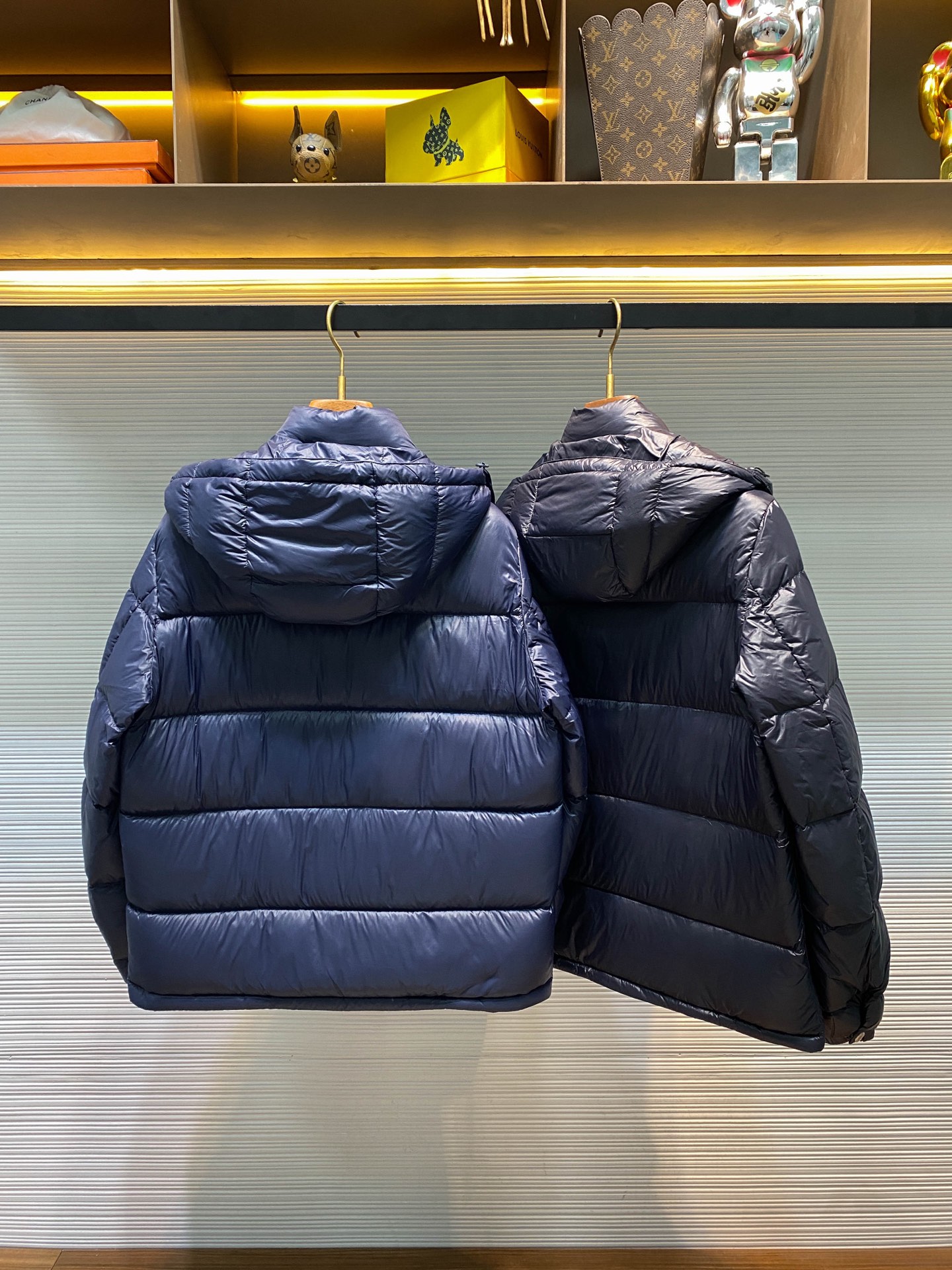 PRA25FW秋冬新款高密度尼龙拉链羽绒夹克，男士经典三角标徽章可拆卸式连帽立领羽绒服外套！贸易公司渠道