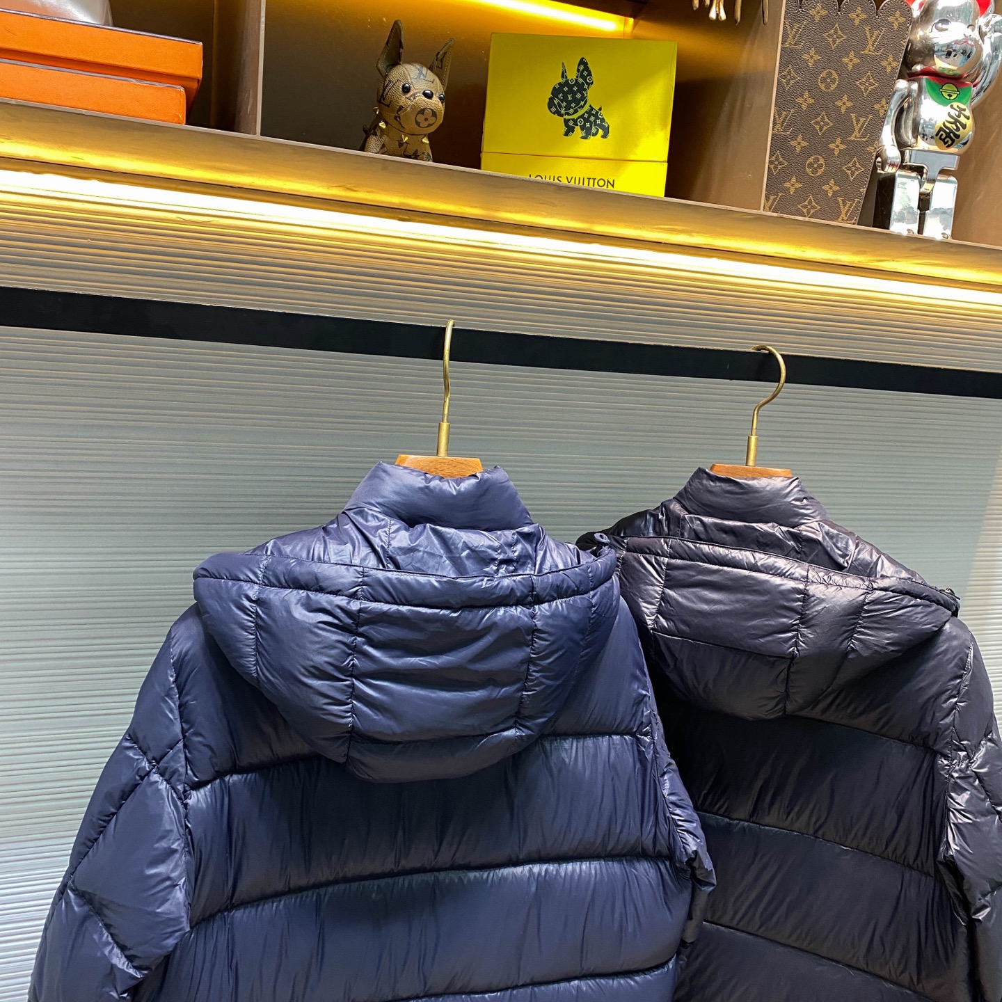 PRA25FW秋冬新款高密度尼龙拉链羽绒夹克，男士经典三角标徽章可拆卸式连帽立领羽绒服外套！贸易公司渠道