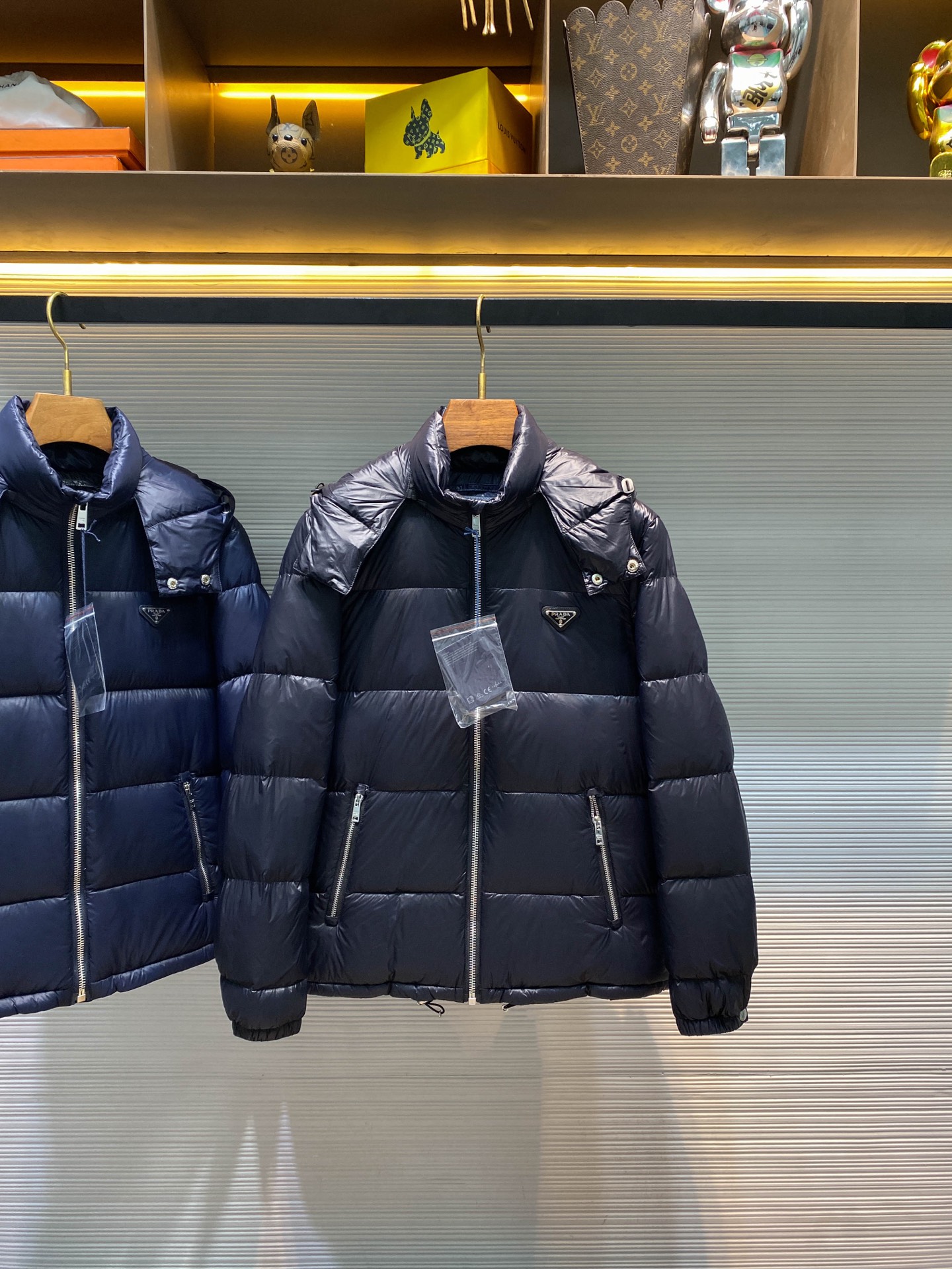 PRA25FW秋冬新款高密度尼龙拉链羽绒夹克，男士经典三角标徽章可拆卸式连帽立领羽绒服外套！贸易公司渠道