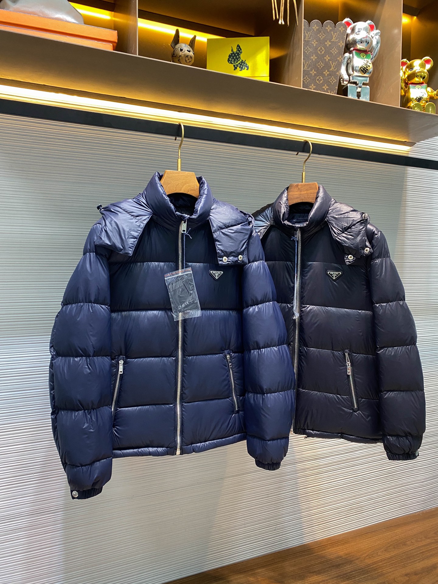 PRA25FW秋冬新款高密度尼龙拉链羽绒夹克，男士经典三角标徽章可拆卸式连帽立领羽绒服外套！贸易公司渠道