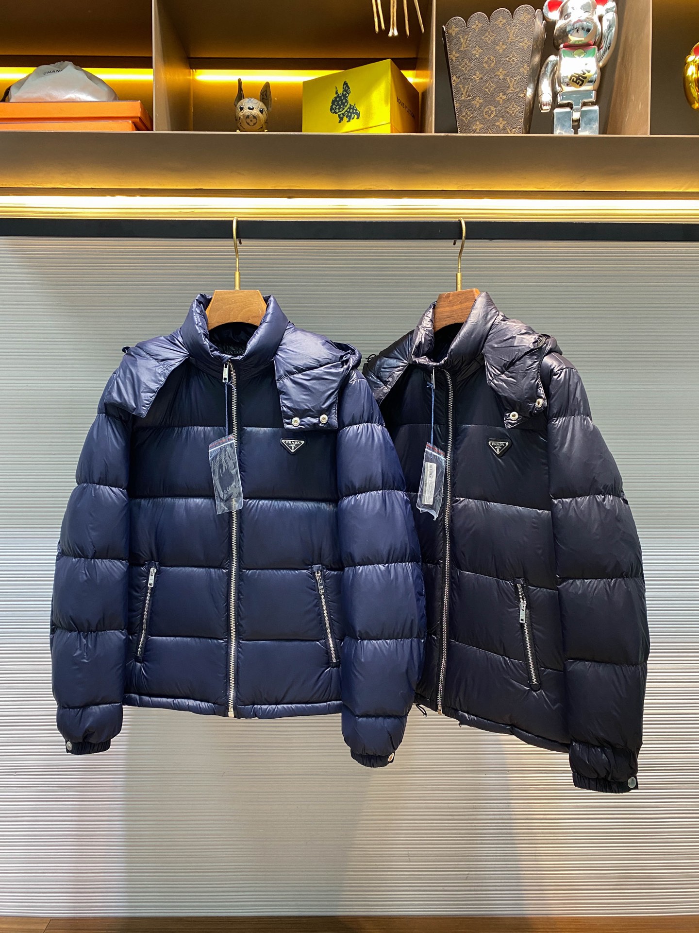 PRA25FW秋冬新款高密度尼龙拉链羽绒夹克，男士经典三角标徽章可拆卸式连帽立领羽绒服外套！贸易公司渠道