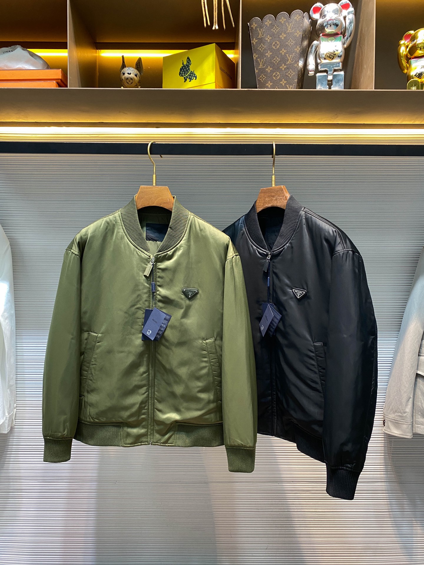 NO:573527,PRA25FW new autumn and winter high-density nylon stand-collar jacket, the same classic triangle logo badge retro zipper baseball jacket for men and women!  Trading company channels are rare and available on the official website simultaneously!  A college-style baseball jacket with the brand's unique style label, it is a must-have for high-street fashionistas. It has a strong sense of fashion and versatile performance. It looks handsome on anyone who wears it. It interprets the current trendy and avant-garde dressing style!  This baseball jacket is made of custom-woven and dyed high-density nylon material. The fabric is silky-smooth and glossy, and has excellent wear-resistant and windproof properties!  The classic enamel-coated triangle badge nameplate on the chest shows the brand's unique luxury charm. The exquisite craftsmanship and accessories are enough to show the high-end quality!  The neckline, cuffs and hem are stitched with densely woven black ribbing to enhance the visual layering. The strong retro college style atmosphere allows you to easily create a fashionable style with endless energy!  The casual and loose baseball uniform is cut with a simple and versatile upper body. In short, this style is really not picky at all and can be easily worn by both men and women!  Black/green, two colors available!  Size S-XXL S size shoulder width 54cm - chest circumference 122cm - dress length 64cm - sleeve length 57cm M size shoulder width 55cm - chest circumference 126cm - dress length 65cm - sleeve length 58cm L size shoulder width 56cm - chest circumference 130cm - dress length 67cm - sleeve length 59cm XL size shoulder width 57cm - chest circumference 134cm - dress length 69cm - sleeve length 60cm XXL size has shoulder width 58cm - bust 138cm - dress length 71cm - sleeve length 61cm. Recommended size (standard version). Height 174-140 catties. Try on size M which is suitable!  Boys weighing less than 130 pounds should choose S size, 130-143 pounds should choose M size, 143-156 pounds should choose L size, 156-172 pounds should choose XL size, and 172-188 pounds should choose XXL size!  All girls can choose size S!  ,,prada,jackets & coats,jackets & coats,alexander wang19860909PRA25FW秋冬新款高密度尼龙立领夹克,男女同款经典三角标徽章复古拉链棒球服棉衣外套！贸易公司渠道稀出,同步官网发售！极具品牌独特风格标签的一款学院风棒球夹克,各路高街潮人们人手必备,有着超强的时尚感与百搭性能,任谁上身都很帅气,演绎当下潮流感爆棚的前卫着装造型！ 这款棒球服夹克采用客供定织定染高密度尼龙材质,面料质地丝滑的同时富有光泽感,具有优越的耐磨防风性能！胸前经典珐琅涂层三角标徽章铭牌,展现出品牌独有的奢华魅力,精湛的工艺与辅料足以见得高级质感所在！领口、袖口和下摆黑色密织罗纹拼接,提升视觉上的层次感,浓浓的复古学院风气息,让你轻松演绎出活力无限的时尚造型！休闲宽松的棒球服版型剪裁,上身简约百搭,总之这种款式真的完全不挑人,男女都能轻松驾驭！黑色/绿色,两色入！尺码S-XXL S码肩宽54cm-胸围122cm-衣长64cm-袖长57cm M码肩宽55cm-胸围126cm-衣长65cm-袖长58cm L码肩宽56cm-胸围130cm-衣长67cm-袖长59cm XL码肩宽57cm-胸围134cm-衣长69cm-袖长60cm XXL码肩宽58cm-胸围138cm-衣长71cm-袖长61cm 尺码推荐（标准版型） 身高174-140斤,试穿M码合适！ 男生体重130斤以内选择S码,130-143斤选择M码,143-156斤选择L码,156-172斤选择XL码,172-188斤选择XXL码！ 女生全部选择S码即可！,,prada,jackets & coats,jackets & coats,alexander wang,Men's clothing