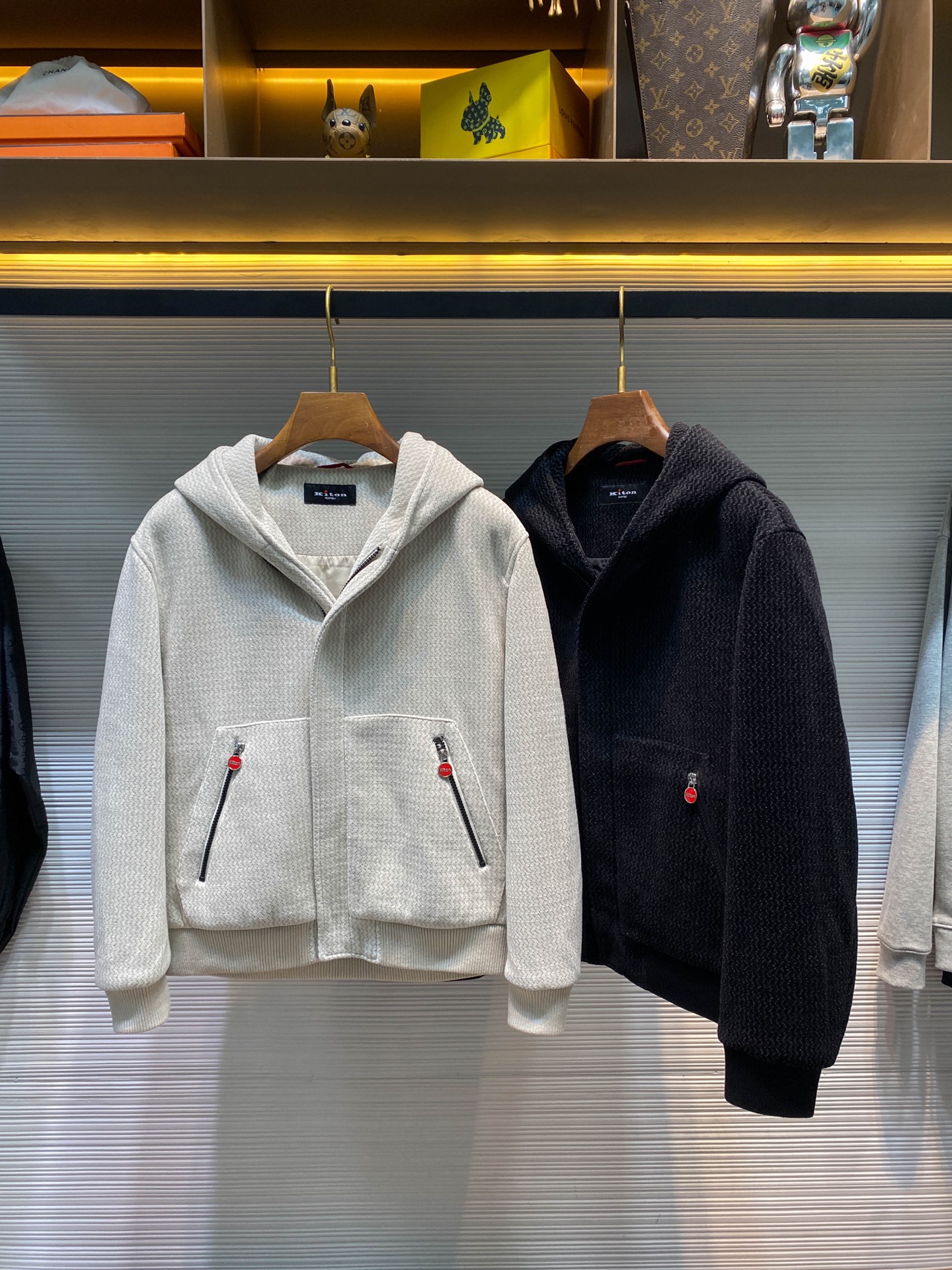 NO:653862,New product [-KITON25FW new autumn and winter wave texture wool hooded jacket, men's red logo zipper embellishment fashionable casual zipper jacket!  Trading company channels are rare and available on the official website simultaneously!  On the fashion stage, there are always some items that can stand out with their unique design and excellent quality and become the focus of everyone's attention!  Kiton's new autumn and winter jacket is undoubtedly the ideal first choice for men!  This jacket is made of custom-made 82% cotton + 18% Tencel blended woolen fabric. As a leader in natural fibers, cotton has many advantages such as softness, breathability, and strong hygroscopicity. It gives the jacket a comfortable wearing experience, and people can feel the gentle care from nature the moment they come into contact with it!  Tencel, a regenerated fiber derived from wood pulp, not only has silky luster and softness, but also has excellent wrinkle resistance and drape!  When it is perfectly blended with cotton, it forms a unique fabric that combines the simplicity and comfort of cotton with the gorgeousness and elegance of Tencel!  The wavy texture is clearly visible on the surface of the fabric, which is full of rhythm and movement, adding a unique artistic flavor to the entire jacket!  At the same time, this wavy design also makes the fabric more crisp and stylish. Whether you are standing, walking or sitting down, the jacket can always maintain its perfect shape without the embarrassing situation of collapse or deformation!  Integrated hood design, this is undoubtedly the perfect combination of fashion and practicality!  In cold weather, a hood can protect you from the wind and cold and protect your head and neck from the cold air!  In daily travel, hooding can add a casual and casual atmosphere to you, making you look younger and more energetic!  The red logo zipper closures on the placket and pockets are actually the finishing touch of the entire jacket!  As a color full of energy and passion, red looks particularly eye-catching on this jacket, which is mainly composed of calm tones!  Not only does it add a sense of fashion and personality to the jacket, but it also highlights its luxurious identity!  The fit-fitting design takes full consideration of ergonomic principles, and every detail is carefully crafted!  Its style is neither too loose, making it look dragging and bloated, nor too tight, making people feel restricted and uncomfortable, but fits the body curves just right, showing off the masculine beauty of men!  Black/apricot, two colors available!  Size 48-56 Size 48 has shoulder width 49cm - chest 112cm - dress length 64cm - sleeve length 58cm Size 50 has shoulder width 50cm - chest 116cm - dress length 65cm - sleeve length 59cm Size 52 has shoulder width 51cm - chest 120cm - dress length 66cm - sleeve length 60cm  Size 54 has shoulder width 52cm - bust 124cm - dress length 67cm - sleeve length 61cm. Size 56 has shoulder width 54cm - chest 128cm - dress length 68cm - sleeve length 62cm. Size recommendation (standard version). Height 174-140 catties, try on size 50!  For boys weighing less than 130 kilograms, choose size 48, between 130 and 143 kilograms, choose size 50, between 143 and 156 kilograms, choose size 52, between 156 and 170 kilograms, choose size 54, and between 170 and 185 kilograms, choose size 56!  ,,jackets & coats,jackets & coats,hats,alexander wang19860909新品【-KITON25FW秋冬新款波浪纹肌理毛呢连帽夹克,男士红色标识拉链点缀时尚休闲拉链夹克外套！贸易公司渠道稀出,同步官网发售！在时尚的舞台上,总有一些单品能够凭借其独特的设计与卓越的品质脱颖而出,成为众人瞩目的焦点！Kiton秋冬新款外套,无疑是各位男士的理想首选！ 这款夹克采用客供定制82棉+18天丝混纺毛呢面料,棉作为天然纤维中的佼佼者,具有柔软、透气、吸湿性强等诸多优点,它赋予了夹克舒适的穿着体验,让人在接触它的瞬间,就能感受到那份来自大自然的温柔呵护！而天丝源自木浆的再生纤维,不仅拥有丝绸般的光泽和柔软度,还具备出色的抗皱性和垂坠感！当它与棉完美融合后,便形成了一种既有着棉的质朴与舒适,又有着天丝的华丽与优雅的独特面料！面料表面清晰可见的波浪纹肌理感,富有韵律感和动感,为整个夹克增添了一份独特的艺术气息！同时这种波浪纹的设计还使得面料更加挺括有型,无论你是站立、行走还是坐下,夹克都能始终保持其完美的形状,不会出现软塌、变形的尴尬情况！ 一体式连帽设计,这无疑是时尚与实用性的完美结合！在寒冷的天气里,连帽可以为你遮挡风寒,保护你的头部和颈部不受冷空气的侵袭！而在日常出行中,连帽又能为你增添一份休闲和随性的气息,让你看起来更加年轻有活力！门襟与插袋处红色标识拉链开合,实则是整件夹克的点睛之笔！红色作为一种充满活力和激情的颜色,在这件以沉稳色调为主的夹克上显得格外醒目！不仅为夹克增添了一份时尚感和个性,更凸显了其奢华的身份！合身版型设计,充分考虑了人体工程学原理,对每一个细节都进行了精心的雕琢！它的版型既不会过于宽松,显得拖沓和臃肿,也不会过于紧身,让人感到束缚和不自在,而是恰到好处地贴合身体曲线,展现出男性的阳刚之美！黑色/杏色,两色入！尺码48-56 48码肩宽49cm-胸围112cm-衣长64cm-袖长58cm 50码肩宽50cm-胸围116cm-衣长65cm-袖长59cm 52码肩宽51cm-胸围120cm-衣长66cm-袖长60cm 54码肩宽52cm-胸围124cm-衣长67cm-袖长61cm 56码肩宽54cm-胸围128cm-衣长68cm-袖长62cm 尺码推荐（标准版型） 身高174-140斤,试穿50码合适！ 男生体重130斤以内选择48码,130-143斤选择50码,143-156斤选择52码,156-170斤选择54码,170-185斤选择56码！,,jackets & coats,jackets & coats,hats,alexander wang,Men's clothing