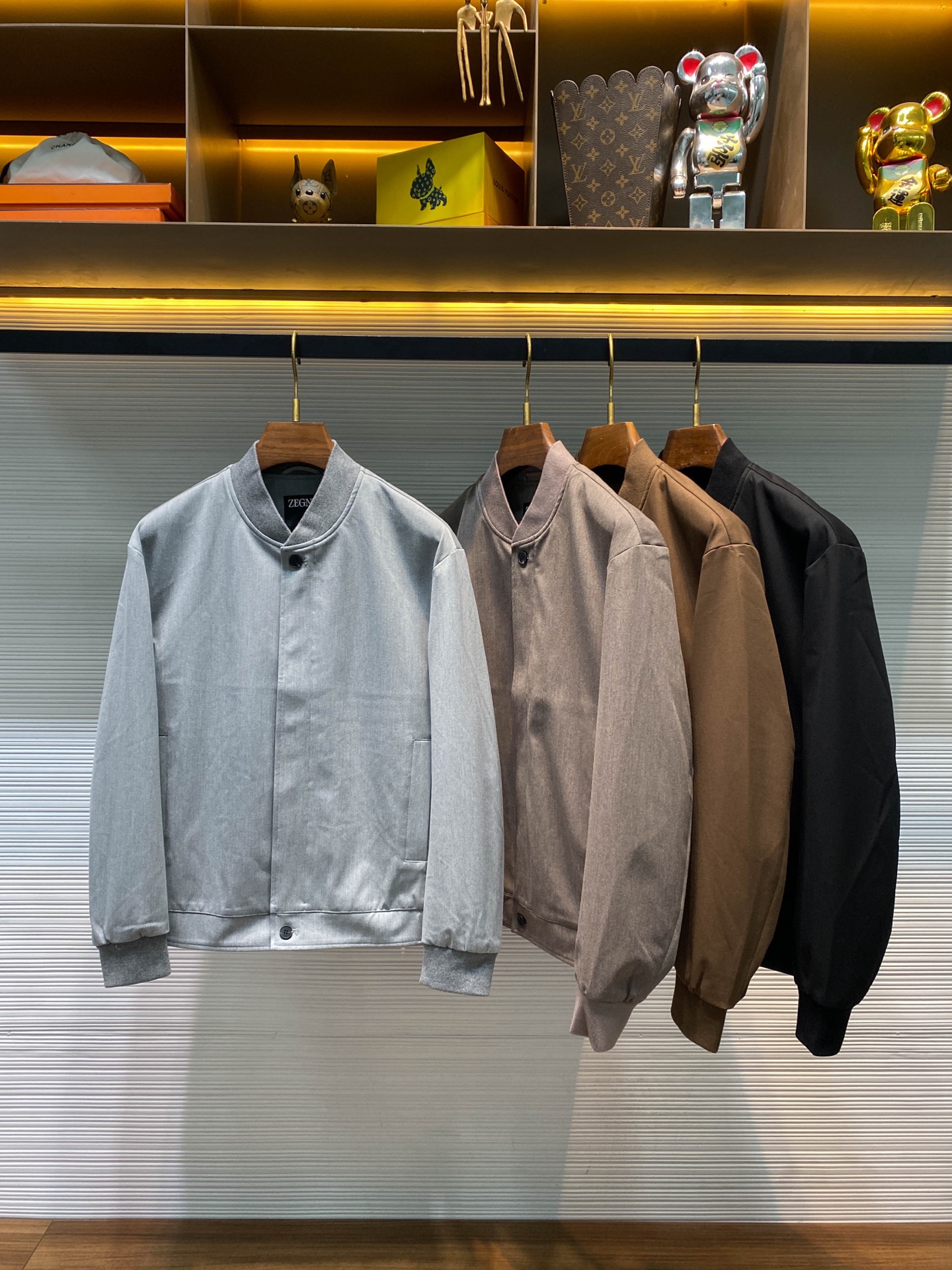 NO:653868,New products at the counter [EZ25FW autumn and winter new technical twill fabric baseball stand collar jacket, men's minimalist dark placket old money style business casual zipper jacket!  Trading company channels are rare and available on the official website simultaneously!  Z's new old-money style jacket has become a classic in the fashion industry with its top-notch fabrics, luxurious logos and minimalist design!  It is not just a piece of clothing, but also a symbol of a life attitude, a pursuit of quality and taste!  This jacket is made of custom-made technical twill fiber fabric. The unique twill texture on the surface is clearly displayed, as if it is the trace of careful carving over the years, and it has an indescribable high-end texture!  The lining is made of extremely silky material. When you put on this jacket, the feeling of the silky lining in close contact with your skin is like being gently wrapped by clouds. It is extremely comfortable!  The exquisite leather label element on the back collar is like a status symbol of the jacket. It is like a shining medal, silently showing the wearer's luxurious status!  The design of the leather label is simple yet grand, and every line is smooth and natural, as if it is a masterpiece carefully sketched by an artist!  It is not only a logo, but also a reflection of taste!  The design style of this jacket adheres to the concept of minimalist old money style. Every detail has been carefully crafted, yet it is simple and fashionable!  The design of the hidden zipper placket is a highlight of this jacket. It abandons the cumbersomeness of the traditional placket and presents it in a simple and practical way!  The ribbed baseball stand-up collar adds a sense of fashion to this jacket!  The design of the baseball stand collar not only retains the vitality and dynamics of the sports style, but also shows a refined texture through rib stitching!  It can modify the neck line very well and make you look more energetic!  The fitted shape is the finishing touch of this jacket. It is neither too tight, making you feel restricted, nor too loose, making you look dragging!  It's like it's tailor-made for your body, fitting your body shape perfectly and showing off your elegant figure and unique charm!  Black/khaki/coffee/grey, four colors included!  Size 48-56 Size 48 has shoulder width 50cm - chest 112cm - dress length 65cm - sleeve length 58cm Size 50 has shoulder width 51cm - chest 116cm - dress length 67cm - sleeve length 59cm Size 52 has shoulder width 52cm - chest 120cm - dress length 69cm - sleeve length 60cm  Size 54 has shoulder width 53cm - bust 124cm - dress length 71cm - sleeve length 62cm. Size 56 has shoulder width 54cm - chest 128cm - dress length 73cm - sleeve length 64cm. Size recommendation (standard version). Height 174-140 catties, try on size 50!  Boys weighing less than 130 pounds should choose size 48, 130-143 pounds should choose size 50, 143-156 pounds should choose size 52, 156-170 pounds should choose size 54, and 170-186 pounds should choose size 56!  ,,jackets & coats,jackets & coats,alexander wang19860909专柜新品【EZ25FW秋冬新款科技斜纹面料棒球立领夹克,男士极简暗门襟老钱风商务休闲拉链夹克外套！贸易公司渠道稀出,同步官网发售！Z家全新老钱风夹克,以其顶级的面料、奢华的标识和极简的设计,成为了时尚界的经典之作！它不仅仅是一件衣服,更是一种生活态度的象征,一种对品质和品味的追求！ 这款夹克采用客供定制科技斜纹纤维面料,表面独特的斜纹肌理清晰呈现,仿佛是岁月精心雕琢的痕迹,自带一种难以言喻的高级质感！内衬选用了丝滑无比的材质,当你穿上这件夹克,那种丝滑的内衬与肌肤亲密接触的感觉,就如同被云朵轻轻包裹,着身舒适至极！后领处精致的皮标元素,就像是夹克的身份象征,它宛如一枚闪耀的勋章,默默地展现着穿着者的奢华身份！皮标的设计简洁而不失大气,每一处线条都流畅自然,仿佛是艺术家精心勾勒的杰作！它不仅仅是一个标识,更是一种品味的体现！ 这款夹克的设计风格秉持了极简老钱风的理念,每一个细节都经过精心雕琢,却又不失简约时髦！拉链暗门襟的设计是这款夹克的一大亮点,它摒弃了传统门襟的繁琐,以一种简洁而实用的方式呈现！罗纹拼接棒球立领造型,更是为这款夹克增添了一份时尚感！棒球立领的设计既保留了运动风格的活力与动感,又通过罗纹拼接的方式展现出一种精致的质感！它能够很好地修饰颈部线条,让你看起来更加精神抖擞！合体的版型则是这款夹克的点睛之笔,它既不会过于紧身,让你感到束缚,也不会过于宽松,显得拖沓！它就像是为你的身体量身定制一般,完美地贴合你的身形,展现出你的优雅身姿和独特魅力！黑色/卡其/咖色/灰色,四色入！尺码48-56 48码肩宽50cm-胸围112cm-衣长65cm-袖长58cm  50码肩宽51cm-胸围116cm-衣长67cm-袖长59cm  52码肩宽52cm-胸围120cm-衣长69cm-袖长60cm  54码肩宽53cm-胸围124cm-衣长71cm-袖长62cm  56码肩宽54cm-胸围128cm-衣长73cm-袖长64cm 尺码推荐（标准版型） 身高174-140斤,试穿50码合适！ 男生体重130斤以内选择48码,130-143斤选择50码,143-156斤选择52码,156-170斤选择54码,170-186斤选择56码！,,jackets & coats,jackets & coats,alexander wang,Men's clothing