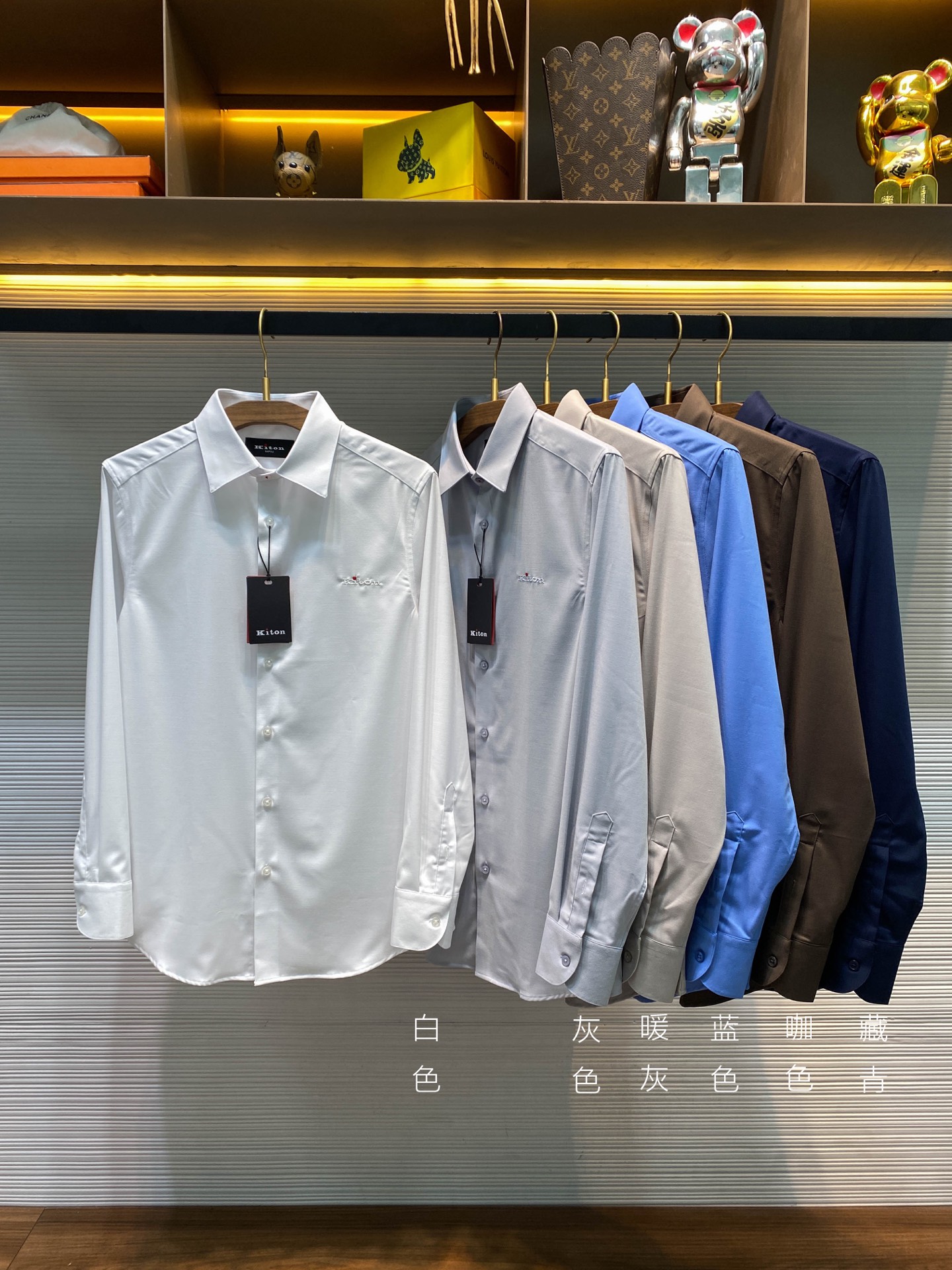 NO:653876,New product [-KITON25FW early autumn new silky cotton material lapel shirt, men's classic letter logo embroidered business casual long-sleeved shirt!  Trading company channels are rare and available on the official website simultaneously!  Kiton's newly launched heavy-duty boutique shirts, with their excellent quality and unique design, have become the objects of pursuit among elites!  This shirt is made of imported pure cotton material. It feels silky and soft when you lightly touch it. When worn close to the body, it is like a second layer of skin, gently wrapping the body without any sense of restraint. Its excellent breathability is even more amazing!  The iconic letter logo embroidery on the chest instantly attracts everyone’s attention!  The embroidery craftsmanship is exquisite. Every stitch and thread has been carefully carved by the craftsmen. The lines are smooth and delicate, as if it is a masterpiece written by an artist!  The custom-made K-embossed mother-of-pearl buckles take the exquisiteness to the extreme. Each mother-of-pearl button is carefully selected to ensure its warm color and uniform texture!  The loose-fitting cutting design has been repeatedly considered and carefully designed by designers to perfectly fit your body curves and show off your figure advantages!  Navy blue/coffee/warm gray/grey/blue/white, six colors included!  Sizes M-3XL M size shoulder width 46cm - bust 110cm - dress length 76cm - sleeve length 64cm L size shoulder width 47cm - chest length 114cm - dress length 78cm - sleeve length 65cm  3XL size, shoulder width 50cm - bust 126cm - length 84cm - sleeve length 68cm Recommended size (loose fit) Height 174-140 catties, try on size M which is suitable!  Boys weighing less than 140 pounds should choose M size, 140-152 pounds should choose L size, 152-164 pounds should choose XL size, 164-176 pounds should choose XXL size, and 176-188 pounds should choose 3XL size!  ,,shirts,alexander wang19860909新品【-KITON25FW早秋新款丝滑全棉材质翻领衬衣,男士经典字母标识刺绣商务休闲长袖衬衫！贸易公司渠道稀出,同步官网发售！Kiton全新推出的重磅精品衬衫,以其卓越的品质和独特的设计,成为精英人士竞相追逐的对象！ 这款衬衫采用客供进口纯棉材质,轻轻触摸丝滑柔软之感瞬间袭来,贴身穿着时就像第二层肌肤一样,轻柔地包裹着身体,没有丝毫的束缚感,而且其出色的透气性更是让人赞叹不已！胸前标志性字母Logo刺绣,瞬间吸引了所有人的目光！刺绣工艺精湛绝伦,每一针每一线都经过工匠们的精心雕琢,线条流畅而细腻,仿佛是艺术家笔下的杰作！客供定制K字刻印母贝扣更是将精致感发挥到了极致,每一颗母贝扣都经过精心挑选,确保其色泽温润、质地均匀！宽松版型裁剪设计,更是经过设计师们的反复推敲和精心设计,能够完美地贴合你的身体曲线,展现出你的身材优势！藏青/咖色/暖灰/灰色/蓝色/白色,六色入！尺码M-3XL M码肩宽46cm-胸围110cm-衣长76cm-袖长64cm  L码肩宽47cm-胸围114cm-衣长78cm-袖长65cm  XL码肩宽48cm-胸围118cm-衣长80cm-袖长66cm  XXL码肩宽49cm-胸围122cm-衣长82cm-袖长67cm  3XL码肩宽50cm-胸围126cm-衣长84cm-袖长68cm 尺码推荐（宽松版型） 身高174-140斤,试穿M码合适！ 男生体重140斤以内选择M码,140-152斤选择L码,152-164斤选择XL码,164-176斤选择XXL码,176-188斤选择3XL码！,,shirts,alexander wang,Men's clothing