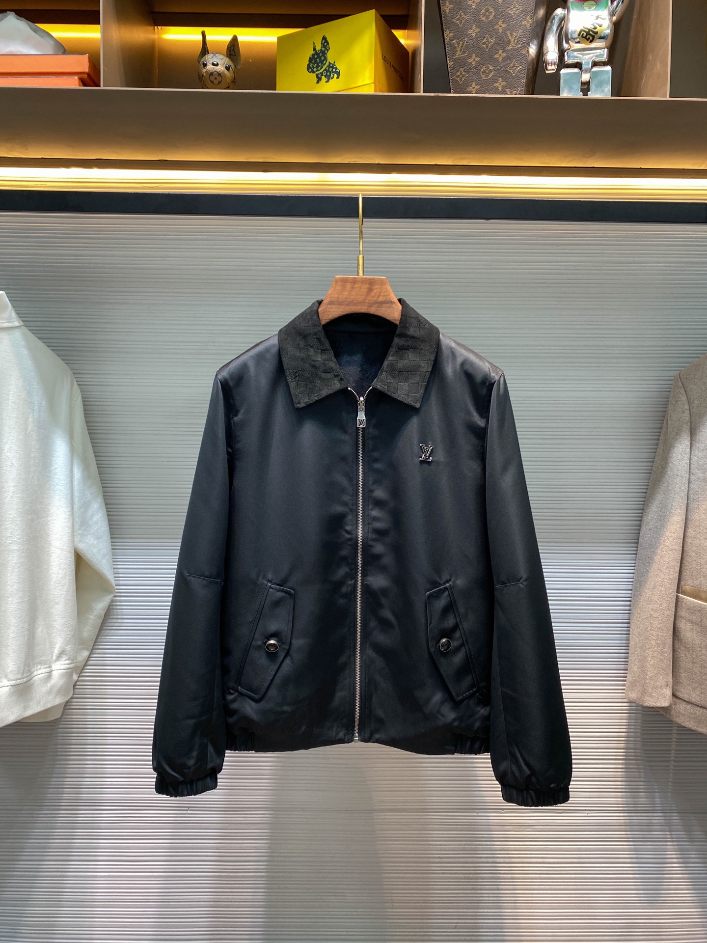 NO:637467,-1V25FW new autumn and winter densely woven polyamide cotton blend black zipper jacket, men's classic old pattern dark pattern leather lapel reversible jacket!  Trading company channels are rare and available on the official website simultaneously!  V’s brand new reversible jacket, classic black, versatile and showing a calm temperament!  Regular fit, suitable for most body shapes, allowing freedom of movement without losing fashion sense!  This jacket is made of black high-density 81 polyamide + 19 cotton blended fabric. The polyamide makes the fabric wear-resistant, wrinkle-resistant and waterproof to a certain extent, while the cotton increases the wearing comfort!  The reversible design has different styles and textures. One side has the iconic Mono**m jacquard woven pattern, and the other side is solid color satin to meet diverse wear needs!  The leather collar splicing design enhances texture and class, and the side of the leather collar is decorated with a jacquard texture iconic pattern!  The placket zipper opens and closes, and the zipper head has a hollow logo, which is highly recognizable to the brand!  Black pearl effect button pockets add a unique detail!  The two solid-color pockets with flaps on the sides are practical and beautiful, and there are also two large side pockets with jacquard texture for easy placement of items!  The metal badge embellishment on the chest adds a sense of sophistication and design!  Ribbed cuffs and hem hug the body, helping to keep wind and warmth out while creating a sleek look!  The fit-fitting cut makes it easy to control regardless of age group. If you like it, hurry up and get it with your eyes closed!  Sizes M-3XL M size shoulder width 48cm - bust 114cm - dress length 64cm - sleeve length 62cm L size shoulder width 49cm - chest size 118cm - dress length 65cm - sleeve length 63cm  3XL size, shoulder width 52cm-bust 130cm-shirt length 68cm-sleeve length 66cm. Recommended size (standard version). Height 174-140 kilograms. Try on L size!  Boys weighing less than 130 kilograms should choose M code, 130-143 kilograms should choose L code, 143-156 kilograms should choose XL code, 156-170 kilograms should choose XXL code, and 170-186 kilograms should choose 3XL code!  ,Louis Vuitton-clothing,louis vuitton,jackets & coats,jackets & coats,alexander wang19860909-1V25FW秋冬新款密织聚酰胺棉质混纺黑色拉链夹克,男士经典老花暗纹拼皮翻领双面穿夹克外套！贸易公司渠道稀出,同步官网发售！V家全新双面穿外套奉献,经典黑色,百搭且彰显沉稳气质！常规版型,适合大多数身形穿着,活动自如又不失时尚感！ 这款夹克采用黑色高密度81聚酰胺+19棉混纺面料制成,聚酰胺使面料耐磨、抗皱且具有一定防水性,棉则增加了穿着的舒适度！双面穿设计具有不同风格和质感,一面带有标志性Mono**m提花梭织图案 ,另一面是纯色缎面,满足多样化穿搭需求！皮革衣领拼接设计,提升质感与档次,且皮革衣领侧面饰有提花纹理标志性图案！门襟拉链开合,拉链头上带有镂空标志,品牌辨识度高！黑色珍珠效果纽扣口袋,增添独特细节！两个侧面带翻盖的纯色口袋,实用且美观,侧面还有两个提花纹理的大侧袋,方便放置物品！胸前金属徽章点缀,增加精致感和设计感！罗纹袖口和下摆,贴合身体,有助于防风保暖,同时塑造利落外观！合体版型裁剪,无论任何年龄段都能轻松驾驭,喜欢的赶紧闭眼入手吧！尺码M-3XL M码肩宽48cm-胸围114cm-衣长64cm-袖长62cm L码肩宽49cm-胸围118cm-衣长65cm-袖长63cm XL码肩宽50cm-胸围122cm-衣长66cm-袖长64cm XXL码肩宽51cm-胸围126cm-衣长67cm-袖长65cm 3XL码肩宽52cm-胸围130cm-衣长68cm-袖长66cm 尺码推荐（标准版型） 身高174-140斤,试穿L码合适！ 男生体重130斤以内选择M码,130-143斤选择L码,143-156斤选择XL码,156-170斤选择XXL码,170-186斤选择3XL码！,路易威登-服装,louis vuitton,jackets & coats,jackets & coats,alexander wang,Women's clothing