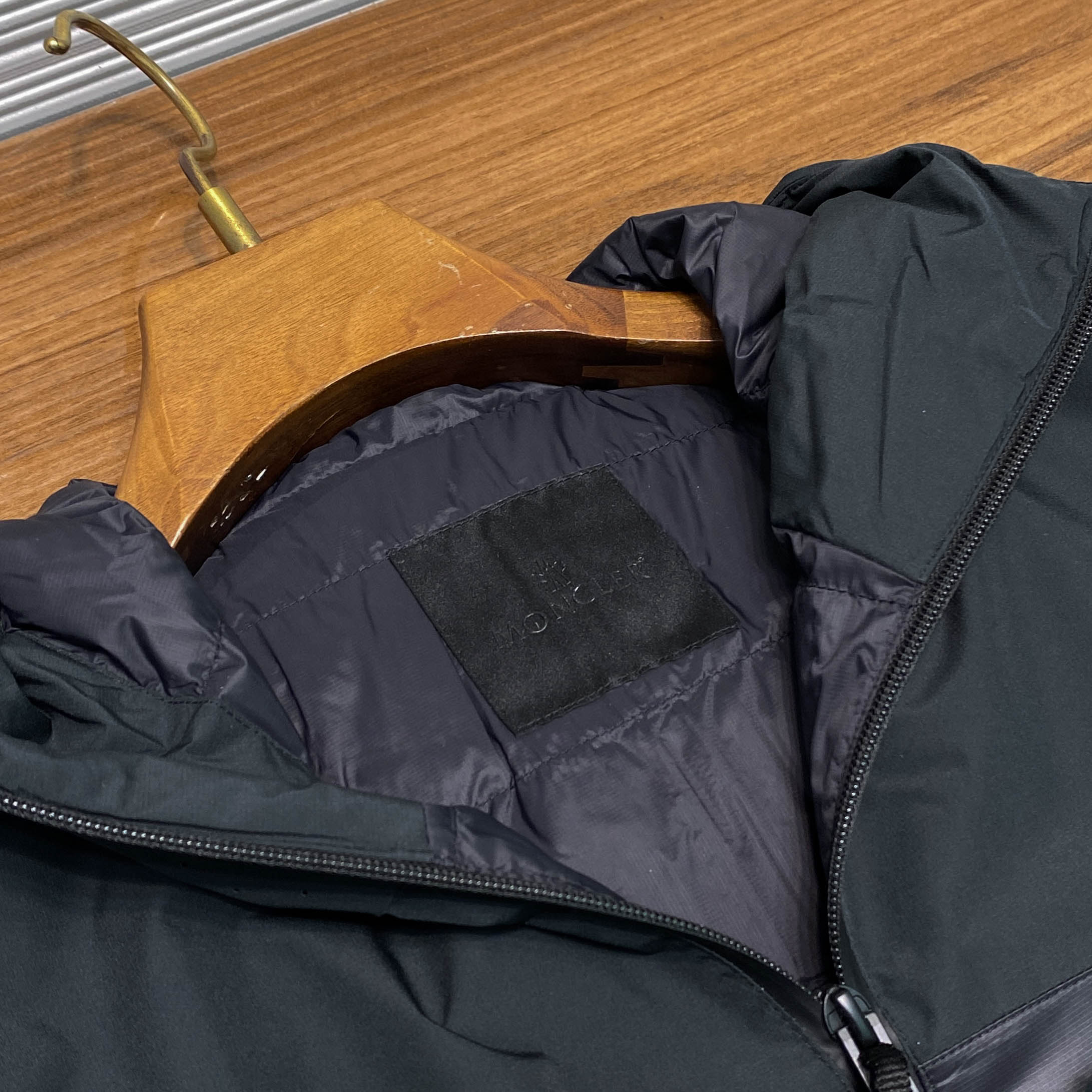 MOC25FW秋冬最新轻薄款黑色尼龙反水羽绒夹克，男士绗缝拉链口袋拼接户外功能性连帽羽绒服外套！贸易公司