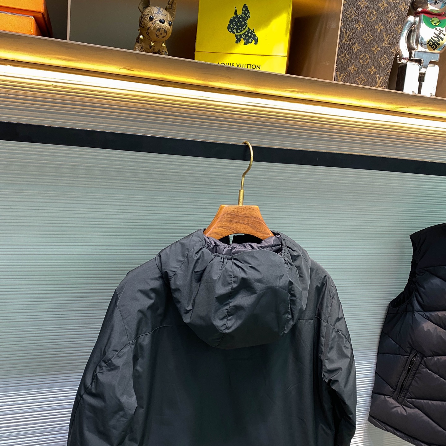 MOC25FW秋冬最新轻薄款黑色尼龙反水羽绒夹克，男士绗缝拉链口袋拼接户外功能性连帽羽绒服外套！贸易公司