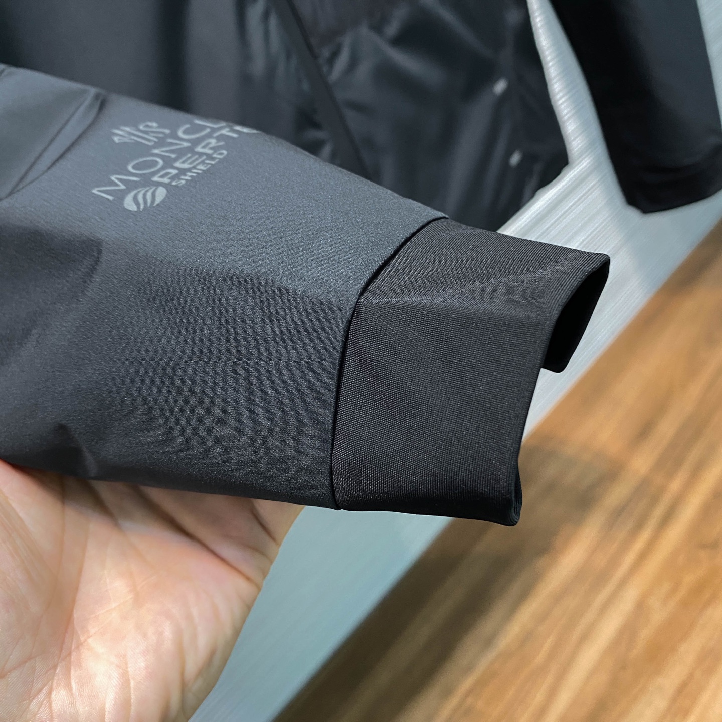 MOC25FW秋冬最新轻薄款黑色尼龙反水羽绒夹克，男士绗缝拉链口袋拼接户外功能性连帽羽绒服外套！贸易公司