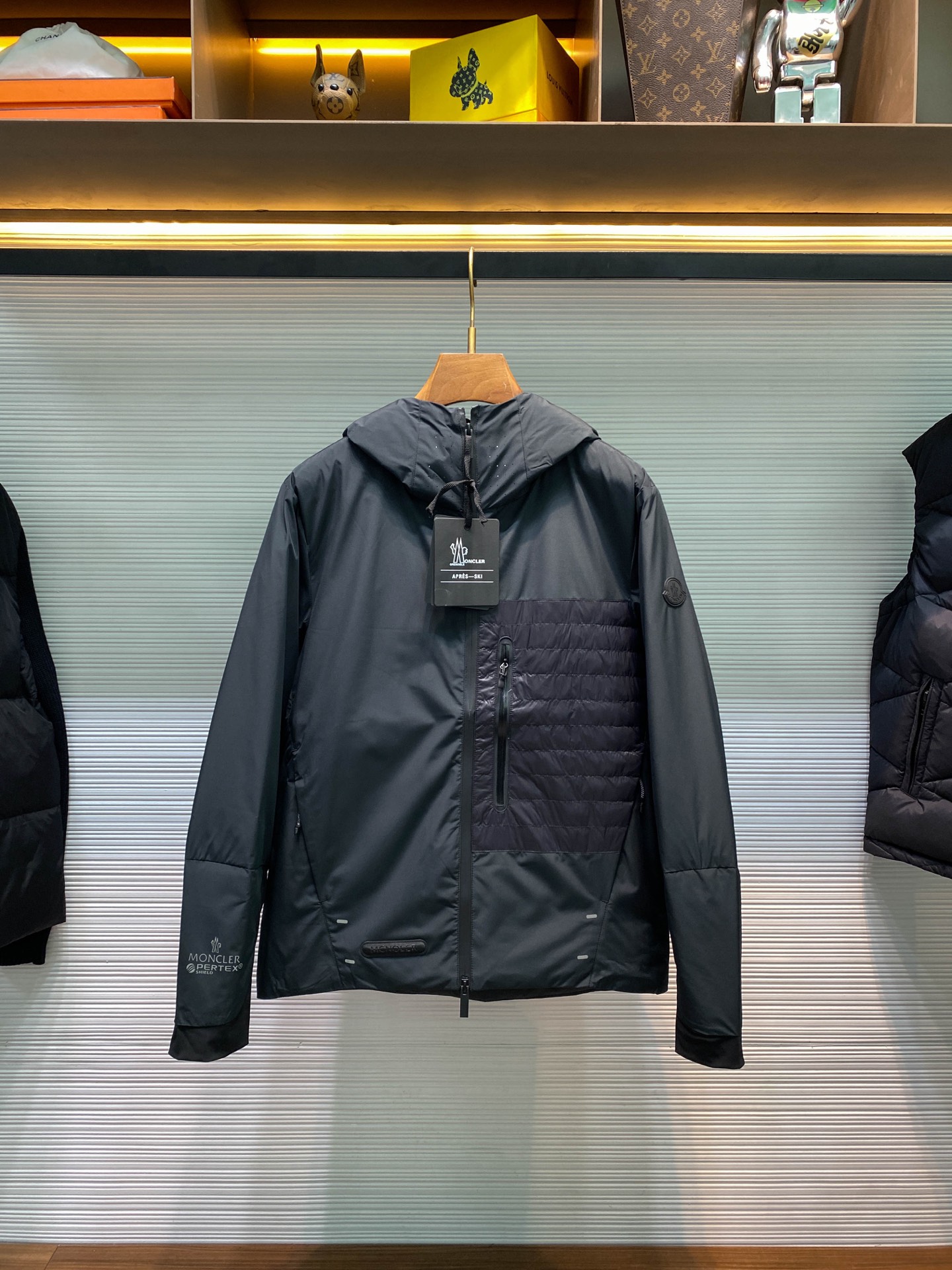 NO:573509,MOC25FW autumn and winter latest lightweight black nylon waterproof down jacket, men's quilted zipper pocket splicing outdoor functional hooded down jacket!  Trading company channels are rare and available on the official website simultaneously!  This new M family down jacket not only has excellent performance features, but also pays attention to detail design and comfort!  Whether you are doing outdoor sports or daily wear, it can keep you light and warm without looking bulky!  This down jacket is the first choice for men in autumn and winter. It is made of customized black matte nylon fabric, which is windproof, water-repellent, wear-resistant and tear-resistant, providing you with strong outdoor performance!  The interior is filled with European standard white goose down and paired with a fully quilted lining to ensure the filling is even and full, keeping you warm in the cold season!  This jacket is also unique in design. The quilted patent pockets on the front contrast sharply with the main fabric and enhance the overall highlight!  The customized letter-engraved fully-glued placket zipper and zippered pockets add convenience and fashion!  At the same time, the laser-punched collar and elastic elastic hood are not only windproof, but also allow you to breathe smoothly!  In order to improve outdoor safety, 3M reflective points are also designed on the hem, so that you can be noticed by others at night!  In addition, the fitted tailoring and elastic fabric spliced ​​cuffs and hem elastic drawstrings can be adjusted according to personal needs to fit the body better!  Whether you're taking on a challenge or enjoying some leisure time, this jacket will be your best choice!  Size 1-4 Size 1 has shoulder width 49cm - bust 110cm - dress length 70cm - sleeve length 66cm Size 2 has shoulder width 50cm - chest 112cm - dress length 71cm - sleeve length 67cm Size 3 has shoulder width 51cm - chest 115cm - dress length 72cm - sleeve length 68cm Size 4 has shoulder width 51cm - chest 118cm - dress length 72cm - sleeve length 68cm  Size recommendation (standard version) Height 174-jin, try on size 2 which is suitable!  For boys, choose size 1 if you weigh less than 140 pounds, choose size 2 if you weigh between 142 pounds and 156 pounds, choose size 3 if you weigh 142-156 pounds, and choose size 4 if you weigh 156-175 pounds!  ,,jackets & coats,jackets & coats,down jacket,hats,alexander wang19860909MOC25FW秋冬最新轻薄款黑色尼龙反水羽绒夹克,男士绗缝拉链口袋拼接户外功能性连帽羽绒服外套！贸易公司渠道稀出,同步官网发售！这款M家全新羽绒夹克不仅具有出色的性能特点,还注重细节设计和舒适度！无论是在户外运动还是日常穿搭中,它都能让你轻盈保暖而不显臃肿！ 该羽绒夹克是男士秋冬首选,它采用客供定制的黑色消光尼龙面料,具有防风、拒水、耐磨和抗撕裂的特性,为你提供强悍的户外性能！内里采用欧标白鹅绒充填,并搭配全绗缝里料,确保充绒均匀饱满,让你在寒冷的季节里保持温暖！这款夹克在设计上也别出心裁,正面绗缝漆面口袋与主要面料形成鲜明对比,提升了整体亮点！而客供定制的字母刻印全压胶门襟拉链,和拉链开合口袋则增加了便利性和时尚感！同时激光打孔领口和松紧弹力帽兜不仅可以防风,还能让你呼吸通畅！为了提升户外安全性,在下摆处还设计了3M反光点,让你在夜晚也能被他人注意到！此外合体版型剪裁和弹力面料拼接的袖口和下摆松紧抽绳,可以根据个人需求进行调节,更加贴合身体！无论是迎接挑战还是享受休闲时光,这款夹克都会成为你的最佳选择！尺码1-4 1码肩宽49cm-胸围110cm-衣长70cm-袖长66cm 2码肩宽50cm-胸围112cm-衣长71cm-袖长67cm 3码肩宽51cm-胸围115cm-衣长72cm-袖长68cm 4码肩宽51cm-胸围118cm-衣长72cm-袖长68cm 尺码推荐（标准版型） 身高174-斤,试穿2码合适！ 男生体重斤以内选择1码,-142斤选择2码,142-156斤选择3码,156-175斤选择4码！,,jackets & coats,jackets & coats,down jacket,hats,alexander wang,Men's clothing