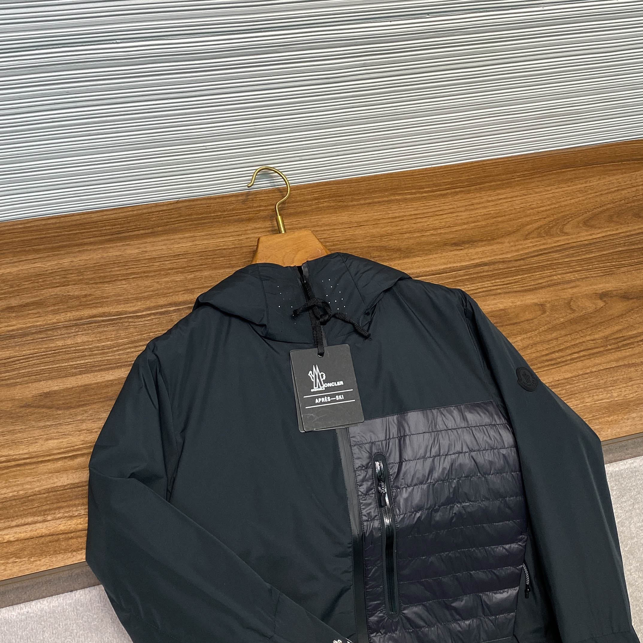 MOC25FW秋冬最新轻薄款黑色尼龙反水羽绒夹克，男士绗缝拉链口袋拼接户外功能性连帽羽绒服外套！贸易公司