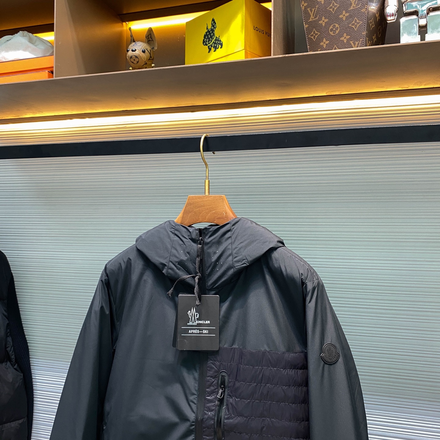 MOC25FW秋冬最新轻薄款黑色尼龙反水羽绒夹克，男士绗缝拉链口袋拼接户外功能性连帽羽绒服外套！贸易公司