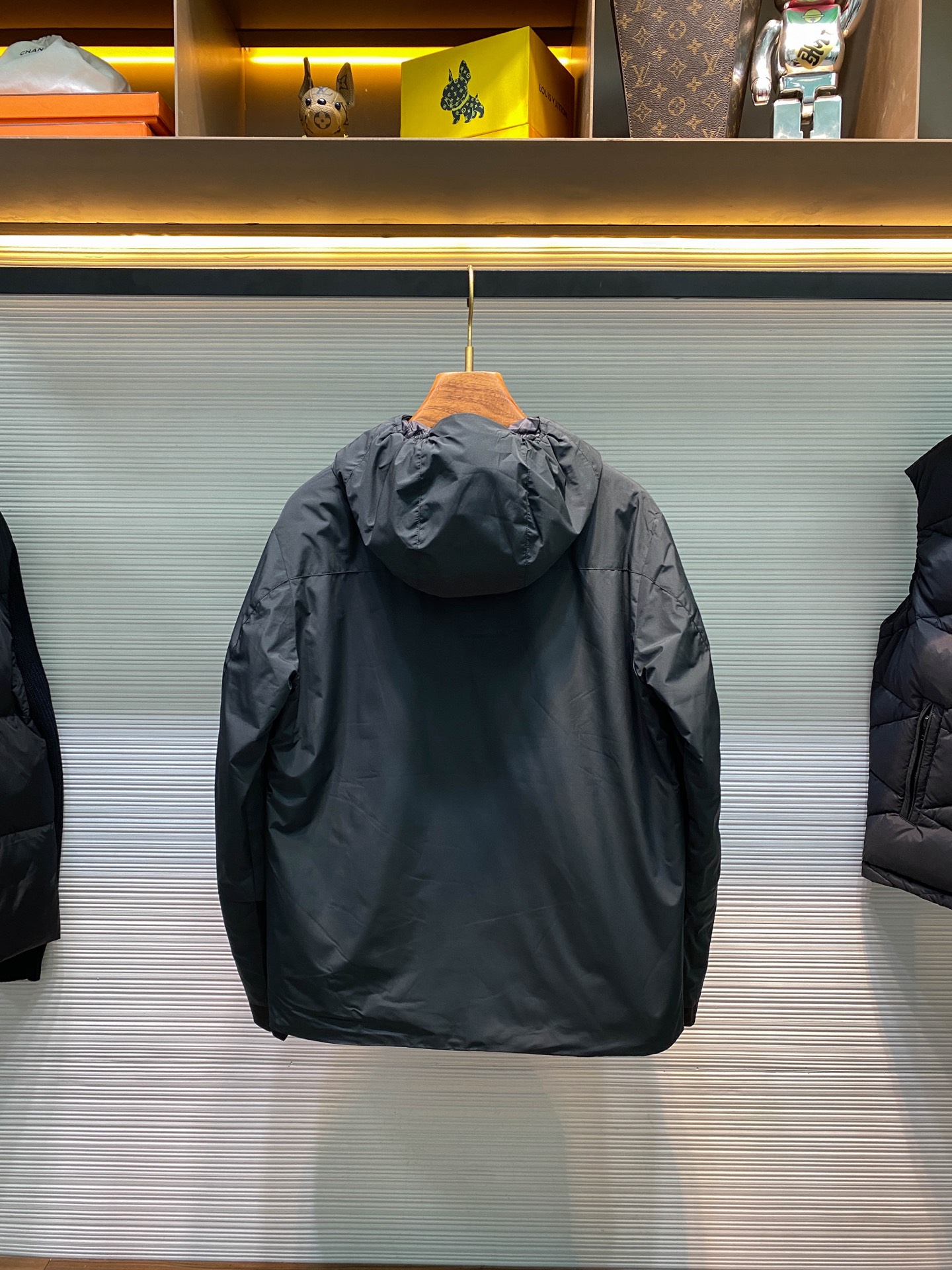 MOC25FW秋冬最新轻薄款黑色尼龙反水羽绒夹克，男士绗缝拉链口袋拼接户外功能性连帽羽绒服外套！贸易公司