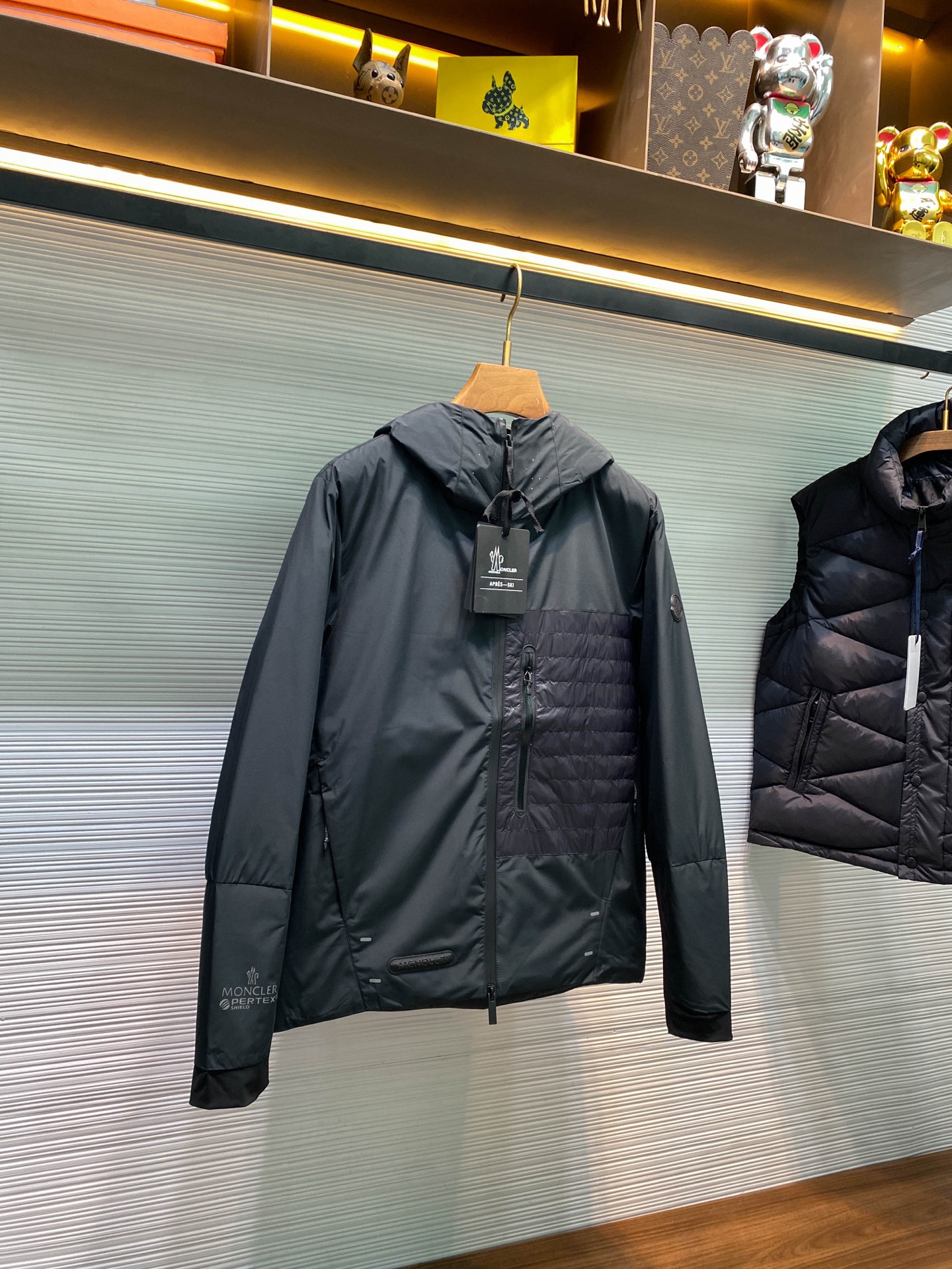 MOC25FW秋冬最新轻薄款黑色尼龙反水羽绒夹克，男士绗缝拉链口袋拼接户外功能性连帽羽绒服外套！贸易公司