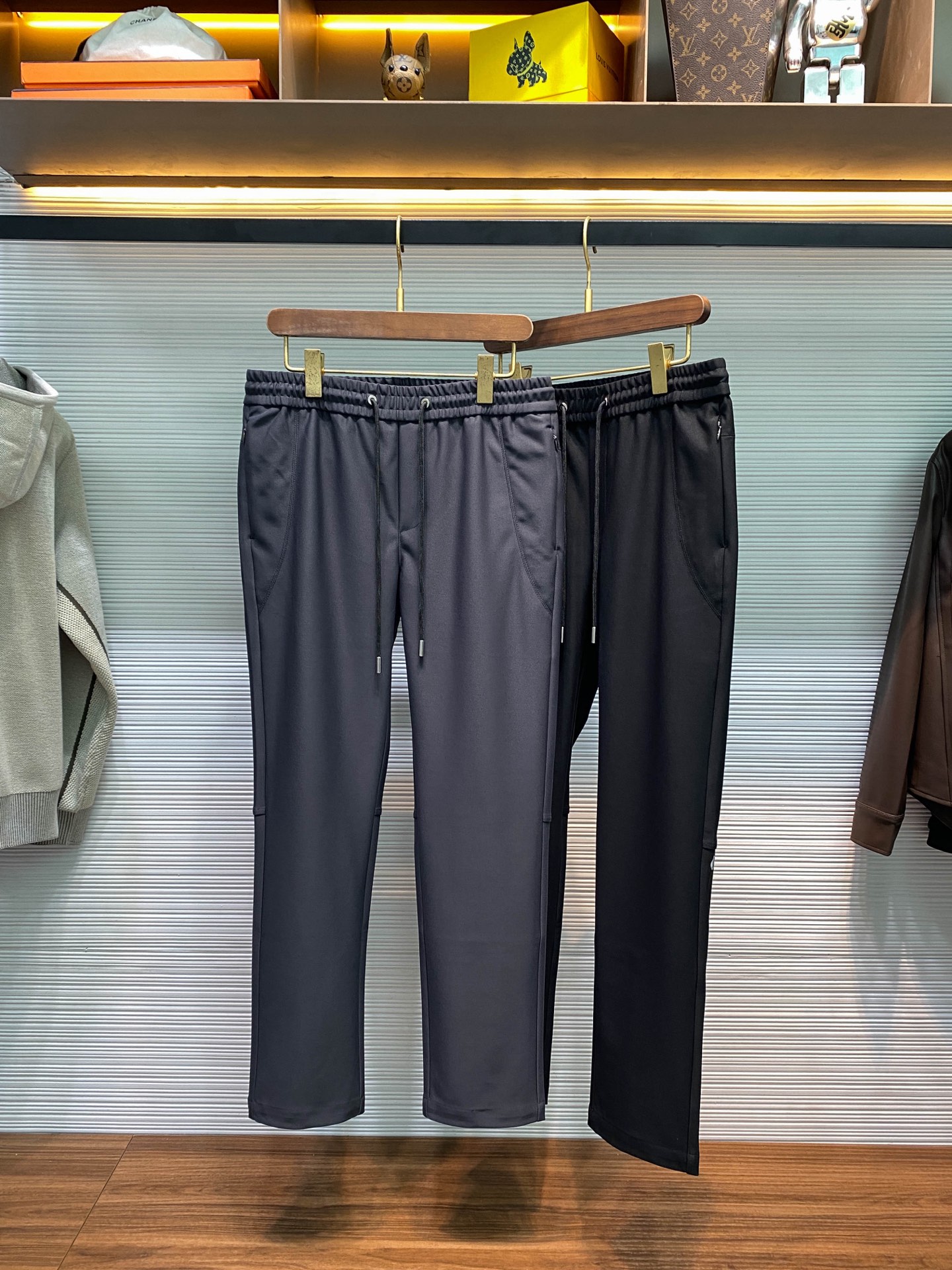 NO:568264,-LULU25FW new autumn and winter new technical fabric drawstring casual trousers, men's reflective logo printed fashionable and versatile straight casual trousers!  Trading company channels are rare, leading official website sales!  LU's new casual pants have become a shining star in the fashion industry with their unique fabrics, exquisite design details, thoughtful drawstring elastic waistband and classic straight fit!  This trousers is made of custom-made new technical fabrics with a delicate and soft touch, bringing an unprecedented comfortable experience!  And the fabric also has excellent breathability, keeping your skin dry all the time!  Not only that, its texture is crisp and stylish, and it can always maintain straight lines, allowing you to show your confidence and capable temperament at all times!  The back pockets and trouser legs are embellished with classic reflective logo prints, which look simple yet fashionable, adding a sense of sophistication to the pants!  And when night falls, when light shines on these reflective signs, they will instantly shine brightly, like twinkling stars in the night sky, which is very recognizable!  The design of the drawstring elastic waistband is extremely considerate. You can freely adjust the tightness of the drawstring according to your waist size to find the most comfortable wearing condition!  The straight version design is simple and elegant, without too many modifications, but it can show a natural and casual beauty!  It can modify the leg lines very well and make your legs look straighter and slender!  Black/grey, two colors available!  Size M-3XL M size waist 80/86cm - hip 100cm - front 37cm - thigh 62cm - trouser length 100cm - trouser leg 35cm L size waist 84/90cm - hip 104cm - front 38cm - thigh 64cm - trouser length 101cm - trouser leg 36cm  XL size waist 88/94cm - hip 108cm - front 38cm - thigh 66cm - trouser length 102cm - trouser leg 37cm XXL size waist 92/98cm - hip 112cm - front 39cm - thigh 68cm - trouser length 103cm - trouser leg 38cm  3XL size waist 96/102cm - hip 116cm - front 39cm - thigh 70cm - trouser length 104cm - trouser leg 39cm Recommended size (standard version) Height 174-140 catties, try on L size!  For boys weighing less than 135 catties, choose M size, between 135-148 catties, choose L size, between 148-162 catties, choose XL size, between 162-176 catties, choose XXL size, and between 176-190 catties, choose 3XL size!  ,,alexander wang19860909-LULU25FW秋冬新款新型科技面料抽绳休闲裤,男士反光标识印花时尚百搭直筒休闲长裤！贸易公司渠道稀出,领先官网发售！LU家新款休闲裤以其独特的面料、精美的设计细节、贴心的抽绳松紧裤腰和经典的直筒版型,成为了时尚界的一颗璀璨明星！ 这款裤装采用客供定制新型科技面料,细腻而柔软的触感,带来一种前所未有的舒适体验！而且面料还具有出色的透气性,让你的肌肤始终保持干爽！不仅如此它的质感更是挺括有型,始终能保持笔挺的线条,让你时刻展现出自信与干练的气质！后兜与裤腿处经典反光标识Logo印花点缀,看起来简约而不失时尚,为裤子增添了一份精致感！而当夜幕降临,灯光照射在这些反光标识上时,它们会瞬间发出明亮的光芒,仿佛是夜空中闪烁的星星,非常具有辨识度！抽绳松紧裤腰的设计,简直是贴心至极,可以根据自己的腰围大小自由调节抽绳的松紧程度,找到最舒适的穿着状态！直筒版型设计简洁大方,没有过多的修饰,却能展现出一种自然、随性的美感！能够很好地修饰腿部线条,让你的双腿看起来更加笔直修长！黑色/灰色,两色入！尺码M-3XL M码腰围80/86cm-臀围100cm-前档37cm-大腿围62cm-裤长100cm-裤脚35cm L码腰围84/90cm-臀围104cm-前档38cm-大腿围64cm-裤长101cm-裤脚36cm XL码腰围88/94cm-臀围108cm-前档38cm-大腿围66cm-裤长102cm-裤脚37cm XXL码腰围92/98cm-臀围112cm-前档39cm-大腿围68cm-裤长103cm-裤脚38cm 3XL码腰围96/102cm-臀围116cm-前档39cm-大腿围70cm-裤长104cm-裤脚39cm  尺码推荐（标准版型） 身高174-140斤,试穿L码合适！ 男生体重135斤以内选择M码,135-148斤选择L码,148-162斤选择XL码,162-176斤选择XXL码,176-190斤选择3XL码！,,alexander wang,Men's clothing